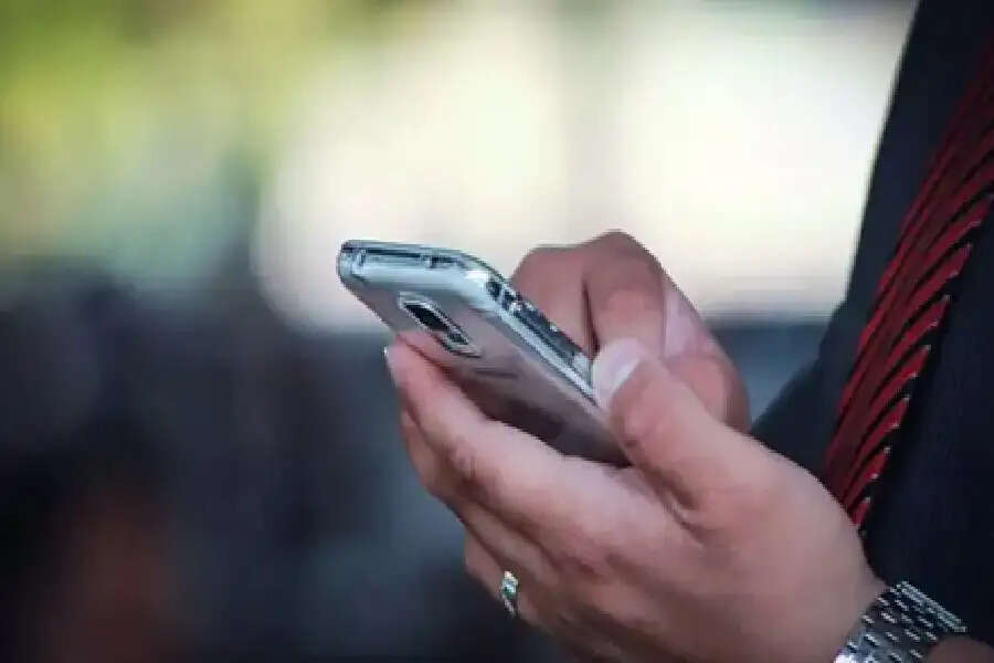 Tech Tips: क्या आपके फोन में भी आवाज आ रही है कम, तो फॉलो करें ये टिप्स, घर बैठे फोन हो जाएगा सही