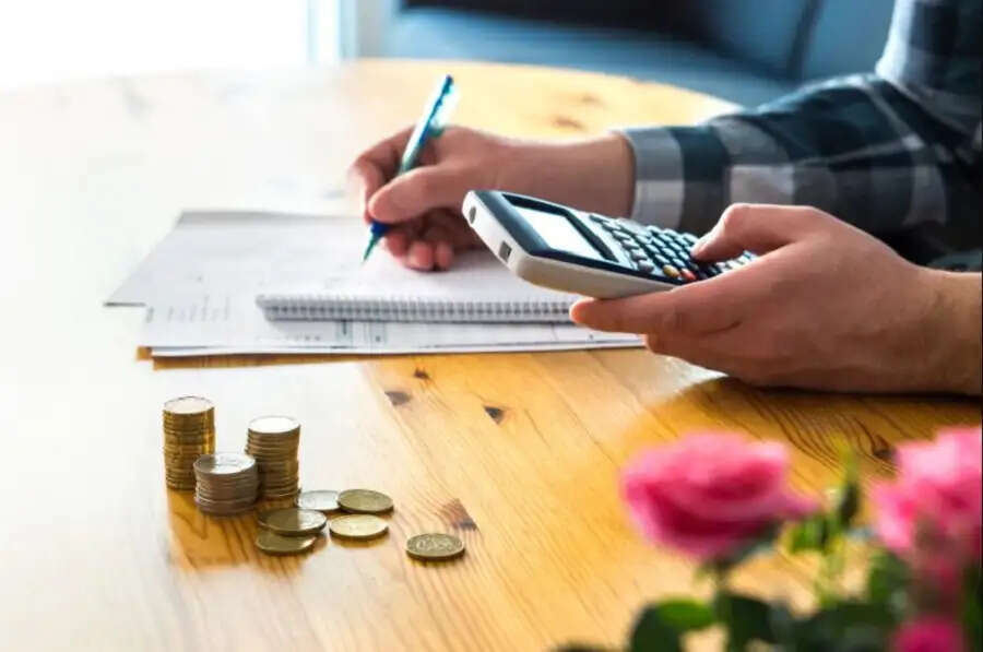 Investment Plan- उम्र 40 की हो गई हैं&nbsp;फ्यूचर की चिंता हो रही हैं, तो ऐसे करें निवेश थोड़े समय में जुटा लेंगे 2 करोड़, जानिए पूरी डिटेल्स