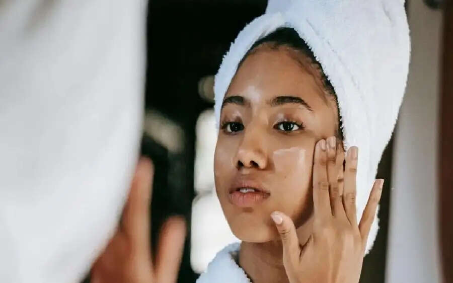 Skin Care: चेहरे पर भूल कर भी ना लगाएं ये चीजें, वरना स्किन को पहुंचेगा भारी नुकसान