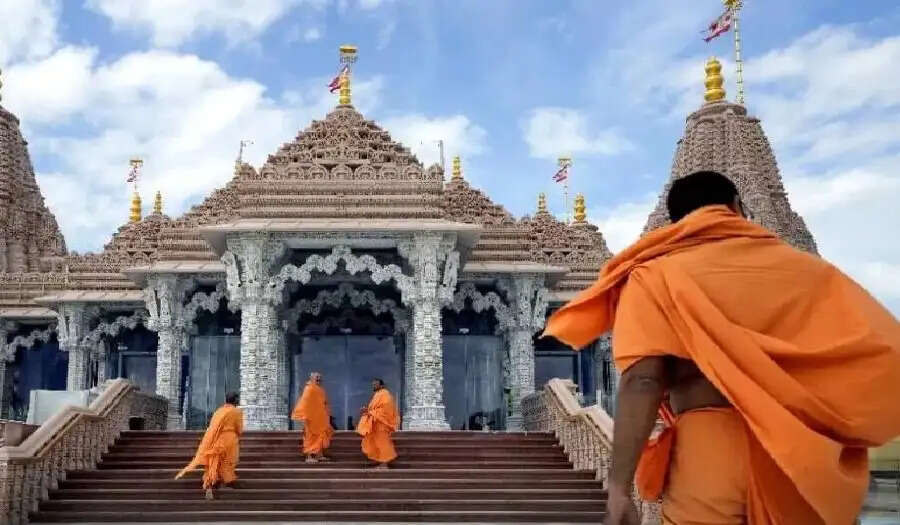 Astrology Tips- मंदिर जाने से पहले भूलकर भी ना करें ये कार्य, भगवान हो जाते हैं नाराज