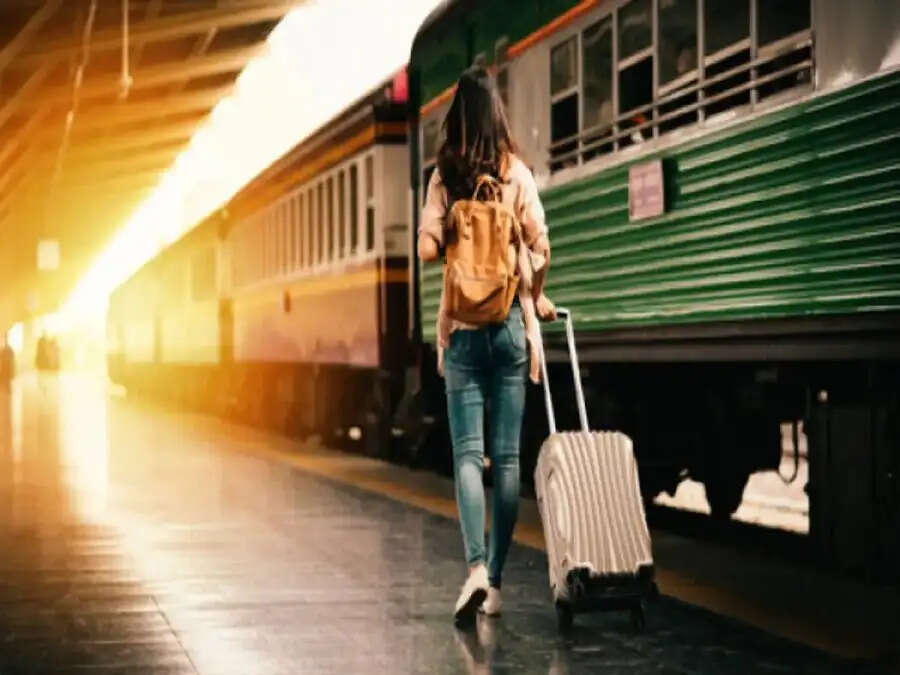 Train Tips- ट्रेन में सफर करने वालों को मिलता है मात्र 100 रूपयों में लग्जरी कमरा, जानिए कैसे कर सकते हैं बुकिंग