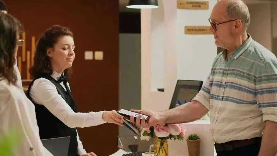 Hotel Check-in Tips-&nbsp;होटल रूम में जाते ही करलें ये काम, आप और सामान रहेंगे सुरक्षित