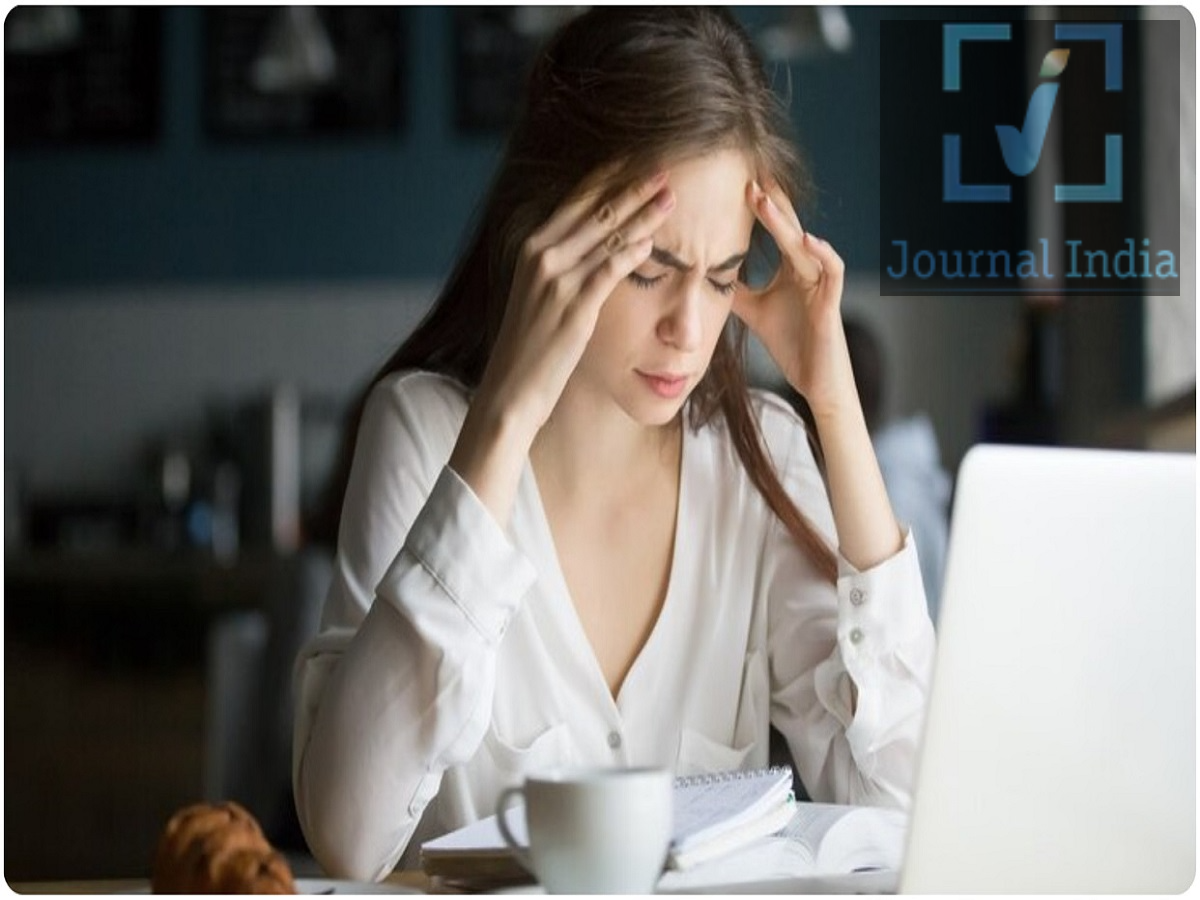 Health Tips- एंग्जायटी और स्ट्रेस को एक समझ लेते हैं, जानिए दोनों में क्या फर्क हैं दोस्तो आज की तेज भागदौड़ और व्यस्त जीवनशैली में तनाव होना एक आम बात हो गई हैं, लोगो पर काम का भारी दबाव, पैसों की तंगी, परिवार की ज़िम्मेदारियाँ और जीवनशैली में बदलाव - ये सभी मानसिक सेहत पर असर डाल सकते हैं। कई लोग यह नहीं समझ पाते कि कब यह एंग्जायटी (बेचैनी या घबराहट) में बदल जाता है। दोनों स्थितियों के लक्षण एक जैसे होते हैं, इसलिए अक्सर लोग इनमें फ़र्क नहीं कर पाते। आइए जानते हैं दोनों में क्या अंतर हैं-  एंग्जायटी सिर्फ़ थोड़ी देर की चिंता से कहीं ज़्यादा है। अगर इसका इलाज न किया जाए, तो यह आपके काम, रिश्तों और जीवन की गुणवत्ता पर बुरा असर डाल सकती है। यहाँ वह सब कुछ बताया गया है जो आपको जानना चाहिए। तनाव बनाम एंग्जायटी: क्या फ़र्क है? तनाव और एंग्जायटी एक जैसे लग सकते हैं, लेकिन ये अलग-अलग स्थितियाँ हैं। तनाव आमतौर पर किसी खास स्थिति के कारण होता है, जैसे काम की डेडलाइन, परीक्षा, पैसों की दिक्कत या परिवार से जुड़ी समस्याएँ। जब तनाव वाली स्थिति सुलझ जाती है, तो तनाव आमतौर पर अपने आप कम हो जाता है। दूसरी ओर, एंग्जायटी अक्सर तब भी बनी रहती है जब चिंता करने की कोई साफ़ वजह न हो। एंग्जायटी से जूझ रहे लोगों को लगातार ऐसा लग सकता है कि कुछ बुरा होने वाला है, भले ही सब कुछ सामान्य हो। यही लगातार बना रहने वाला डर और अनिश्चितता एंग्जायटी को रोज़मर्रा के तनाव से अलग बनाती है। क्या डायबिटीज़ से एंग्जायटी बढ़ सकती है? कई अध्ययनों से पता चलता है कि डायबिटीज़ से पीड़ित लोगों में एंग्जायटी होने का खतरा ज़्यादा हो सकता है। ब्लड शुगर लेवल में उतार-चढ़ाव मूड और भावनात्मक सेहत पर असर डाल सकता है। लंबे समय तक चलने वाली बीमारी को संभालने से समय के साथ मानसिक तनाव बढ़ सकता है। डायबिटीज़ के मरीज़ों को अपनी शारीरिक और मानसिक सेहत दोनों पर ध्यान देना चाहिए और लक्षण दिखने पर विशेषज्ञ की सलाह लेनी चाहिए। एंग्जायटी के आम लक्षण   बिना किसी साफ़ वजह के लगातार चिंता या डर। दिल की धड़कन का तेज़ी से चलना या घबराहट महसूस होना। तेज़ या उथली साँसें लेना। बहुत ज़्यादा पसीना आना। हाथों का काँपना। मांसपेशियों में अकड़न या शरीर में तनाव महसूस होना। ध्यान लगाने में मुश्किल होना। बेचैनी महसूस होना या आराम न कर पाना। एंग्जायटी आपके पाचन तंत्र पर कैसे असर डालती है मानसिक स्वास्थ्य विशेषज्ञ बताते हैं कि दिमाग और पाचन तंत्र आपस में गहराई से जुड़े होते हैं। इस जुड़ाव के कारण, एंग्जायटी से ये समस्याएँ हो सकती हैं: पेट खराब होना। जी मिचलाना। पेट में दर्द या बेचैनी। मल त्यागने की आदतों में बदलाव। पाचन से जुड़ी ऐसी समस्याएं जो पेट की किसी बीमारी के बिना भी हो सकती हैं। आपको कब चिंता करनी चाहिए? लक्षण कई हफ़्तों या महीनों तक बने रहें। तनावपूर्ण घटना के खत्म होने के बाद भी चिंता बनी रहे। रोज़ाना के काम, पढ़ाई या रिश्तों पर असर पड़े। रोज़मर्रा के काम करने में मुश्किल हो। शारीरिक लक्षण बार-बार दिखें या गंभीर हो जाएं।