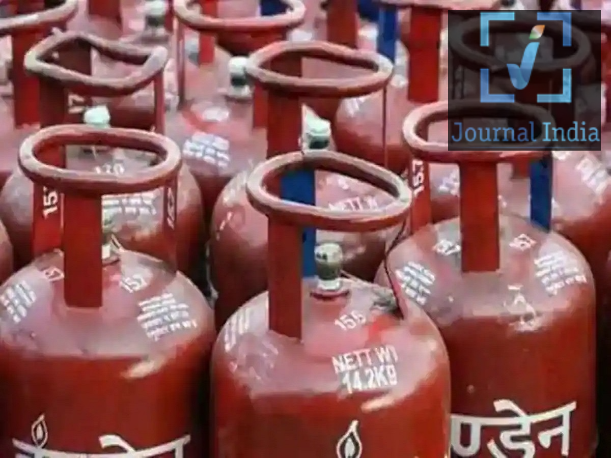 LPG Cylinder Price- LPG गैस सिलेंडर की क्या है आज की प्राइस, जानिए बस एक क्लिक में दोस्तो जब से अक्टूबर शुरु हुआ हैं LPG सिलेंडर की कीमतों में लगातार बदलाव देखने को मिल रहा हैं, ऐसे में बात करे मंगलवार 6 अक्टूबर की तो गैस सिलेंडर बुक करने की तैयारी कर रहे हैं, तो पहले अपने शहर में लागू घरेलू और कमर्शियल LPG की कीमत जरूर जान लें।  यहां जानिए दिल्ली, मुंबई, कोलकाता, बेंगलुरु, हैदराबाद समेत प्रमुख शहरों में 14.2 किलो घरेलू और 19 किलो कमर्शियल LPG सिलेंडर के आज के रेट। घरेलू LPG सिलेंडर की शहरवार कीमत घरेलू रसोई गैस सिलेंडर की कीमतें शहर के हिसाब से अलग-अलग हैं। 5 अक्टूबर को प्रमुख शहरों में 14.2 किलो LPG सिलेंडर के रेट इस प्रकार हैं: दिल्ली: ₹942 प्रति 14.2 किलो  मुंबई: ₹941.50 प्रति 14.2 किलो  कोलकाता: ₹968 प्रति 14.2 किलो  बेंगलुरु: ₹944.50 प्रति 14.2 किलो  हैदराबाद: ₹994 प्रति 14.2 किलो  चेन्नई: ₹957.50 प्रति 14.2 किलो  कटक: ₹968 प्रति 14.2 किलो  कोयंबटूर: ₹959 प्रति 14.2 किलो  रांची: ₹1,010.50 प्रति 14.2 किलो  इन कीमतों में स्थानीय टैक्स और अन्य कारकों के कारण शहर के अनुसार अंतर देखने को मिलता है। कमर्शियल LPG सिलेंडर के आज के रेट होटल, रेस्टोरेंट, ढाबे और अन्य व्यावसायिक प्रतिष्ठानों में इस्तेमाल होने वाले 19 किलो कमर्शियल LPG सिलेंडर की कीमतें घरेलू सिलेंडर से काफी अधिक हैं। प्रमुख शहरों में आज के रेट: दिल्ली: ₹2,810 प्रति 19 किलो  मुंबई: ₹2,763.50 प्रति 19 किलो  कोलकाता: ₹2,946.50 प्रति 19 किलो  बेंगलुरु: ₹2,893.50 प्रति 19 किलो  हैदराबाद: ₹3,058.50 प्रति 19 किलो  चेन्नई: ₹2,978.50 प्रति 19 किलो  कटक: ₹2,947.50 प्रति 19 किलो  कोयंबटूर: ₹3,002.50 प्रति 19 किलो  रांची: ₹2,988 प्रति 19 किलो  LPG सिलेंडर की कीमतों में क्यों होता है बदलाव? LPG के दाम अंतरराष्ट्रीय बाजार में कच्चे तेल और गैस की कीमतों, विदेशी मुद्रा विनिमय दर, टैक्स और अन्य लागतों से प्रभावित होते हैं। इसके अलावा घरेलू और कमर्शियल LPG की कीमतों में अलग-अलग बदलाव हो सकते हैं। गैस सिलेंडर कैसे बुक करें? गैस सिलेंडर बुक करने के लिए ग्राहक अपनी गैस कंपनी की बुकिंग सुविधा का इस्तेमाल कर सकते हैं। आमतौर पर रजिस्टर्ड मोबाइल नंबर से कॉल करके या WhatsApp के जरिए रिफिल बुक किया जा सकता है। WhatsApp से बुकिंग के लिए संबंधित गैस एजेंसी के नंबर पर &ldquo;Hi&rdquo; भेजें और मेन्यू में दिए गए refill booking विकल्प को चुनें। इसके बाद अपना Consumer ID दर्ज करके बुकिंग पूरी की जा सकती है। Indane Gas: 7588888824  HP Gas: 92222 01122  Bharat Gas: 1800 22 4344  नोट: LPG की कीमतें समय-समय पर तेल कंपनियों द्वारा संशोधित की जा सकती हैं। सिलेंडर बुक करने से पहले अपने क्षेत्र में लागू अंतिम कीमत की पुष्टि करना उचित है।