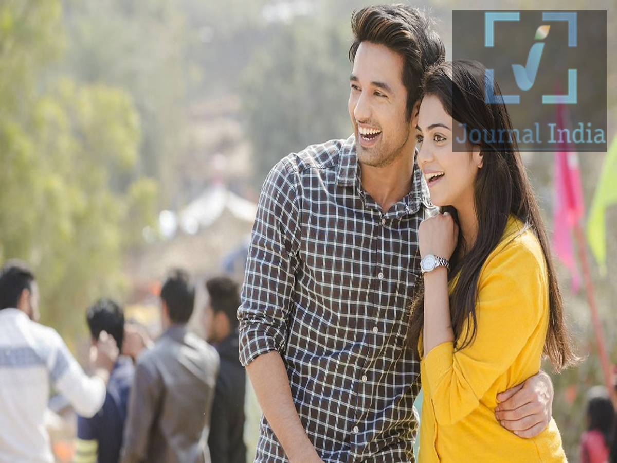 Relationship Tips- लड़की को इंम्प्रेस करना हैं, तो अपनाएं ये ट्रिक्स दोस्तो दुनिया में हर इंसान को किसी ना किसी की जरूरत होती हैं, खासकर एक महिला मित्र की, अपनी पंसदीदा औरत को इंम्प्रेस करने के लिए महंगे कपड़ों, आलीशान तोहफों या बड़े-बड़े वादों की ज़रूरत नहीं होती। असल में जो मायने रखता है, वह है आपका व्यक्तित्व, आत्मविश्वास, बातचीत करने का तरीका और आप उसके प्रति कितना सम्मान दिखाते हैं। आइए जानते हैं एक लड़की को कैसे इंम्प्रेस करें-  1. आत्मविश्वास के साथ बात करें आत्मविश्वास एक अहम भूमिका निभाता है। अगर किसी लड़की से बात करते समय आप घबराहट महसूस करते हैं, तो सामान्य विषयों से शुरुआत करें, जैसे कि उसके शौक, पसंदीदा फिल्में, संगीत या उसकी रुचियां।  साफ़-साफ़ बोलें, स्वाभाविक रूप से आँखों में देखकर बात करें (आई कॉन्टैक्ट बनाए रखें) और बातचीत को सहज रखें।  2. उसकी बातों को ध्यान से सुनें अच्छी बातचीत का मतलब सिर्फ़ अच्छी तरह बोलना ही नहीं, बल्कि ध्यान से सुनना भी है। जब वह अपने विचार या अनुभव साझा करे, तो उसकी बात के बीच में न बोलें और न ही बार-बार अपना फ़ोन चेक करें। 3. अच्छी ग्रूमिंग रखें और अच्छे कपड़े पहनें आकर्षक दिखने के लिए आपको महंगे या ब्रांडेड कपड़ों की ज़रूरत नहीं है। साफ़-सुथरे कपड़े, ठीक से सेट किए गए बाल, अच्छी हाइजीन और साफ़ जूते आपको एक सकारात्मक पहली छाप (फर्स्ट इम्प्रेशन) बनाने में मदद कर सकते हैं। 4. सम्मानजनक और विनम्र रहें किसी भी रिश्ते में सम्मान सबसे महत्वपूर्ण गुणों में से एक है। उसकी राय, पसंद, व्यक्तिगत सीमाओं और फैसलों का सम्मान करें, भले ही वे आपके विचारों से अलग हों। अनुचित मज़ाक करने, ज़रूरत से ज़्यादा तारीफ करने, या जवाब न मिलने पर बार-बार मैसेज करने से बचें। अगर वह दिलचस्पी नहीं दिखाती है, तो उसके फैसले को शालीनता से स्वीकार करें।  5. अपने खुद के विकास पर ध्यान दें जब आप खुद पर निवेश करते हैं, तो एक आकर्षक व्यक्तित्व निखर कर आता है। अपनी शिक्षा, करियर, फिटनेस, शौक और व्यक्तिगत विकास पर ध्यान दें। नई स्किल्स सीखें, दोस्तों और परिवार के साथ समय बिताएं, और अपने लक्ष्यों को हासिल करने की दिशा में काम करें।