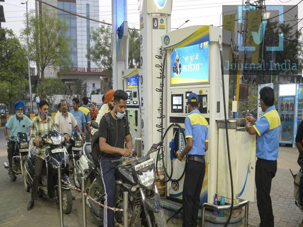 Petrol and Diesel Price- राजस्थान में फिर बढ़ें पेट्रोल और डीजल के भाव, जानिए आपके शहर में क्या हैं भाव अगर आप सुबह सुबह अपनी गाड़ी लेकर दूर कहीं घूमने की योजना बना रहे हैं, तो उससे पहले गाड़ियों में पेट्रोल-डीज़ल भरवाने के लिए ज़्यादा पैसे देने होंगे क्योंकि राज्य भर में Jio-BP पेट्रोल पंपों पर पेट्रोल और डीज़ल की कीमतें बढ़ गई हैं। पेट्रोल की कीमतों में ₹5 प्रति लीटर और डीज़ल की कीमतों में ₹3 प्रति लीटर की बढ़ोतरी की गई है।  Jio-BP राजस्थान भर में लगभग 200 पेट्रोल पंप चलाता है। इससे पहले, Nayara Energy ने भी 3 अक्टूबर को पेट्रोल की कीमतों में ₹5 प्रति लीटर और डीज़ल की कीमतों में ₹3 प्रति लीटर की बढ़ोतरी की थी। पेट्रोल और डीज़ल की कीमतों में बढ़ोतरी की मुख्य बातें - पेट्रोल की कीमतों में बढ़ोतरी: Jio-BP पेट्रोल पंपों पर पेट्रोल की कीमतें ₹5 प्रति लीटर बढ़ गई हैं। - डीज़ल की कीमतों में बढ़ोतरी: डीज़ल की कीमतें ₹3 प्रति लीटर बढ़ गई हैं। - लागू होने की तारीख: नई कीमतें 11 अक्टूबर को सुबह 6:00 बजे से लागू हुईं। - गाड़ी चलाने वालों पर असर: कीमतों में बढ़ोतरी से रोज़ाना यात्रा करने वालों और गाड़ी मालिकों के लिए ईंधन का खर्च बढ़ने की उम्मीद है। जयपुर में पेट्रोल की कीमत ₹114 प्रति लीटर के करीब पहुंची कीमतों में हालिया बदलाव के बाद, जयपुर में पेट्रोल की कीमतें ₹113.91 प्रति लीटर के करीब पहुंच गई हैं। बढ़ोतरी से पहले, शहर में पेट्रोल की कीमत ₹108.91 प्रति लीटर थी। ₹5 की बढ़ोतरी के बाद, रविवार, 11 अक्टूबर को कीमत ₹113.91 प्रति लीटर हो गई। जयपुर में Jio-BP पेट्रोल पंपों पर डीज़ल की कीमतें भी बढ़ गई हैं और ₹97.15 प्रति लीटर तक पहुंच गई हैं। जोधपुर और कोटा में पेट्रोल की कीमतें कीमतों में बढ़ोतरी का असर राजस्थान के अन्य बड़े शहरों में भी दिख रहा है। बताई गई दरों के अनुसार, पेट्रोल की कीमतें इस स्तर पर पहुंच गई हैं: - जयपुर: ₹113.91 प्रति लीटर - जोधपुर: ₹117.50 प्रति लीटर - कोटा: ₹117.15 प्रति लीटर जोधपुर और कोटा में पेट्रोल की कीमतें ₹117 प्रति लीटर से ज़्यादा होने के कारण, इन शहरों में गाड़ी चलाने वालों को भी ईंधन के लिए ज़्यादा खर्च करना पड़ रहा है। ग्राहकों को क्या पता होना चाहिए? तेल मार्केटिंग कंपनी और पेट्रोल पंप के हिसाब से ईंधन की कीमतें अलग-अलग हो सकती हैं। इसलिए, गाड़ी चलाने वालों को ईंधन भरवाने से पहले अपने नज़दीकी फ्यूल स्टेशन पर लेटेस्ट रेट्स देख लेने चाहिए। 