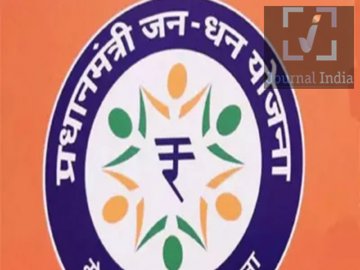 PMJDY- खाते में पैसे न होने से माइनस में जा सकता हैं खाता, आइए जानें दोस्तो आज के आधुनिक युग में हम सबके पास बैंक खाता होता हैं, लेकिन कई बार इसमें पैसे नहीं रहते हैं, जिसकी वजह से खाता माइनस में चला जाता हैं, लेकिन क्या आपको पता हैं प्रधानमंत्री जन धन योजना या PMJDY अकाउंट का खाता माइनस में नहीं जाता हैं,  इसमें मिनिमम बैलेंस बनाए रखने की ज़रूरत नहीं होती। रेगुलर सेविंग्स अकाउंट के उलट, इन अकाउंट्स में तय मिनिमम बैलेंस न रखने पर आमतौर पर कोई पेनल्टी नहीं लगती। यहां रिज़र्व बैंक ऑफ़ इंडिया (RBI) की गाइडलाइंस, बैंक सर्विस चार्ज और ऐसी स्थितियों से बचने के लिए कस्टमर्स क्या कर सकते हैं, इस बारे में कुछ मुख्य बातें बताई गई हैं। 1. क्या ज़ीरो-बैलेंस अकाउंट नेगेटिव हो सकता है? ज़ीरो-बैलेंस अकाउंट बिना मिनिमम बैलेंस की ज़रूरत के काम करने के लिए बनाए गए हैं। RBI की गाइडलाइंस के तहत, बैंक बेसिक सेविंग्स बैंक डिपॉज़िट (BSBD) अकाउंट्स (जिनमें योग्य जन धन अकाउंट भी शामिल हैं) पर मिनिमम बैलेंस पेनल्टी नहीं लगा सकते। 2. ज़ीरो-बैलेंस अकाउंट में नेगेटिव बैलेंस क्यों दिखता है? जब बैंक ऐसे अकाउंट से सर्विस चार्ज काटता है जिसमें काफ़ी फ़ंड नहीं होता, तो नेगेटिव बैलेंस दिख सकता है। इसके कुछ आम कारण ये हैं: - डेबिट कार्ड की सालाना फ़ीस: अकाउंट और कार्ड की शर्तों के आधार पर, बैंक कुछ डेबिट कार्ड के लिए मेंटेनेंस फ़ीस ले सकते हैं। - SMS अलर्ट चार्ज: जहां लागू हो, वहां ट्रांज़ैक्शन अलर्ट के लिए फ़ीस काटी जा सकती है। - चेक बुक चार्ज: बैंक की पॉलिसी के तहत कुछ चेक बुक सेवाओं के लिए चार्ज लग सकता है। - दूसरी बैंकिंग सेवाएं: अकाउंट के प्रकार और इस्तेमाल की गई सेवाओं के आधार पर अतिरिक्त सर्विस-संबंधी फ़ीस लग सकती है। अगर अकाउंट में पैसे नहीं हैं, तो इन कटौतियों की वजह से कभी-कभी दिखाया जाने वाला बैलेंस ज़ीरो से नीचे जा सकता है। हालांकि, कोई खास चार्ज लगाने की इजाज़त है या नहीं, यह अकाउंट की कैटेगरी, लागू RBI निर्देशों और बैंक की शर्तों पर निर्भर करता है।  3. नेगेटिव बैलेंस के बारे में RBI के नियम क्या कहते हैं? RBI के निर्देश ग्राहकों को कुछ गलत बैंकिंग चार्ज से बचाते हैं। खास तौर पर, बैंक सेविंग्स अकाउंट में नेगेटिव बैलेंस बनाने के लिए मिनिमम-बैलेंस पेनल्टी का इस्तेमाल नहीं कर सकते। ग्राहकों को यह नहीं मान लेना चाहिए कि हर तरह का सर्विस चार्ज अपने आप मना है या हर नेगेटिव बैलेंस गैर-कानूनी है। बैंक को ट्रांज़ैक्शन के बारे में बताना होगा और यह साबित करना होगा कि चार्ज अकाउंट पर लागू होता है। अगर किसी विवादित या बिना मंज़ूरी के हुई कटौती की वजह से ज़ीरो-बैलेंस अकाउंट नेगेटिव हो जाता है, तो ग्राहकों को बैंक से डिटेल्ड स्टेटमेंट और चार्ज के बारे में साफ़ जानकारी मांगनी चाहिए। 4. अगर आपके अकाउंट में नेगेटिव बैलेंस दिखता है तो आपको क्या करना चाहिए? अगर आपके ज़ीरो-बैलेंस या जन धन अकाउंट में नेगेटिव बैलेंस दिखता है, तो ये कदम उठाएं: - अपना बैंक स्टेटमेंट देखें: उस ट्रांज़ैक्शन या सर्विस चार्ज का पता लगाएं जिसकी वजह से कटौती हुई है। - अपने बैंक से संपर्क करें: ब्रांच या कस्टमर केयर टीम से चार्ज के बारे में बताएं और लागू नियमों के बारे में पूछें। - शिकायत दर्ज करें: अगर कटौती RBI के निर्देशों या आपके अकाउंट की शर्तों का उल्लंघन करती दिखती है, तो बैंक में लिखित शिकायत दें। - ज़रूरत पड़ने पर मामला आगे बढ़ाएं: अगर बैंक 30 दिनों के अंदर आपकी शिकायत का समाधान नहीं करता है, तो आप RBI की इंटीग्रेटेड ओम्बड्समैन स्कीम के तहत RBI ओम्बड्समैन से संपर्क कर सकते हैं। 5. आप अचानक लगने वाले बैंक चार्ज से कैसे बच सकते हैं? ग्राहक अपने अकाउंट बैलेंस को लेकर कन्फ्यूज़न से बचने के लिए कुछ आसान सावधानियां बरत सकते हैं: - बैंक के चार्ज की लिस्ट और अपने अकाउंट से जुड़ी सर्विस को देखें। - अचानक हुई कटौती के लिए रेगुलर तौर पर अकाउंट स्टेटमेंट देखें। - बैंक से पूछें कि क्या आपके डेबिट कार्ड या SMS अलर्ट सर्विस पर कोई फीस लगती है। - अगर आपको अब अकाउंट की ज़रूरत नहीं है, तो बैंक से संपर्क करें और अकाउंट बंद करने की ऑफिशियल प्रोसेस पूरी करें।
