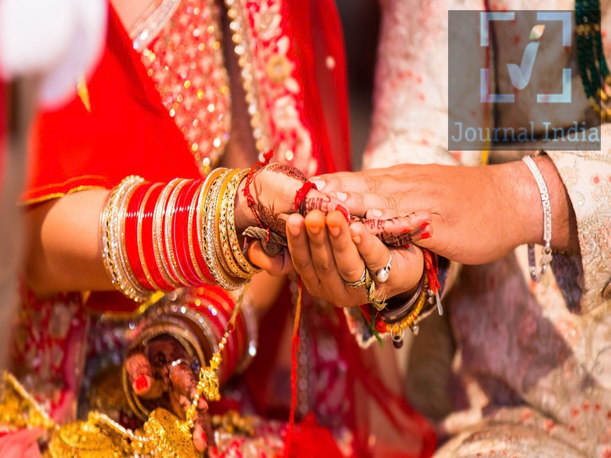 Good Habits- शादी या पार्टी से लौटने के बाद जरूर करें ये काम, शाररिक और मानसिक स्वास्थ्य पर होता हैं बुरा असर दोस्तो महज 20 दिन और रह गए हैं देश में चारों तरफ शादी की पार्टियां, पारिवारिक समारोहों का आयोजन होना शुरु हो जाएगा, जिसमें आपको बहुत ही मजा आएगा, लेकिन देर रात तक जागने, अजीब समय पर खाने और थके-हारे घर लौटने से आपकी दिनचर्या बिगड़ सकती है। अगली सुबह, आपको घर में इधर-उधर बिखरे कपड़े, रसोई में इस्तेमाल किए गए बर्तन और कई अधूरे काम मिल सकते हैं जो आपका ध्यान मांग रहे होंगे। एक ही बार में सब कुछ पूरा करने की कोशिश करने के बजाय, अपनी सेहत को प्राथमिकता देना और घर के कामों को एक-एक करके निपटाना बेहतर है। आइए जानते हैं शादी पार्टियों में से आने के बाद क्या करें-  1. भरपूर आराम करें और सोएं अगर आप किसी समारोह में देर रात तक जागे थे, तो अपने शरीर को रिकवर होने के लिए पर्याप्त समय दें। नींद की कमी से थकान, चिड़चिड़ापन हो सकता है और किसी काम में ध्यान लगाने में परेशानी आ सकती है।  2. पानी पिएं और स्वस्थ नाश्ता करें देर रात तक जागने, नाचने या नमकीन चीज़ें खाने के बाद, सुबह उठने पर आपको प्यास या थकान महसूस हो सकती है। अपनी सुबह की शुरुआत पानी से करें और पूरे दिन खुद को हाइड्रेटेड रखें।  3. बिखरी हुई चीज़ों को व्यवस्थित करें समारोह के बाद अक्सर कपड़े, जूते, हैंडबैग और अन्य सामान घर में इधर-उधर बिखरे रह जाते हैं। सबसे पहले इन चीज़ों को उनकी सही जगह पर रख दें। यह छोटा सा कदम आपके घर को व्यवस्थित दिखाएगा और आपको ज़रूरी सामान आसानी से ढूँढ़ने में मदद करेगा। 4. धोने के लिए गंदे कपड़ों को अलग करें समारोह के दौरान पहने गए कपड़ों को इकट्ठा करें और ज़्यादा दाग-धब्बे वाले कपड़ों को बाकी कपड़ों से अलग कर लें। गीले या पसीने से भीगे कपड़ों को ज़्यादा देर तक बंद बैग में न छोड़ें, क्योंकि इससे उनमें से बदबू आ सकती है। 5. इस्तेमाल किए गए बर्तनों को साफ करें इस्तेमाल की गई प्लेटों, गिलासों और अन्य बर्तनों को धो लें ताकि खाने के बचे हुए अंशों से बदबू न आए। अगर बर्तन बहुत ज़्यादा हैं, तो पहले उन बर्तनों को साफ करें जिनमें खाना बचा हुआ है, और बाकी बर्तनों को धीरे-धीरे साफ कर लें।
