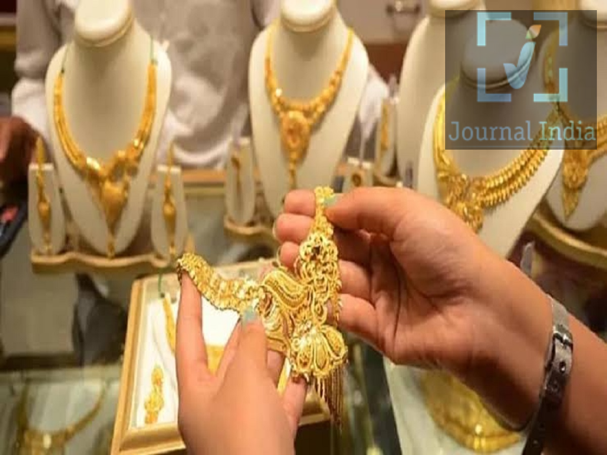 Gold and Silver Price Today-सोना और चांदी फिर हुए महंगे, जानिए आज का ताजा भाव दोस्तो बात करें तीन दिनों की तो लगातार सोना और चांदी के भाव बढ़ते जा रहे हैं, कमजोर होते अमेरिकी डॉलर और अमेरिकी ट्रेजरी की ओर से लंबी अवधि की बॉन्ड यील्ड को नियंत्रित रखने की कोशिशों से कीमती धातुओं को सपोर्ट मिला है। डॉलर में साप्ताहिक कमजोरी के कारण अन्य मुद्राओं में कारोबार करने वाले निवेशकों के लिए डॉलर में कीमत वाली कमोडिटीज अपेक्षाकृत सस्ती हो जाती हैं, आइए जानते हैं आज सोने क्या हैं सोने के भाव सोना-चांदी हुआ महंगा मल्टी कमोडिटी एक्सचेंज (MCX) पर आज दोनों कीमती धातुओं में जोरदार बढ़त दर्ज की गई। सितंबर 2026 सिल्वर फ्यूचर्स: ₹2,986 की बढ़त के साथ ₹2,46,229 प्रति किलोग्राम पिछला बंद भाव: ₹2,43,243 प्रति किलोग्राम अक्टूबर 2026 गोल्ड फ्यूचर्स: ₹1,205 की तेजी के साथ ₹1,60,630 प्रति 10 ग्राम पिछले तीन कारोबारी सत्रों में चांदी करीब ₹14,000 प्रति किलोग्राम महंगी हुई है। इसी अवधि में सोने के भाव में लगभग ₹6,500 प्रति 10 ग्राम की बढ़ोतरी हुई है। सर्राफा बाजार में भी बढ़े दाम बुलियन मार्केट में भी सोने और चांदी की कीमतों में तेजी जारी रही। उपलब्ध बाजार आंकड़ों के अनुसार: 24 कैरेट सोना: ₹1,60,480 प्रति 10 ग्राम, ₹1,210 की बढ़त 22 कैरेट सोना: ₹1,47,100 प्रति 10 ग्राम, ₹1,100 की तेजी 18 कैरेट सोना: ₹1,20,360 प्रति 10 ग्राम, ₹900 की बढ़त चांदी: ₹2,60,000 प्रति किलोग्राम, ₹5,000 की तेजी अंतरराष्ट्रीय बाजार में सोने-चांदी का हाल अंतरराष्ट्रीय बाजार में स्पॉट गोल्ड करीब $4,514.23 प्रति औंस पर स्थिर रहा। इससे पहले यह जून की शुरुआत के बाद के अपने उच्चतम स्तर तक पहुंचा था। इस सप्ताह सोने में करीब 3.2% की तेजी दर्ज की गई। वहीं, अमेरिकी गोल्ड फ्यूचर्स करीब $4,571.20 प्रति औंस पर स्थिर रहे। स्पॉट सिल्वर भी लगभग $68.03 प्रति औंस पर सपाट कारोबार करता नजर आया। निवेशकों के लिए अहम सपोर्ट और रेजिस्टेंस स्तर बाजार विशेषज्ञों के मुताबिक MCX गोल्ड में ₹1,58,000 से ₹1,56,650 का क्षेत्र सपोर्ट के रूप में देखा जा रहा है, जबकि ₹1,60,600 से ₹1,61,800 के स्तर रेजिस्टेंस हो सकते हैं। चांदी में ₹2,41,000 से ₹2,38,800 का क्षेत्र सपोर्ट और ₹2,46,600 से ₹2,50,000 का क्षेत्र रेजिस्टेंस माना जा रहा है।