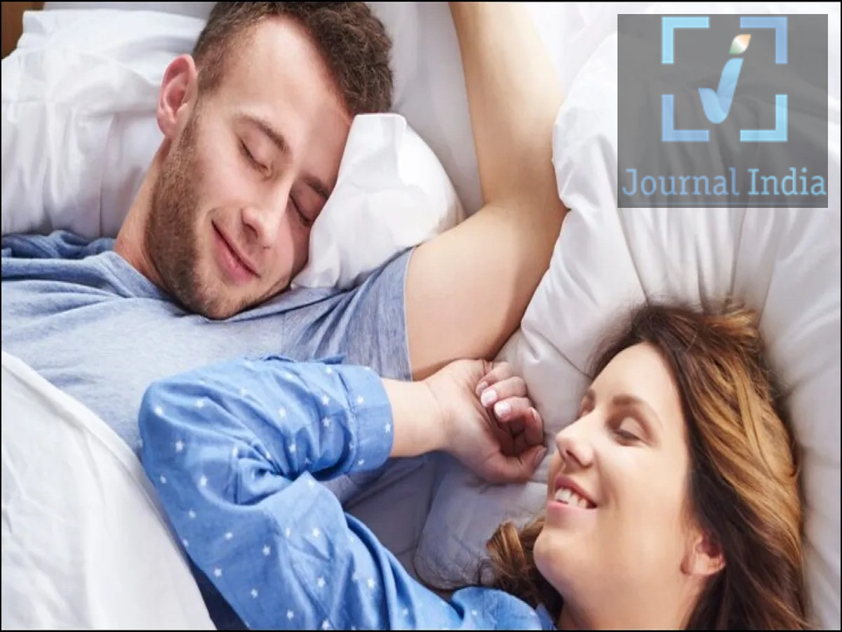 Health Tips- आखिर लोग नींद में क्यों बड़बड़ाते हैं, किस बीमारी के है ये लक्षण दोस्तो आपने कई बार देखा होगा कि कोई आपके पास सोता हुआ इंसान अचानक बड़बडाने लग जाता हैं, तो आपको डर लग जाता हैं, लेकिन आपने कभी ये सोचा हैं ऐसा क्यों होता है, इसका कारण स्लीप-टॉकिंग है, और ज़्यादातर मामलों में, यह चिंता की कोई गंभीर बात नहीं है। नींद के दौरान दिमाग एक्टिव रहता है, और नींद के अलग-अलग चरणों में कभी-कभी बात करने, हिलने-डुलने या दूसरे अजीब व्यवहार करने जैसी चीज़ें हो सकती हैं। आइए जानते हैं इसके बारे में-  नींद में बात करने को क्या कहते हैं? नींद में बात करने के लिए मेडिकल शब्द 'सोम्निलोक्वी' (somniloquy) है। इसे 'पैरासोम्निया' (parasomnia) का एक प्रकार माना जाता है, जो नींद से जुड़े व्यवहारों का एक समूह है और व्यक्ति के सोते समय होता है। व्यक्ति ऐसा कर सकता है: सोते समय साफ़-साफ़ बोलना या बुदबुदाना। कुछ शब्द कहना या लंबी बातचीत करना। सपने के जवाब में बात करना। बात करते समय हाथ या पैर हिलाना। कभी-कभी बुरे सपने या बेचैन नींद के दौरान बोलना।  ज़्यादातर मामलों में, जागने के बाद व्यक्ति को पता नहीं होता कि वह बात कर रहा था। लोग नींद में बात क्यों करते हैं? नींद में बात करने के कई संभावित कारण हो सकते हैं। यह सपनों, इमोशनल प्रोसेसिंग, नींद के पैटर्न में बदलाव या नींद को प्रभावित करने वाले अन्य कारकों से जुड़ा हो सकता है। 1. तनाव और एंग्जायटी (चिंता) रोज़मर्रा का तनाव, एंग्जायटी या इमोशनल टेंशन नींद को प्रभावित कर सकते हैं। दिमाग दिन भर के विचारों और अनुभवों को प्रोसेस करता रहता है, जिससे कभी-कभी नींद में बात करने की समस्या हो सकती है। 2. सपने और बुरे सपने कुछ लोग साफ़ सपने या बुरे सपने देखते समय बात कर सकते हैं। डर, एंग्जायटी या तनावपूर्ण अनुभव नींद को बेचैन बना सकते हैं और इसके साथ-साथ बात करना या शरीर का हिलना-डुलना भी हो सकता है। 3. नींद की कमी पर्याप्त नींद न लेना या नींद का शेड्यूल अनियमित होना सामान्य नींद के पैटर्न को बिगाड़ सकता है। नींद की कमी से नींद में अजीब व्यवहार, जैसे नींद में बात करने की संभावना बढ़ सकती है। 4. नींद में खलल सोने का असहज माहौल, बार-बार नींद टूटना या सोने का अनियमित रूटीन नींद की क्वालिटी को प्रभावित कर सकता है और नींद से जुड़े व्यवहारों का कारण बन सकता है।