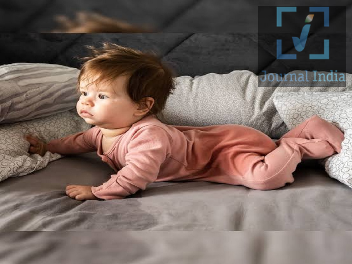 Bedwetting In Children: क्या आपका बच्चा भी रात को बिस्तर गीला करता हैं, ऐसे समझायें उसे दोस्तो बच्चे का रात में बिस्तर गिला करना एक चिंता का विषय हैं, खासकर जब बच्चा 4-7 साल का हो जाएं, विशेषज्ञों का कहना है कि बिस्तर गीला करना आमतौर पर जानबूझकर नहीं होता है और इसे लापरवाही, जिद्द या खराब अनुशासन नहीं समझना चाहिए। बच्चे को डांटने या शर्मिंदा करने के बजाय, माता-पिता को इसके संभावित कारणों को समझना चाहिए और उचित कदम उठाने चाहिए। आइए जानते हैं बच्चों को कैसे समझाएं-  बच्चों में बिस्तर गीला करने के 5 संभावित कारण ब्लैडर (मूत्राशय) पर नियंत्रण विकसित होना: कुछ बच्चों को रात भर पेशाब रोकने की क्षमता विकसित करने में अधिक समय लगता है। ब्लैडर की क्षमता कम होना भी इसका एक कारण हो सकता है। गहरी नींद: कुछ बच्चे इतनी गहरी नींद में सोते हैं कि ब्लैडर भर जाने पर भी उनकी नींद नहीं खुलती। पेशाब का अधिक बनना: रात के समय शरीर में पेशाब अधिक बन सकता है, जिससे बच्चे के लिए सुबह तक बिस्तर सूखा रखना मुश्किल हो जाता है। स्वास्थ्य संबंधी अन्य समस्याएं: कब्ज, यूरिनरी ट्रैक्ट इन्फेक्शन (UTI), डायबिटीज और नींद से जुड़ी सांस की कुछ समस्याएं भी बिस्तर गीला करने का कारण बन सकती हैं। पारिवारिक इतिहास (Family history): जिन बच्चों के माता-पिता ने बचपन में बिस्तर गीला करने की समस्या का सामना किया हो, उनमें भी यह समस्या होने की संभावना अधिक हो सकती है। माता-पिता घर पर क्या कर सकते हैं? रोजमर्रा की आदतों में छोटे-छोटे बदलाव करके बिस्तर गीला करने की समस्या को कम किया जा सकता है। बच्चों को दिन के समय और सोने से ठीक पहले नियमित रूप से टॉयलेट जाने के लिए प्रोत्साहित करें।  शाम के समय बहुत अधिक तरल पदार्थ लेने से बचें। चाय और कोला जैसे कैफीन युक्त पेय पदार्थों से भी परहेज करना चाहिए। कब्ज को नजरअंदाज नहीं करना चाहिए, क्योंकि आंतों में मल भरा होने से ब्लैडर पर दबाव पड़ सकता है और समस्या और भी गंभीर हो सकती है। क्या एब्जॉर्बेंट पैंट (absorbent pants) सुरक्षित हैं?  डिस्पोजेबल एब्जॉर्बेंट पैंट बिस्तर को सूखा रखने में मदद कर सकते हैं, जिससे बच्चों और माता-पिता दोनों की नींद बेहतर हो सकती है। अगर किसी अन्य स्वास्थ्य समस्या का संदेह हो, तो ये मेडिकल जांच का विकल्प नहीं हो सकते। त्वचा में जलन और परेशानी से बचने के लिए गीली पैंट को तुरंत बदल दें। माता-पिता को इस बारे में बच्चे के साथ अकेले में और शांति से बात करनी चाहिए, ताकि बच्चा शर्मिंदा न हो।