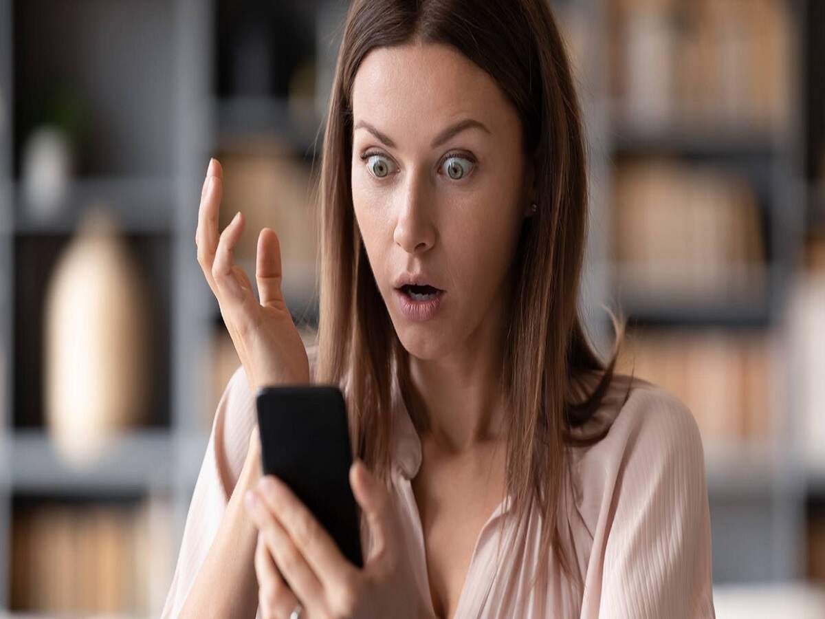 Vastu Tips: Do you also use your mobile phone during prayers? Find out what Vastu principles say about this.