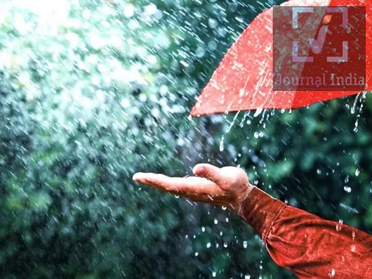 Weather Update- राजस्थान में जयपुर-भरतपुर-दौसा सहित हो सकती हैं बारिश, जानिए मौसम का हाल दोस्तो देश में जाते हुए मानसून ने मानों ठान लिया हैं कि थौड़ा लोगों को परेशान करना है, जयपुर स्थित मौसम विज्ञान केंद्र के अनुसार, पूर्वी और पश्चिमी राजस्थान के किसी भी जिले के लिए बारिश, आंधी-तूफान या खराब मौसम की कोई विशेष चेतावनी जारी नहीं की गई है। आइए जानते हैं मौसम क्या हाल रहने वाला हैं आज-  2 अक्टूबर को कैसा रहेगा राजस्थान का मौसम? मौसम विभाग के अनुसार, 29 सितंबर के बाद पश्चिमी विक्षोभ का प्रभाव कमजोर हो गया है। इसके चलते प्रदेश के अधिकांश हिस्सों में अगले कुछ दिनों तक मौसम के मुख्य रूप से शुष्क रहने की संभावना है। 2 अक्टूबर की प्रमुख बातें: राजस्थान के अधिकांश हिस्सों में मौसम शुष्क रहेगा।  बारिश की कोई खास संभावना नहीं है।  आंधी या तेज तूफान को लेकर कोई चेतावनी नहीं है।  किसी भी जिले के लिए भारी बारिश का अलर्ट जारी नहीं किया गया है।  पूर्वी और पश्चिमी दोनों राजस्थान में &lsquo;नो वार्निंग&rsquo; स्थिति रहेगी।  अगले एक सप्ताह के दौरान भी मौसम में कोई बड़ा बदलाव होने की संभावना कम है।  पूर्वी राजस्थान में नहीं होगी बारिश पूर्वी राजस्थान के लिए भी मौसम विभाग ने पूरी तरह शुष्क मौसम का अनुमान जताया है। जयपुर, अजमेर, अलवर, भरतपुर, दौसा, धौलपुर, करौली, सवाई माधोपुर, सीकर, झुंझुनूं, टोंक, कोटा, बूंदी, बारां, झालावाड़, भीलवाड़ा, चित्तौड़गढ़, राजसमंद, उदयपुर, बांसवाड़ा, डूंगरपुर, प्रतापगढ़, सिरोही और सलूंबर सहित किसी भी जिले के लिए मौसम संबंधी चेतावनी नहीं है। इसका मतलब है कि पूर्वी राजस्थान के लोगों को 2 अक्टूबर को बारिश या खराब मौसम के कारण किसी बड़ी परेशानी का सामना नहीं करना पड़ेगा। पश्चिमी राजस्थान में भी मौसम रहेगा साफ पश्चिमी राजस्थान में भी मौसम मुख्य रूप से सूखा और सामान्य रहने का अनुमान है। बाड़मेर, जैसलमेर, जोधपुर, बीकानेर, चूरू, नागौर, पाली, जालोर, बालोतरा, फलोदी, हनुमानगढ़, श्रीगंगानगर और डीडवाना-कुचामन सहित किसी भी जिले के लिए बारिश या तेज मौसम को लेकर अलर्ट जारी नहीं किया गया है। पूरे राजस्थान में ग्रीन जोन 2 अक्टूबर को मौसम विभाग के मानचित्र में राजस्थान के सभी जिले ग्रीन जोन में हैं। ग्रीन जोन का अर्थ है कि फिलहाल किसी जिले के लिए कोई विशेष मौसम चेतावनी जारी नहीं की गई है। इसलिए प्रदेश में न तो भारी बारिश का अलर्ट है और न ही तेज आंधी-तूफान की चेतावनी। अगले एक सप्ताह भी मौसम रहेगा मुख्य रूप से शुष्क मौसम विभाग के सामान्य पूर्वानुमान के अनुसार, पश्चिमी विक्षोभ का प्रभाव कम होने के बाद राजस्थान में अगले करीब एक सप्ताह तक मौसम मुख्य रूप से शुष्क रहने की संभावना है। ऐसे में 2 अक्टूबर को भी बारिश की गतिविधियां देखने को नहीं मिलेंगी और प्रदेश के अधिकांश हिस्सों में सामान्य मौसम बना रहेगा। कुल मिलाकर: राजस्थान में 2 अक्टूबर को बारिश से राहत और शुष्क मौसम रहने का अनुमान है। पूर्वी हो या पश्चिमी राजस्थान, किसी भी जिले के लिए फिलहाल कोई मौसम चेतावनी जारी नहीं की गई है।