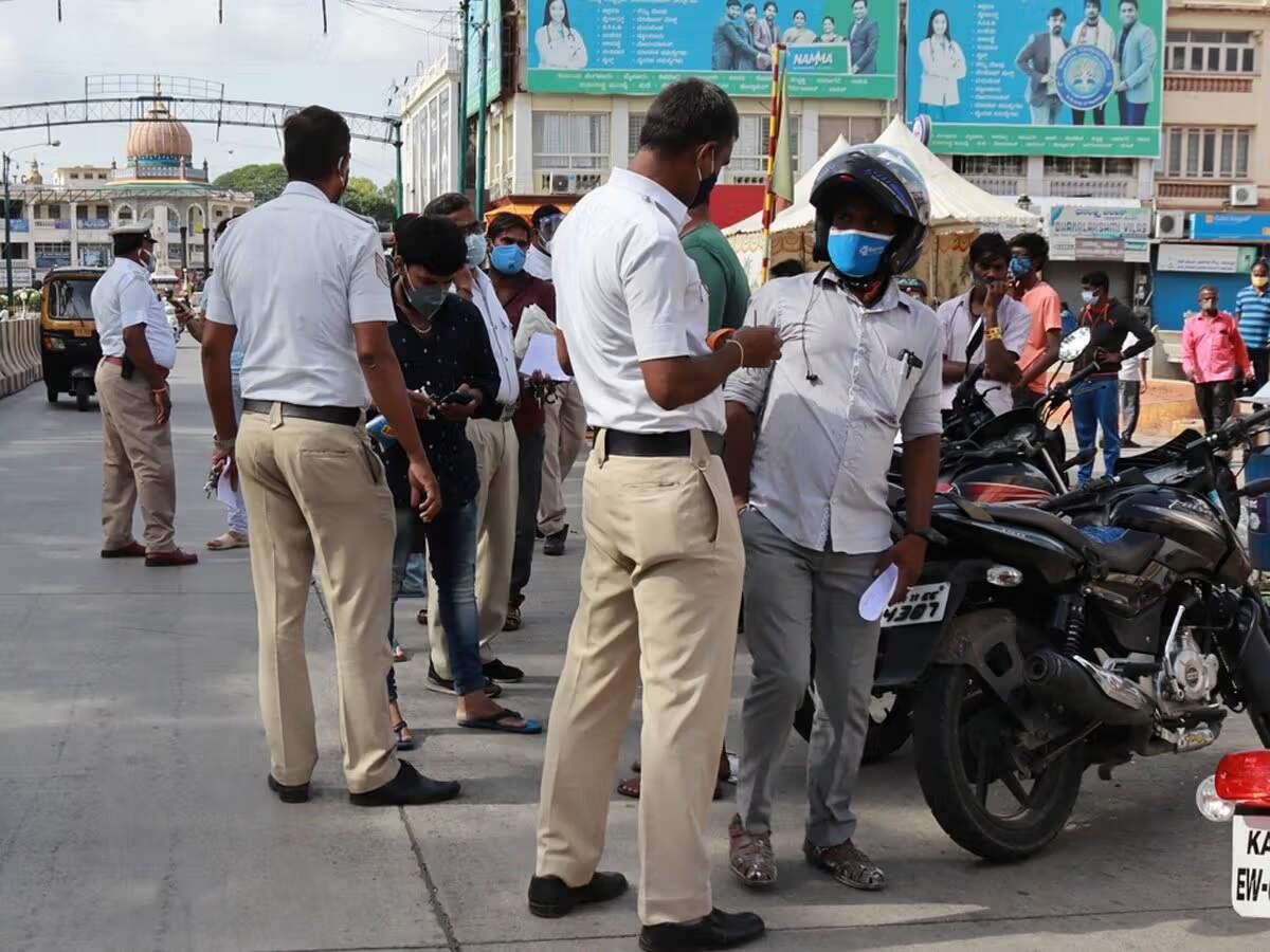 Traffic Rules- हेलमेट लगे होने पर भी कटेगा चालान, जानिए इसकी वजह
