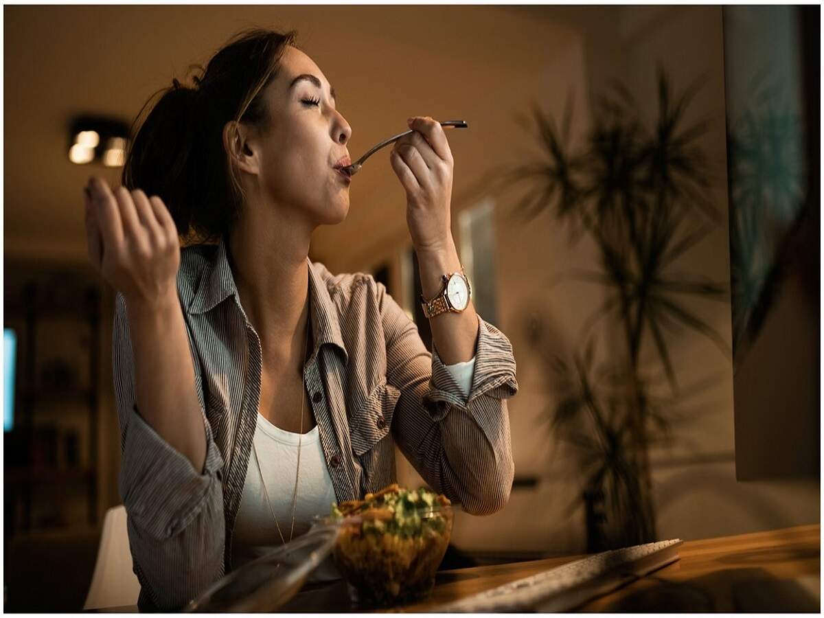 Health Tips: Do you also eat at 11 PM? Find out the harmful effects.