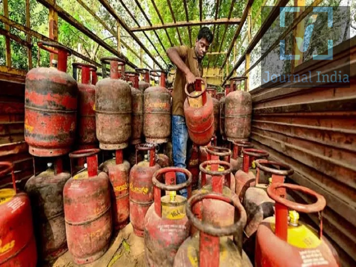 LPG Scheme- सरकार देगी सालभर में 6 सिलेंडर फ्री, जानिए कौन होगा पात्र दोस्तो आज के युग में LPG सिलेंडर हर घर की जरूरत बन गया हैं, लेकिन इसकी बढ़ती कीमतों ने लोगो को परेशान कर रखा हैं, लेकिन जम्मू-कश्मीर के गरीब परिवारों के लिए यह खबर राहत देने वाली है। जम्मू-कश्मीर सरकार ने आर्थिक रूप से कमजोर परिवारों को राहत देने के लिए हर साल 6 LPG सिलेंडर की लागत का लाभ देने वाली योजना को मंजूरी दी है। योजना का लाभ केवल अंत्योदय अन्न योजना (AAY) राशन कार्ड रखने वाले परिवारों को दिया जाएगा। किन परिवारों को मिलेगा 6 मुफ्त LPG सिलेंडर का लाभ? जम्मू-कश्मीर सरकार की इस योजना का लाभ उन परिवारों को मिलेगा जो Antyodaya Anna Yojana (AAY) श्रेणी में आते हैं। AAY राशन कार्ड देश के सबसे आर्थिक रूप से कमजोर परिवारों के लिए जारी किया जाता है। इसलिए केवल LPG कनेक्शन होना इस योजना का लाभ लेने के लिए पर्याप्त नहीं है। मुख्य पात्रता: परिवार के पास वैध AAY राशन कार्ड होना चाहिए। लाभार्थी परिवार के पास LPG कनेक्शन होना जरूरी है। सामान्य या अन्य श्रेणी के राशन कार्ड धारकों को केवल LPG कनेक्शन के आधार पर यह लाभ नहीं मिलेगा। योजना का उद्देश्य आर्थिक रूप से कमजोर परिवारों के LPG खर्च को कम करना है। कैसे मिलेगा 6 मुफ्त LPG सिलेंडर का लाभ? इस योजना में Direct Benefit Transfer (DBT) व्यवस्था का इस्तेमाल किया जाएगा। इसका मतलब है कि लाभार्थी को LPG सिलेंडर सामान्य प्रक्रिया के तहत खरीदना होगा। सिलेंडर खरीदते समय ग्राहक को निर्धारित राशि का भुगतान करना होगा। इसके बाद योजना के तहत मिलने वाली सब्सिडी की राशि Aadhaar से जुड़े बैंक खाते में ट्रांसफर की जाएगी। यानी सिलेंडर खरीदते समय आपको पहले भुगतान करना होगा और पात्र होने पर निर्धारित लाभ बाद में बैंक खाते में वापस प्राप्त होगा। योजना से गरीब परिवारों को क्या फायदा होगा? इस योजना का सबसे बड़ा फायदा यह है कि AAY परिवारों के LPG खर्च में कमी आएगी। साल में छह सिलेंडरों की लागत पर मिलने वाली सहायता से आर्थिक रूप से कमजोर परिवारों को घरेलू बजट संभालने में मदद मिल सकती है। ध्यान रखने वाली जरूरी बातें सालाना 6 LPG सिलेंडर के लाभ की घोषणा की गई है। योजना केवल AAY राशन कार्ड धारक परिवारों के लिए है। सामान्य राशन कार्ड धारक अपने आप इस योजना के पात्र नहीं होंगे। लाभ DBT के माध्यम से बैंक खाते में दिया जाएगा। LPG सिलेंडर खरीदते समय पहले भुगतान करना पड़ सकता है। लाभ प्राप्त करने के लिए Aadhaar से जुड़ा बैंक खाता महत्वपूर्ण होगा। योजना का उद्देश्य जम्मू-कश्मीर के आर्थिक रूप से कमजोर परिवारों को LPG खर्च में राहत देना है।