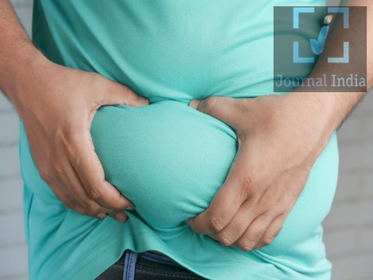 Health Tips- मोटे होने के बावजूद शरीर में पोषण की कमी है, जानिए इसकी वजह दोस्तो आज हम सब अपने कामकाज में इतने व्यस्त हो गए हैं कि अपने खान पान और जीवनशैली पर ध्यान नहीं दे पाते हैं, जिसकी वजह से कई प्रकार की स्वास्थ्य समस्याएं उत्पन्न हो जाती हैं, ऐसे में कई लोग मोटे होने के बावजूद शरीर में पोषक तत्वों की कमी महसूस करते हैं, उनके शरीर में प्रोटीन, आयरन, विटामिन और अन्य जरूरी पोषक तत्वों की कमी हो सकती है। आइए जानते हैं इसका कारण- सिर्फ BMI या वजन से नहीं पता चलती पूरी सेहत केवल वजन या BMI देखकर किसी व्यक्ति की सेहत का सही आकलन नहीं किया जा सकता। कई बार सामान्य वजन वाले लोगों के शरीर में भी आंतरिक चर्बी अधिक होती है, जो आगे चलकर गंभीर बीमारियों का कारण बन सकती है। पोषण की कमी केवल दुबले-पतले लोगों में ही नहीं होती, बल्कि अधिक वजन वाले लोग भी इस समस्या से प्रभावित हो सकते हैं। हाई कैलोरी लेकिन कम पोषण वाली डाइट बन रही वजह शहरी जीवनशैली और खानपान की आदतें इस समस्या को बढ़ा रही हैं। बाहर का खाना, पैकेज्ड फूड और अधिक कैलोरी वाले खाद्य पदार्थ पेट तो भर देते हैं, लेकिन इनमें प्रोटीन, फाइबर, विटामिन और मिनरल्स की पर्याप्त मात्रा नहीं होती। अध्ययन में यह भी पाया गया कि शहरी आबादी में विटामिन-डी की गंभीर कमी काफी आम है। साथ ही, विटामिन-डी की कमी और पेट के आसपास अतिरिक्त चर्बी जमा होने के बीच संबंध भी देखा गया। वजन घटाने के चक्कर में पोषण से न करें समझौता डायटीशियन कनिका मल्होत्रा के अनुसार, वजन कम करने का मतलब केवल कम खाना नहीं है। कई लोग जल्दी वजन घटाने के लिए रोटी, चावल या पूरा भोजन कम कर देते हैं, जिससे शरीर में प्रोटीन और जरूरी पोषक तत्वों की कमी हो सकती है। बेहतर स्वास्थ्य के लिए रोजाना इन चीजों को डाइट में शामिल करना जरूरी है: पर्याप्त मात्रा में प्रोटीन हरी सब्जियां और फल दालें और साबुत अनाज फाइबर युक्त खाद्य पदार्थ जरूरी विटामिन और मिनरल्स केवल वजन नहीं, आंतरिक स्वास्थ्य पर भी दें ध्यान डॉक्टरों के अनुसार, अधिक वजन के साथ इंसुलिन रेजिस्टेंस, प्री-डायबिटीज, फैटी लिवर और हाई कोलेस्ट्रॉल जैसी समस्याओं का खतरा भी बढ़ जाता है। इसलिए जरूरत पड़ने पर डॉक्टर की सलाह से ब्लड शुगर, लिपिड प्रोफाइल, लिवर हेल्थ और पोषक तत्वों की जांच करानी चाहिए।