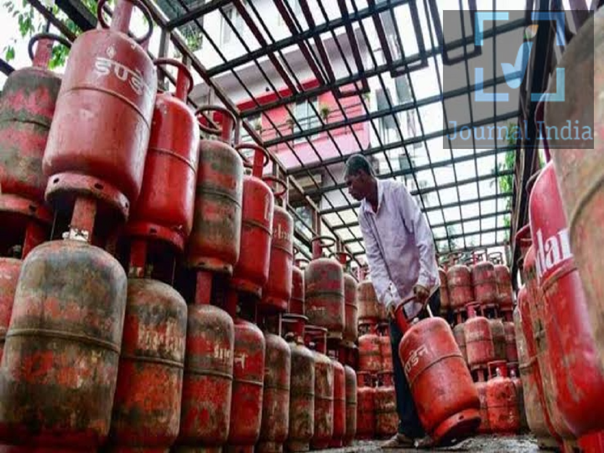 LPG Price- आज घरेलू गैस सिलेंडर की कितनी हैं कीमत, आइए जानें आज देश में पारंपरिक चूल्हों को छोड़कर लोग गैस पर खाना पकाने लग गए हैं, जिस पर न केवल खाना जल्दी बनता है बल्कि धुएं से होने वाली बीमारियां भी नहीं होती हैं, ऐसे में इसकी कीमत दिन प्रतिदिन बढ़ती जा रही है, खाना पकाने वाली गैस की कीमतों में किसी भी बदलाव का असर होटलों, रेस्तरां, सड़क किनारे खाने की दुकानों और कैटरिंग के कारोबार पर भी पड़ सकता है। सिलेंडर बुक करने से पहले, ग्राहकों को अपने शहर में लागू लेटेस्ट रेट्स देख लेने चाहिए। अक्टूबर 2026 की शुरुआत में, तेल मार्केटिंग कंपनियों ने 19 kg वाले कमर्शियल LPG सिलेंडर की कीमतें बढ़ाईं, जबकि 14.2 kg वाले घरेलू LPG सिलेंडर की कीमत में कोई बदलाव नहीं हुआ। यहाँ घरेलू और कमर्शियल LPG की कीमतों का शहर-वार ब्योरा दिया गया है। प्रमुख शहरों में आज LPG सिलेंडर की कीमत दी गई दरों के अनुसार, प्रमुख शहरों में घरेलू और कमर्शियल LPG सिलेंडर की कीमतें इस प्रकार हैं: - दिल्ली: 14.2 kg वाले घरेलू LPG सिलेंडर की कीमत ₹942 है, जबकि 19 kg वाले कमर्शियल सिलेंडर की कीमत ₹2,810 है। - नोएडा: घरेलू LPG की कीमत ₹939.50 है और कमर्शियल सिलेंडर की कीमत ₹2,747.50 है। - गुरुग्राम: ग्राहक घरेलू सिलेंडर के लिए ₹951 और कमर्शियल सिलेंडर के लिए ₹2,828 का भुगतान करते हैं। - मुंबई: घरेलू सिलेंडर की कीमत ₹912.50 है, जबकि कमर्शियल सिलेंडर की कीमत ₹2,764 है। - कोलकाता: घरेलू LPG की कीमत ₹945 है और कमर्शियल सिलेंडर की कीमत ₹2,954 है। - चेन्नई: घरेलू सिलेंडर की कीमत ₹950 है, जबकि कमर्शियल सिलेंडर की कीमत ₹2,983 है। - पटना: घरेलू LPG की कीमत ₹1,000 है और कमर्शियल LPG की कीमत ₹3,100.50 है। - रांची: घरेलू सिलेंडर की कीमत ₹1,010.50 है, जबकि कमर्शियल सिलेंडर की कीमत ₹2,988 है। - जयपुर: घरेलू LPG की कीमत ₹945.50 है और कमर्शियल सिलेंडर की कीमत ₹2,839 है। नोट: ये आंकड़े इस लेख के लिए दी गई दरों पर आधारित हैं। बुकिंग करने से पहले अपने LPG डिस्ट्रीब्यूटर से लागू कीमत पता कर लें, क्योंकि रेट और अतिरिक्त शुल्क अलग-अलग हो सकते हैं। अक्टूबर में कमर्शियल LPG सिलेंडर की कीमतें बढ़ीं तेल मार्केटिंग कंपनियों ने 1 अक्टूबर, 2026 से 19 किलोग्राम वाले कमर्शियल LPG सिलेंडर की कीमतें बढ़ा दीं। दिल्ली में कीमत ₹62.50 बढ़कर ₹2,810 प्रति सिलेंडर हो गई। दूसरे बाजारों में भी कमर्शियल LPG की कीमतें बढ़ीं। दी गई जानकारी के अनुसार, मुंबई में रेट ₹2,764 और कोलकाता में ₹2,954 है। कमर्शियल सिलेंडर का इस्तेमाल रेस्टोरेंट, होटल, ढाबे, कैटरिंग सर्विस और खाने-पीने के दूसरे बिजनेस में बड़े पैमाने पर होता है। LPG की कीमतें बढ़ने से उनका ऑपरेटिंग खर्च बढ़ सकता है और खाने-पीने की चीजों की कीमतों पर दबाव पड़ सकता है। घरेलू LPG सिलेंडर की कीमतों में कोई बदलाव नहीं अक्टूबर की शुरुआत में घरेलू LPG सिलेंडर की कीमतों में कोई बदलाव नहीं हुआ। दी गई जानकारी के अनुसार, दिल्ली में स्टैंडर्ड 14.2 किलोग्राम वाले कुकिंग गैस सिलेंडर की कीमत ₹942 ही है। आमतौर पर कमर्शियल सिलेंडर की कीमतों की तुलना में घरेलू LPG की कीमतों में कम बार बदलाव होता है। नतीजतन, कमर्शियल LPG की कीमतें बढ़ने पर भी ग्राहकों को वही रेट देना पड़ सकता है। हालांकि, अंतिम भुगतान की जाने वाली रकम लागू स्थानीय रेट और किसी भी अतिरिक्त शुल्क पर निर्भर कर सकती है। LPG सिलेंडर की कीमतें क्यों बदलती हैं? भारत में LPG की कीमतों पर कई चीजें असर डालती हैं, जैसे: - इंटरनेशनल LPG की कीमतें: ग्लोबल एनर्जी मार्केट में बदलाव से इंपोर्ट की लागत पर असर पड़ सकता है। - करेंसी एक्सचेंज रेट: अमेरिकी डॉलर के मुकाबले रुपये में उतार-चढ़ाव से इंपोर्ट किए गए ईंधन की लागत पर असर पड़ सकता है। - ट्रांसपोर्टेशन और डिस्ट्रीब्यूशन: शिपिंग, ट्रांसपोर्टेशन और डिस्ट्रीब्यूशन का खर्च भी अंतिम कीमत में जुड़ता है। - तेल कंपनियों द्वारा बदलाव: कमर्शियल LPG की कीमतों की समीक्षा आमतौर पर हर महीने की शुरुआत में की जाती है। इंटरनेशनल LPG की कीमतों में बढ़ोतरी का मतलब यह नहीं है कि घरेलू कुकिंग गैस की कीमतें तुरंत बढ़ जाएंगी। दोनों कैटेगरी के लिए कीमत और पॉलिसी से जुड़े नियम अलग-अलग हो सकते हैं।