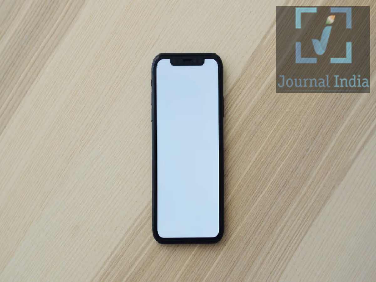 Smartphone Tips- फोन को टेबल पर कैसे रखना चाहिए, आइए जानते हैं  दोस्तो स्मार्टफोन हमारे जीवन का अहम हिस्सा बन गए हैं, जिनके बिना हम एक मिनट भी नहीं रह सकते हैं, ऐसे में फोन को हम काम करते समय टेबल पर, सोते समय बेड पर या कहीं बाहर किसी सतह पर रख देते हैं। लेकिन क्या आपने कभी सोचा है कि फोन को स्क्रीन ऊपर करके रखना चाहिए या कैमरा ऊपर करके? फोन रखने का गलत तरीका लंबे समय में स्क्रीन या कैमरा मॉड्यूल को नुकसान पहुंचा सकता है। आइए जानते हैं फोन को कैसे रखें-  Camera की तरफ से Phone रखना क्यों हो सकता है नुकसानदायक? आजकल ज्यादातर स्मार्टफोन्स में कैमरा मॉड्यूल फोन के पिछले हिस्से से थोड़ा बाहर निकला होता है। ऐसे में जब फोन को Camera Face-Down करके टेबल या किसी अन्य सतह पर रखा जाता है, तो कैमरा ग्लास सीधे सतह के संपर्क में आ सकता है। टेबल या डेस्क पर मौजूद बारीक धूल और छोटे कण कैमरा ग्लास के साथ घर्षण पैदा कर सकते हैं। इससे समय के साथ कैमरा ग्लास पर छोटे-छोटे स्क्रैच आने का खतरा बढ़ सकता है। इसका मतलब यह नहीं है कि फोन को एक-दो बार कैमरे की तरफ से रखने पर कैमरा तुरंत खराब हो जाएगा। नुकसान का जोखिम मुख्य रूप से सतह, धूल और फोन के कैमरा डिजाइन पर निर्भर करता है। Phone को Face-Up रखना कितना सुरक्षित है? अगर फोन को Screen Face-Up करके रखा जाता है, तो कैमरा मॉड्यूल सतह के संपर्क में नहीं आता। इसलिए कैमरे की सुरक्षा के लिहाज से यह तरीका सामान्य तौर पर बेहतर माना जाता है। लेकिन इस स्थिति में फोन की स्क्रीन ऊपर रहती है। टेबल पर मौजूद धूल, छोटे कण या कोई कठोर वस्तु स्क्रीन के संपर्क में आ सकती है और स्क्रैच का जोखिम बढ़ा सकती है। इसलिए केवल फोन की दिशा ही नहीं, बल्कि जिस सतह पर फोन रखा जा रहा है उसकी सफाई भी महत्वपूर्ण है। लोग Phone को Face-Down क्यों रखते हैं? कई लोग नोटिफिकेशन बार-बार देखने की आदत से बचने के लिए फोन को Face-Down रखते हैं। इससे स्क्रीन दिखाई नहीं देती और हर नोटिफिकेशन पर फोन उठाने की इच्छा कम हो सकती है। लेकिन ऐसा करते समय कैमरा मॉड्यूल पर ध्यान देना जरूरी है। अगर कैमरा सीधे टेबल से संपर्क कर रहा है, तो लंबे समय तक ऐसा करने से कैमरा ग्लास पर स्क्रैच का जोखिम बढ़ सकता है। Phone रखने का सबसे सुरक्षित तरीका क्या है? अगर आपको कुछ समय के लिए फोन टेबल या डेस्क पर रखना है, तो स्क्रीन को ऊपर की तरफ रखना सामान्य तौर पर बेहतर विकल्प है, क्योंकि इससे कैमरा मॉड्यूल सीधे सतह के संपर्क में नहीं आता। कैमरा मॉड्यूल वाली जगह पर सीधे दबाव न पड़े। फोन को धूल और छोटे कणों वाली सतह पर न रखें। ऐसा कवर इस्तेमाल करें जिसमें कैमरा मॉड्यूल के चारों ओर Raised Lip हो। फोन रखने से पहले सतह को साफ कर लें। स्क्रीन और कैमरा ग्लास को समय-समय पर माइक्रोफाइबर कपड़े से साफ करें। फोन को चाबियों, सिक्कों या अन्य कठोर वस्तुओं के साथ एक ही सतह पर रखने से बचें।