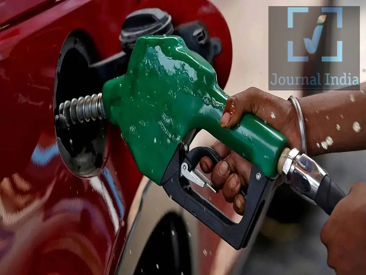 Petrol Diesel Price Today- कच्चे तेल की बढ़ी कीमत, शहर में क्या हैं पेट्रोल डीजल की प्राइस दोस्तो एक बार फिर दुनिया में कच्चे के तेल की कीमतें बढ़ गई हैं, अंतरराष्ट्रीय स्तर पर कच्चे तेल की कीमतें 116 डॉलर प्रति बैरल हैं, जिससे भारत में पेट्रोल और डीजल की कीमतों में बढ़ोतरी की आशंका बढ़ गई है। 25 अक्टूबर 2026 को वाहन मालिकों को कुछ राहत मिली, क्योंकि भारत के प्रमुख शहरों में ईंधन की कीमतों में कोई बदलाव नहीं हुआ। वैश्विक स्तर पर कच्चे तेल की कीमतों में उछाल के बावजूद, घरेलू स्तर पर पेट्रोल और डीजल की दरों में तुरंत कोई बदलाव नहीं किया गया। 17 शहरों में पेट्रोल और डीजल की कीमतें - दिल्ली: पेट्रोल ₹102.12 प्रति लीटर, डीजल ₹95.20 - नोएडा: पेट्रोल ₹102.12 प्रति लीटर, डीजल ₹95.56 - फरीदाबाद: पेट्रोल ₹103.28 प्रति लीटर, डीजल ₹95.94 - गुरुग्राम: पेट्रोल ₹102.97 प्रति लीटर, डीजल ₹95.64 - भोपाल: पेट्रोल ₹114.57 प्रति लीटर, डीजल ₹99.64 - पटना: पेट्रोल ₹113.37 प्रति लीटर, डीजल ₹99.36 - जयपुर: पेट्रोल ₹112.69 प्रति लीटर, डीजल ₹97.78 - रांची: पेट्रोल ₹105.26 प्रति लीटर, डीजल ₹100.49 - मुंबई: पेट्रोल ₹111.18 प्रति लीटर, डीजल ₹97.83 - कोलकाता: पेट्रोल ₹113.47 प्रति लीटर, डीजल ₹99.82 - तिरुवनंतपुरम: पेट्रोल ₹115.49 प्रति लीटर, डीजल ₹104.40 - चेन्नई: पेट्रोल ₹107.77 प्रति लीटर, डीजल ₹99.55 - लखनऊ: पेट्रोल ₹101.89 प्रति लीटर, डीजल ₹95.36 - बेंगलुरु: पेट्रोल ₹110.93 प्रति लीटर, डीजल ₹98.80 - भुवनेश्वर: पेट्रोल ₹109.92 प्रति लीटर, डीजल ₹100.92 - चंडीगढ़: पेट्रोल ₹98.10 प्रति लीटर, डीजल ₹86.09 - हैदराबाद: पेट्रोल ₹115.69 प्रति लीटर, डीजल ₹103.82 इन शहरों में, चंडीगढ़ में पेट्रोल और डीजल की कीमतें सबसे कम हैं, जबकि हैदराबाद में पेट्रोल की कीमत सबसे अधिक है। इस सूची में तिरुवनंतपुरम में डीजल की कीमत सबसे अधिक है। ब्रेंट क्रूड $116 के पार, WTI $103 के ऊपर 24 अक्टूबर को अंतरराष्ट्रीय स्तर पर कच्चे तेल (क्रूड ऑयल) की कीमतें ऊंचे स्तर पर बनी रहीं। ब्रेंट क्रूड की कीमत $116.93 प्रति बैरल दर्ज की गई, जबकि अमेरिकी बेंचमार्क 'वेस्ट टेक्सास इंटरमीडिएट' (WTI) की कीमत $103.44 प्रति बैरल रही। बाजार के अन्य आंकड़ों के अनुसार, ब्रेंट क्रूड की कीमत $116.72 से $117.38 के बीच और WTI की कीमत $103.27 से $103.44 प्रति बैरल के बीच रही।