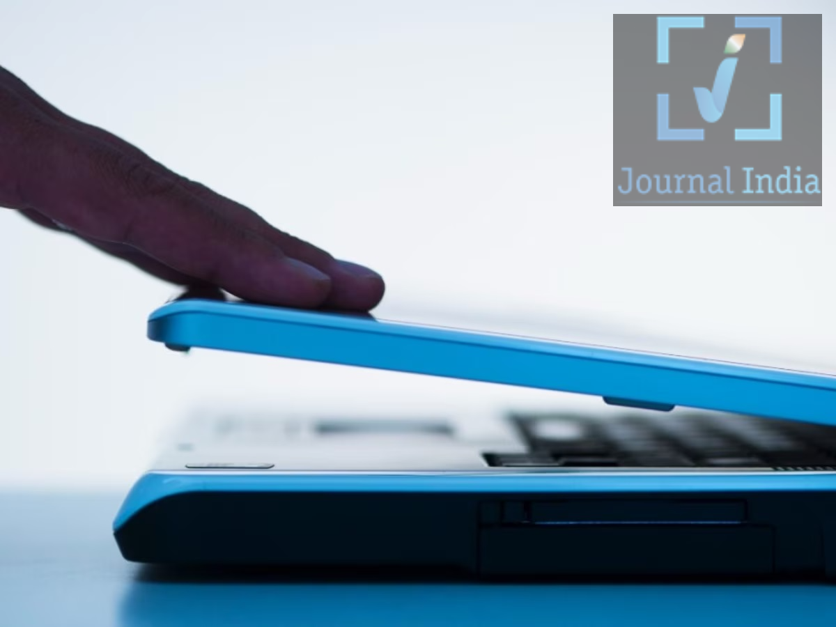 Laptop Tips- क्या आपने लैपटॉप पैक करके रख दिया हैं अलमारी में, बन जाएगा कबाड़ दोस्तो अगर आपने अपना लैपटॉप पैक करके अलमारी में रख दिया हैं और कई महीनों से इसे इस्तेमाल नहीं किया हैं, तो आप बहुत बड़ी गलती कर रहे हैं, क्योंकि लंबे समय तक गलत तरीके से स्टोर करने पर बैटरी, इलेक्ट्रॉनिक कंपोनेंट्स और अन्य हार्डवेयर प्रभावित हो सकते हैं। खासतौर पर 0% बैटरी, नमी, अधिक गर्मी और धूल जैसी चीजें लैपटॉप के लिए नुकसानदायक साबित हो सकती हैं। आइए जानते हैं लैपटॉप को कैसे सही रखें- 0% Battery पर Laptop स्टोर न करें लैपटॉप को लंबे समय तक पूरी तरह डिस्चार्ज यानी 0% बैटरी पर छोड़ना सही नहीं है। समय के साथ बैटरी की बची हुई ऊर्जा भी खत्म हो सकती है, अगर कई महीनों तक लैपटॉप इस्तेमाल नहीं करना है, तो उसे लगभग 50&ndash;60% बैटरी चार्ज के साथ स्टोर करना बेहतर माना जाता है। नमी से रखें Laptop को दूर अलमारी में रखने से लैपटॉप धूल से तो बच सकता है, लेकिन अगर जगह नम है तो यह इलेक्ट्रॉनिक डिवाइस के लिए नुकसानदायक हो सकती है। नमी के कारण अंदर के कनेक्टर और अन्य इलेक्ट्रॉनिक हिस्सों में ऑक्सीडेशन या जंग जैसी समस्या हो सकती है। सिर्फ Shutdown करना ही काफी नहीं कई लोग सोचते हैं कि लैपटॉप को बंद करके अलमारी में रख देने से वह पूरी तरह सुरक्षित रहेगा। हालांकि, लंबे समय तक स्टोरेज के दौरान समय-समय पर उसकी स्थिति जांचना बेहतर है। Direct Sunlight और Heat से बचाएं लैपटॉप को ऐसी जगह न रखें जहां सीधी धूप आती हो या अत्यधिक गर्मी रहती हो। लगातार गर्म वातावरण में स्टोरेज करने से बैटरी और अन्य हार्डवेयर पर नकारात्मक असर पड़ सकता है। क्या SSD या Hard Disk अपने आप खराब हो जाती है? यह मानना सही नहीं है कि कई महीनों तक लैपटॉप इस्तेमाल न करने से SSD या HDD अपने आप खराब हो जाएगी। सामान्य परिस्थितियों में केवल कुछ महीनों तक इस्तेमाल न होने से स्टोरेज ड्राइव बेकार नहीं हो जाती। Long-Term Storage के लिए अपनाएं यह तरीका सबसे पहले जरूरी फाइल्स और डेटा का Backup ले लें। Battery को लगभग 50&ndash;60% तक Charge करें। Laptop को पूरी तरह Shutdown करें। इसे ठंडी, सूखी और धूल से सुरक्षित जगह पर रखें। Direct sunlight और अत्यधिक गर्मी वाली जगह से बचाएं। नम या सीलन वाली अलमारी में लैपटॉप न रखें। कुछ समय बाद Laptop निकालकर Battery और उसकी सामान्य स्थिति जांचें। जरूरत पड़ने पर Battery को दोबारा उचित स्तर तक चार्ज करें।