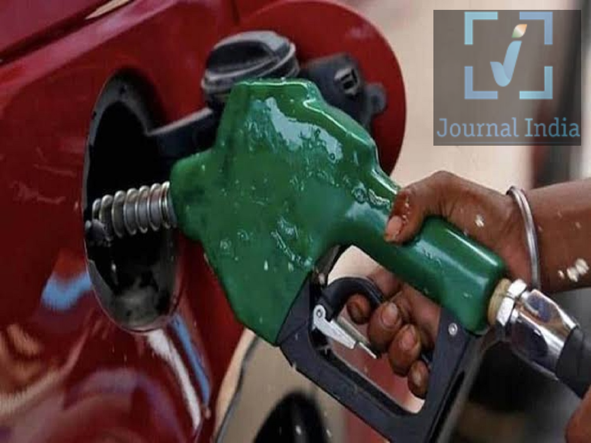 Diesel and Petrol Price- पेट्रोल और डीजल पर इस टैक्स के कम होने से ग्राहक को मिली राहत, जानिए नई रेट्स दोस्तो आज से अक्टूबर शुरु हो गया हैं, लेकिन पेट्रोल और डीजल की कीमतों में कोई बदलाव नहीं हुआ हैं, केंद्र सरकार ने डीजल और एटीएफ के निर्यात पर लगने वाले विंडफॉल टैक्स में कटौती जरूर की है, लेकिन इसका असर घरेलू बाजार में बिकने वाले पेट्रोल-डीजल के दाम पर नहीं पड़ा है।  दिल्ली में पेट्रोल-डीजल के दाम स्थिर तेल कंपनियों द्वारा 1 अक्टूबर को जारी किए गए नए रेट के अनुसार, पेट्रोल और डीजल की कीमतों में कोई बदलाव नहीं हुआ है। दिल्ली में पेट्रोल: ₹102.12 प्रति लीटर  दिल्ली में डीजल: ₹95.20 प्रति लीटर  पोर्ट ब्लेयर में पेट्रोल: ₹88.66 प्रति लीटर  पोर्ट ब्लेयर में डीजल: ₹84.56 प्रति लीटर  चित्तूर, आंध्र प्रदेश में पेट्रोल: ₹118.34 प्रति लीटर  चित्तूर में डीजल: ₹106.06 प्रति लीटर  इस तरह पोर्ट ब्लेयर में पेट्रोल सबसे सस्ता और चित्तूर में सबसे महंगा पेट्रोल बताया गया है। डीजल निर्यात पर विंडफॉल टैक्स में ₹4 की कटौती केंद्र सरकार ने 1 अक्टूबर से अगले पखवाड़े के लिए डीजल निर्यात पर लगने वाले संयुक्त शुल्क में कटौती की है। Special Additional Excise Duty (SAED) और Road and Infrastructure Cess को मिलाकर डीजल निर्यात पर अब ₹16 प्रति लीटर शुल्क लगेगा, जो पहले ₹20 प्रति लीटर था। वहीं, एविएशन टर्बाइन फ्यूल (ATF) के निर्यात पर शुल्क ₹15 से घटाकर ₹10.50 प्रति लीटर कर दिया गया है। यानी इसमें ₹4.50 प्रति लीटर की कटौती हुई है। हालांकि, पेट्रोल निर्यात पर लगने वाला शुल्क ₹0.50 प्रति लीटर पर ही बरकरार रखा गया है। घरेलू पेट्रोल-डीजल पर कोई राहत नहीं सरकार के इस फैसले का सीधा लाभ आम वाहन चालकों को नहीं मिलेगा। घरेलू बाजार में बिकने वाले पेट्रोल और डीजल पर मौजूदा शुल्क दरों में कोई बदलाव नहीं किया गया है। इसलिए डीजल निर्यात पर टैक्स कम होने के बावजूद देश में पेट्रोल और डीजल की खुदरा कीमतों में कटौती नहीं हुई है। कच्चे तेल की कीमतों में उतार-चढ़ाव अंतरराष्ट्रीय बाजार में कच्चे तेल की कीमतों में भी उतार-चढ़ाव जारी है। गुरुवार सुबह 5:46 बजे के आसपास ब्रेंट क्रूड करीब $97.66 प्रति बैरल पर कारोबार कर रहा था, जबकि WTI क्रूड करीब $89.93 प्रति बैरल पर था। पिछले कारोबारी सत्र में ब्रेंट क्रूड में तेजी देखने को मिली थी, जबकि WTI में मामूली गिरावट दर्ज की गई थी। क्यों लगाया गया था विंडफॉल टैक्स? पश्चिम एशिया में बढ़ते तनाव और अंतरराष्ट्रीय बाजार में पेट्रोलियम उत्पादों की कीमतों में तेजी के बीच सरकार ने 27 मार्च से डीजल और ATF के निर्यात पर विंडफॉल टैक्स लगाया था। इसका उद्देश्य घरेलू बाजार में पेट्रोलियम उत्पादों की पर्याप्त उपलब्धता सुनिश्चित करना और अंतरराष्ट्रीय कीमतों में तेजी से निर्यातकों को होने वाले असाधारण मुनाफे पर नियंत्रण रखना था। इसके बाद सरकार इस टैक्स की दरों की हर पखवाड़े समीक्षा करती रही। बाद में 16 मई से पेट्रोल के निर्यात को भी इस व्यवस्था के दायरे में शामिल किया गया।