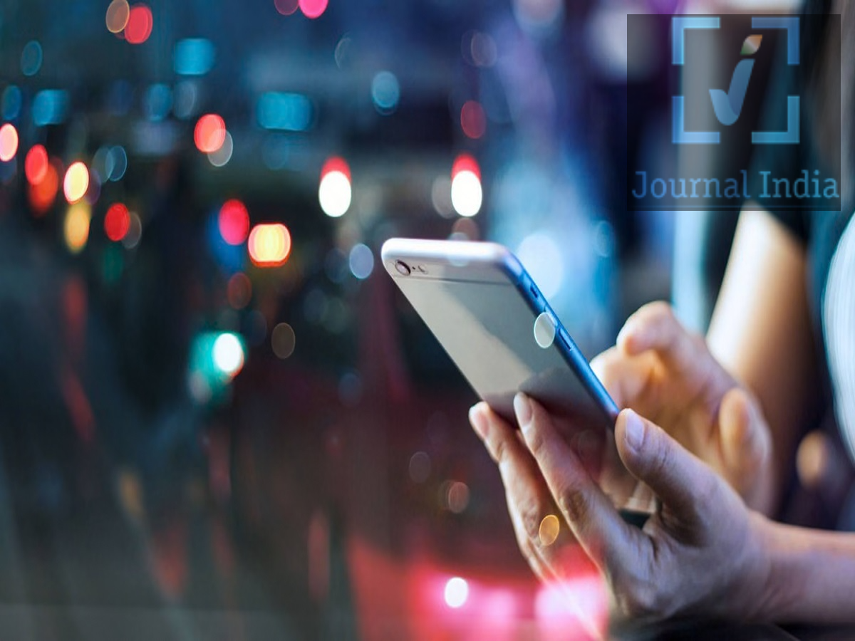 Smartphone Update- फोन में होते खुफिया सेंसर्स, जानिए इनके गजब के फीचर्स और इस्तेमाल दोस्तो स्मार्टफोन हमारे जीवन का अहम हिस्सा बन गए हैं, जिन कई प्रकार के फीचर्स मौजूद होते हैं, लेकिन कई यूज़र्स को यह नहीं पता होता कि उनकी स्क्रीन के पीछे कौन सी एडवांस्ड टेक्नोलॉजी काम कर रही है। क्या आपने कभी सोचा है कि फोन को टेढ़ा करने पर उसकी डिस्प्ले अपने आप कैसे घूम जाती है, या कॉल के दौरान फोन को कान के पास ले जाने पर स्क्रीन क्यों बंद हो जाती है? आइए जानते हैं इन सेंसर्स के बारे में 1. जायरोस्कोप सेंसर: रोटेशन और मूवमेंट को पहचानता है जायरोस्कोप सेंसर फोन के घूमने या मुड़ने की गति को पहचानता है और यह पता लगाने में मदद करता है कि डिवाइस को किस तरफ घुमाया या झुकाया जा रहा है। मुख्य कार्य: - गेमिंग अनुभव को बेहतर बनाता है, खासकर मोशन-कंट्रोल्ड गेम्स में। - अन्य स्टेबिलाइज़ेशन तकनीकों के साथ मिलकर, वीडियो को ज़्यादा स्मूथ (स्थिर) तरीके से रिकॉर्ड करने में मदद करता है। - डिवाइस के ओरिएंटेशन को ट्रैक करके ऑगमेंटेड रियलिटी (AR) ऐप्स को सपोर्ट करता है। - कुछ स्थितियों में गूगल मैप्स जैसे नेविगेशन ऐप्स की मदद करता है। यह सेंसर तब बहुत काम आता है जब मूवमेंट को एकदम सटीक तरीके से ट्रैक करने की ज़रूरत होती है। 2. बैरोमीटर सेंसर: वायुमंडलीय दबाव (एटमॉस्फेरिक प्रेशर) को मापता है कुछ स्मार्टफोन में बैरोमीटर सेंसर होता है, जो वायुमंडलीय दबाव को मापता है। इस जानकारी से ऊंचाई में होने वाले बदलावों का अंदाज़ा लगाने और लोकेशन से जुड़े कैलकुलेशन को बेहतर बनाने में मदद मिलती है। मुख्य कार्य: - समुद्र तल से आपकी ऊंचाई का अंदाज़ा लगाने में मदद करता है। - हाइकिंग और आउटडोर गतिविधियों के दौरान ऊंचाई मापने में सहायक है। - कुछ खास जगहों पर GPS पोज़िशनिंग को बेहतर बना सकता है। - मौसम की जानकारी देने वाले ऐप्स के लिए वायुमंडलीय दबाव का डेटा उपलब्ध कराता है। हालाँकि, सिर्फ बैरोमीटर के ज़रिए मौसम का सटीक पूर्वानुमान नहीं लगाया जा सकता; इसके लिए कुछ और डेटा की भी ज़रूरत होती है। 3. एक्सेलेरोमीटर सेंसर: मूवमेंट और झुकाव को पहचानता है एक्सेलेरोमीटर आज के स्मार्टफोन में सबसे ज़्यादा इस्तेमाल होने वाले सेंसर में से एक है। यह एक्सीलरेशन (गति में बदलाव) को मापता है और डिवाइस को मूवमेंट, झुकाव और ओरिएंटेशन में होने वाले बदलावों को पहचानने में मदद करता है। मुख्य कार्य: - स्क्रीन को पोर्ट्रेट और लैंडस्केप मोड के बीच अपने आप घूमने (रोटेट होने) में मदद करता है। - सपोर्ट करने वाले ऐप्स में आपके कदमों और शारीरिक गतिविधियों को ट्रैक करता है। - मोशन-कंट्रोल्ड मोबाइल गेम्स को सपोर्ट करता है। - फिटनेस ट्रैकिंग और अन्य गतिविधियों के दौरान मूवमेंट को पहचानने में मदद करता है। यह अन्य सेंसर के साथ मिलकर काम करता है, जिससे स्मार्टफोन का इस्तेमाल करना ज़्यादा आसान और सुविधाजनक हो जाता है। 4. प्रॉक्सिमिटी और एम्बिएंट लाइट सेंसर: स्मार्ट स्क्रीन कंट्रोल ये दोनों सेंसर अलग-अलग काम करते हैं, लेकिन दोनों ही स्मार्टफोन के अनुभव को बेहतर बनाने में मदद करते हैं। प्रॉक्सिमिटी सेंसर: - कॉल के दौरान जब आप फोन को अपने कान के पास लाते हैं, तो यह डिस्प्ले को बंद कर देता है। - स्क्रीन पर गलती से होने वाले टच को रोकता है। - जरूरत न होने पर डिस्प्ले को बंद रखकर बैटरी बचाने में मदद करता है। एम्बिएंट लाइट सेंसर: - आसपास के वातावरण की रोशनी (ब्राइटनेस) को मापता है। - 'ऑटो-ब्राइटनेस' चालू होने पर, यह अपने आप स्क्रीन की ब्राइटनेस को एडजस्ट कर लेता है। - अलग-अलग रोशनी की स्थितियों में स्क्रीन को बेहतर तरीके से देखने में मदद करता है। - अनावश्यक बिजली की खपत को कम करने में मदद कर सकता है।