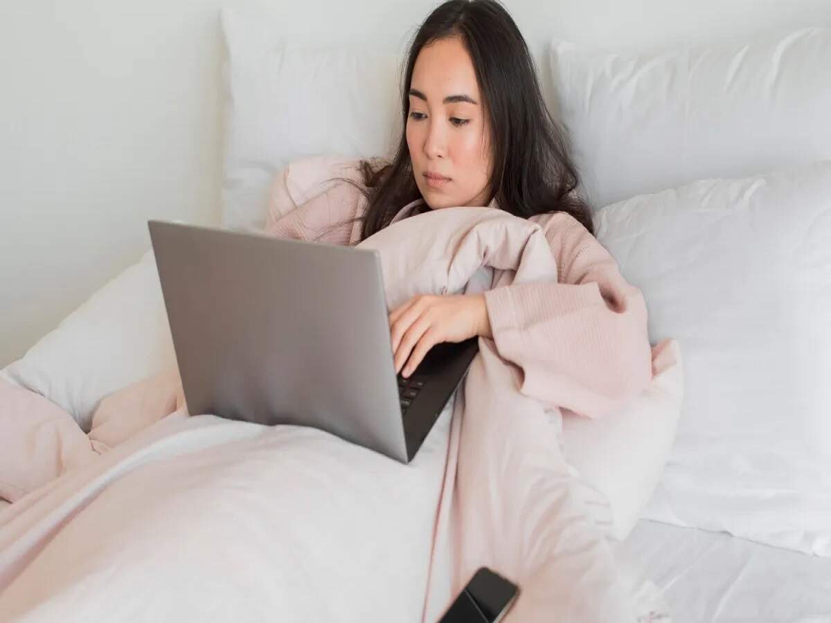 Laptop Use- लैपटॉप का बिस्तर पर रखकर करते हैं इस्तेमाल, जानिए इसके खतरा