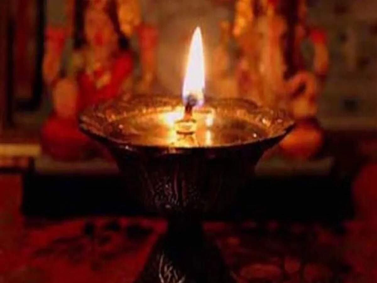 Vastu Tips: How many lamps should ideally be lit daily in the home temple? Let’s explore the Vastu guidelines.