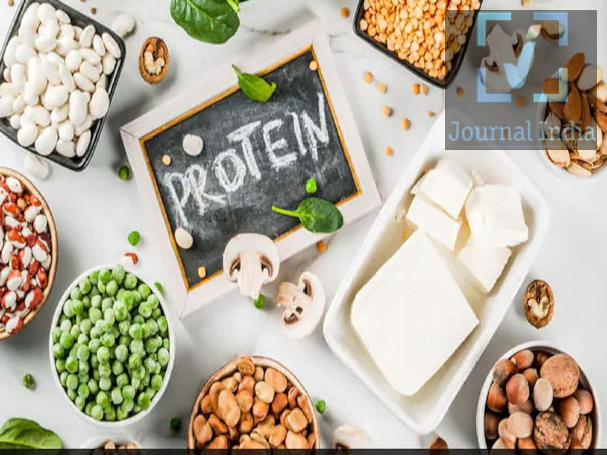 Health Tips- थाली में शामिल करें ये चीजें, प्रोटीन, फाइबर की होगी पूर्ती दोस्तो एक स्वस्थ स्वास्थ्य बनाए रखने के लिए प्रोटीन और फाइबर दोनो ही जरूरी हैं, क्योंकि प्रोटीन मांसपेशियों को बनाने और उनकी मरम्मत करने में मदद करता है, वहीं फाइबर पाचन में सुधार करता है, पेट साफ़ रखने में मदद करता है और आपको लंबे समय तक पेट भरा हुआ महसूस कराता है। बहुत से लोग पनीर और अंडे जैसी प्रोटीन से भरपूर चीज़ें खाने पर तो ध्यान देते हैं, लेकिन अक्सर फाइबर के महत्व को नज़रअंदाज़ कर देते हैं। फाइबर की पूर्ती के लिए थाली में शामिल करें ये चीजें-  1. दालें भारतीय घरों में दालें रोज़ाना खाई जाती हैं। इनमें प्रोटीन, फाइबर और अन्य ज़रूरी पोषक तत्वों का अच्छा मिश्रण होता है। - प्रोटीन: पकी हुई दाल के एक कप में लगभग 18 ग्राम। - फाइबर: एक कप में लगभग 15 ग्राम। - फ़ायदे: पाचन में मदद करती हैं, मांसपेशियों को स्वस्थ रखती हैं और पेट भरा हुआ महसूस कराती हैं। - कैसे खाएं: सब्ज़ियों के साथ दाल बनाएं या सूप और सलाद में पकी हुई दालें मिला लें। नोट: दाल के प्रकार और मात्रा (सर्विंग साइज़) के हिसाब से इनमें मौजूद पोषक तत्वों की मात्रा अलग-अलग हो सकती है। 2. हरे सोयाबीन (एडामेम) एडामेम, यानी कच्चे हरे सोयाबीन, प्रोटीन और फाइबर का एक पौष्टिक, पौधों से मिलने वाला स्रोत हैं। इन्हें स्नैक के तौर पर खाया जा सकता है या रोज़ के खाने में शामिल किया जा सकता है। - प्रोटीन: पके हुए और छिले हुए एडामेम के एक कप में लगभग 18&ndash;19 ग्राम। - फाइबर: एक कप में लगभग 8 ग्राम। - फ़ायदे: यह पौधों से मिलने वाला प्रोटीन, फाइबर और अन्य ज़रूरी पोषक तत्व प्रदान करता है। - कैसे खाएं: इन्हें सलाद, स्टिर-फ्राई (भनी हुई सब्ज़ियों), ग्रेन बाउल या सब्ज़ी की डिश में मिला सकते हैं। 3. सफ़ेद और काले चने काबुली चने और काले चने, दोनों ही पौधों से मिलने वाले प्रोटीन और डाइटरी फाइबर के बेहतरीन स्रोत हैं। - प्रोटीन: पके हुए चनों के एक कप में लगभग 14&ndash;15 ग्राम। - फाइबर: एक कप में लगभग 12 ग्राम। - फ़ायदे: पाचन स्वास्थ्य को बेहतर बनाने में मदद करते हैं और पेट भरा हुआ महसूस कराते हैं। - कैसे खाएं: चने की करी बनाएं, चने का सलाद तैयार करें, या उबले हुए काले चनों में कटा हुआ प्याज़, टमाटर और नींबू का रस मिलाकर खाएं। 4. क्विनोआ क्विनोआ अनाज जैसा एक पौष्टिक बीज है, जिसमें प्रोटीन, फाइबर और कई ज़रूरी खनिज पाए जाते हैं। संतुलित आहार में यह चावल का एक अच्छा विकल्प हो सकता है। - प्रोटीन: पके हुए क्विनोआ के प्रति कप में लगभग 8 ग्राम। - फाइबर: प्रति कप लगभग 5 ग्राम। - फायदे: यह पौधों से मिलने वाला प्रोटीन देता है और पाचन को स्वस्थ रखने में मदद करता है। - कैसे खाएं: क्विनोआ पुलाव, दलिया, वेजिटेबल बाउल या ताज़ा सलाद बनाकर खा सकते हैं। 5. ओट्स और बीज ओट्स नाश्ते के लिए एक बेहतरीन विकल्प हैं, खासकर तब जब इन्हें बीजों और अन्य पोषक तत्वों से भरपूर चीज़ों के साथ मिलाया जाए। इनमें घुलनशील फाइबर होता है, जो कोलेस्ट्रॉल के स्तर को स्वस्थ बनाए रखने में मदद कर सकता है। - प्रोटीन: पके हुए ओट्स के प्रति कप में लगभग 5&ndash;6 ग्राम (यह इस बात पर निर्भर करता है कि इसे कैसे तैयार किया गया है)। - फाइबर: पके हुए ओट्स के प्रति कप में लगभग 4 ग्राम। - फायदे: यह पाचन में मदद करता है और संतुलित आहार के हिस्से के रूप में लंबे समय तक ऊर्जा बनाए रखता है। - कैसे खाएं: 'ओवरनाइट ओट्स' (रात भर भिगोए गए ओट्स) तैयार करें और इसमें चिया सीड्स, अलसी के बीज, नट्स या दूध मिलाकर इसका पोषण मूल्य बढ़ाएं।