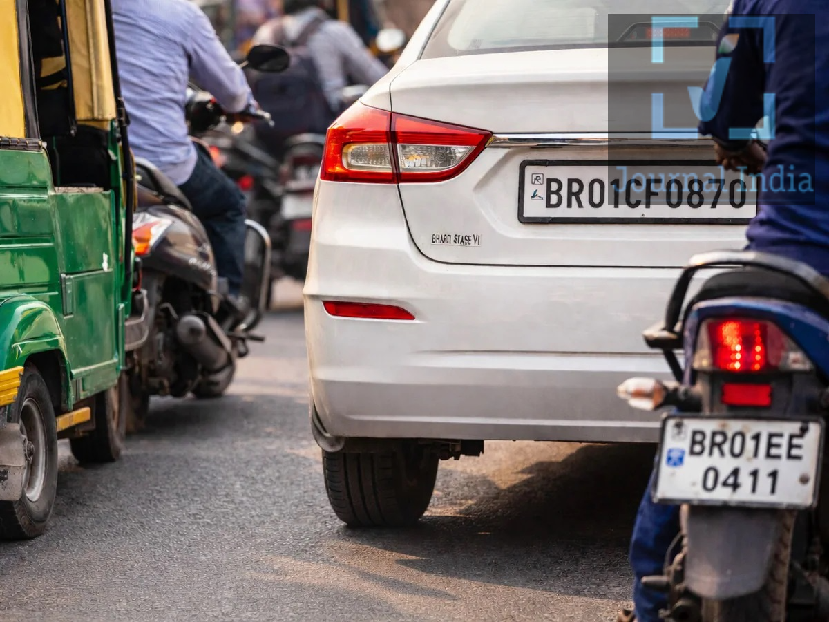 NUMBER PLATE- गाड़ी में लगी पुरानी नंबर बदल लिजिए, वरना कटेगा 10 हजार तक का चालान  दोस्तो गाड़ियां हमारे जीवन का अहम हिस्सा बन गई हैं, जो रोजाना ऑफिस, बाजार या किसी अन्य काम के लिए यूज होती हैं, ऐसे में ड्राइविंग लाइसेंस, हेलमेट और सीट बेल्ट के साथ-साथ वाहन की नंबर प्लेट को सही रखना बहुत ही जरूरी है। कई वाहन मालिक आज भी अपनी गाड़ियों में पुरानी या निर्धारित मानकों के अनुरूप नहीं बनी नंबर प्लेट लगाए हुए हैं। अगर आप भी उनमें से है तो आज ही बदल लें इन्हें, नहीं हो सकता हैं भारी जुर्माना-  पुरानी नंबर प्लेट पर कितना जुर्माना? अगर आपकी गाड़ी में पुरानी, क्षतिग्रस्त या निर्धारित मानकों के अनुरूप नहीं होने वाली नंबर प्लेट लगी है, तो कार्रवाई हो सकती है। HSRP नियमों का उल्लंघन करने पर ₹5,000 से ₹10,000 तक का जुर्माना लगाया जा सकता है। बताया जाता है कि पहली बार नियम तोड़ने पर जुर्माना ₹5,000 तक और दोबारा उल्लंघन करने पर ₹10,000 तक हो सकता है। हालांकि, वास्तविक चालान संबंधित राज्य के लागू नियमों और प्रवर्तन पर निर्भर कर सकता है। HSRP क्या होती है? High-Security Registration Plate यानी HSRP सामान्य नंबर प्लेट से अलग होती है। इसे वाहनों की पहचान को अधिक सुरक्षित बनाने और नंबर प्लेट से होने वाली छेड़छाड़, चोरी या धोखाधड़ी को रोकने के उद्देश्य से लागू किया गया है। HSRP की कुछ प्रमुख विशेषताएं इस प्रकार हैं: यह विशेष प्रकार के एल्युमिनियम से बनी होती है। इसमें वाहन की पहचान से जुड़ी सुरक्षा विशेषताएं होती हैं। प्लेट के साथ छेड़छाड़ या उसे आसानी से हटाना मुश्किल होता है। इसका उद्देश्य वाहन की पहचान और नंबर प्लेट की सुरक्षा को बेहतर बनाना है। यह निर्धारित मानकों के अनुसार लगाई जाती है। किन वाहनों के लिए HSRP जरूरी है? Central Motor Vehicles Rules (CMVR) के Rule 50 के तहत नंबर प्लेट से जुड़े निर्धारित मानकों का पालन करना जरूरी है। पुराने वाहनों, खासकर 1 अप्रैल 2019 से पहले पंजीकृत वाहनों, के लिए HSRP को लेकर अलग-अलग राज्यों में लागू प्रक्रिया और समयसीमा महत्वपूर्ण हो सकती है। इसलिए अगर आपकी कार या बाइक में अभी भी पुरानी नंबर प्लेट लगी है, तो अपने राज्य के परिवहन विभाग या अधिकृत HSRP विक्रेता से नियम और उपलब्ध प्रक्रिया की पुष्टि करके प्लेट बदलवाना उचित है। नंबर प्लेट बदलवाने से पहले ध्यान रखें नंबर प्लेट खराब हो गई है या पुरानी है, तो इसे नजरअंदाज न करें। HSRP लगवाते समय केवल अधिकृत माध्यम का इस्तेमाल करें और किसी अनधिकृत व्यक्ति या वेबसाइट से नंबर प्लेट बनवाने से बचें। वाहन मालिकों के लिए जरूरी बातें गाड़ी में नंबर प्लेट निर्धारित मानकों के अनुसार रखें। टूटी या अस्पष्ट नंबर प्लेट को तुरंत बदलवाएं। पुराने वाहन के लिए HSRP की आवश्यकता जांचें। HSRP केवल अधिकृत माध्यम से ही लगवाएं। चालान से बचने के लिए अपने राज्य के मौजूदा परिवहन नियमों की जानकारी रखें।