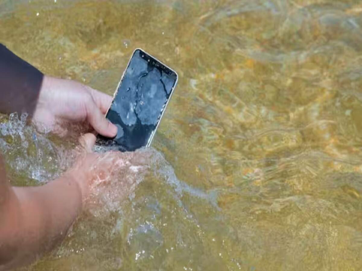 Smartphone Tips: If water gets into your phone, avoid doing these things at all costs.