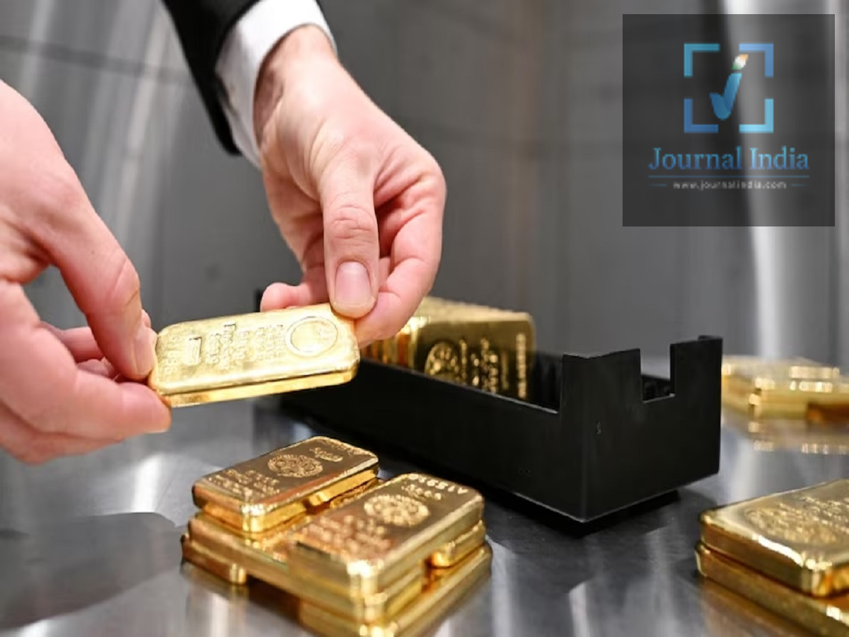 Gold and Silver Price Update- सोने-चांदी के क्या हैं भाव, खरीदने से पहले जान लें दोस्तो हम सब आज 80वां स्वतंत्रता दिवस मना रहा हैं, जो हम सब के लिए गर्व की बात हैं, ऐसे में अगर आप सोने और चांदी में निवेश करने की सोच रहे हैं, तो सोने के दाम लगातार उतार-चढ़ाव कर रहे हैं। दिल्ली के सर्राफा बाजार में शुक्रवार को सोने की कीमत में ₹800 की गिरावट दर्ज की गई, जबकि शनिवार सुबह MCX पर 24 कैरेट सोने के वायदा भाव में तेजी देखने को मिली। आइए जानते हैं क्या हैं आज के सोने और चांदी के भाव-  Gold Price Today: दिल्ली में सोने का भाव दिल्ली के सर्राफा बाजार में 99.9% शुद्धता वाले सोने की कीमत शुक्रवार को ₹800 गिरकर ₹1,56,200 प्रति 10 ग्राम रह गई। इससे पहले गुरुवार को 99.9% शुद्ध सोना ₹1,57,000 प्रति 10 ग्राम पर था। वहीं, अलग-अलग स्रोतों में कीमतों में अंतर दिखाई दे रहा है। बुलियन मार्केट के आंकड़ों के अनुसार 24 कैरेट सोने का भाव ₹1,54,830 प्रति 10 ग्राम बताया गया है। MCX पर Gold Price Today मल्टी कमोडिटी एक्सचेंज यानी MCX पर 24 कैरेट सोने के वायदा भाव में शनिवार सुबह तेजी रही। MCX Gold Price: ₹1,54,590 प्रति 10 ग्राम पिछला बंद भाव: ₹1,53,466 प्रति 10 ग्राम बढ़त: ₹1,124 प्रतिशत तेजी: 0.73% हालांकि, पिछले कारोबारी सत्र में अक्टूबर डिलीवरी वाले सोने के वायदा अनुबंध में ₹409 की गिरावट दर्ज की गई थी और यह ₹1,53,057 प्रति 10 ग्राम पर बंद हुआ था। अंतरराष्ट्रीय बाजार में सोने का भाव अंतरराष्ट्रीय बाजार में भी सोने की कीमतों में उतार-चढ़ाव जारी है। उपलब्ध आंकड़ों के अनुसार सोना करीब $4,432 प्रति औंस के स्तर पर पहुंच गया। पिछले कारोबारी सत्र में न्यूयॉर्क में गोल्ड फ्यूचर्स करीब $4,347.69 प्रति औंस पर रहा। Bullion Market में 24 से 10 कैरेट Gold Rate बुलियन मार्केट के अनुसार अलग-अलग शुद्धता वाले सोने की कीमत इस प्रकार है: 24 कैरेट: ₹15,483 प्रति ग्राम | ₹1,54,830 प्रति 10 ग्राम 22 कैरेट: ₹14,193 प्रति ग्राम | ₹1,41,928 प्रति 10 ग्राम 20 कैरेट: ₹12,903 प्रति ग्राम | ₹1,29,025 प्रति 10 ग्राम 18 कैरेट: ₹11,612 प्रति ग्राम | ₹1,16,123 प्रति 10 ग्राम 16 कैरेट: ₹10,322 प्रति ग्राम | ₹1,03,220 प्रति 10 ग्राम 14 कैरेट: ₹9,032 प्रति ग्राम | ₹90,318 प्रति 10 ग्राम 12 कैरेट: ₹7,742 प्रति ग्राम | ₹77,415 प्रति 10 ग्राम 10 कैरेट: ₹6,451 प्रति ग्राम | ₹64,513 प्रति 10 ग्राम City Wise Gold Price Today: प्रमुख शहरों में सोने के भाव GoodReturns के उपलब्ध आंकड़ों के अनुसार 24, 22 और 18 कैरेट सोने के प्रति 10 ग्राम भाव इस प्रकार हैं: दिल्ली: 24K ₹1,53,040 | 22K ₹1,40,300 | 18K ₹1,14,820 मुंबई: 24K ₹1,52,890 | 22K ₹1,40,150 | 18K ₹1,14,670 कोलकाता: 24K ₹1,52,890 | 22K ₹1,40,150 | 18K ₹1,14,670 चेन्नई: 24K ₹1,53,170 | 22K ₹1,40,400 | 18K ₹1,18,200 पटना: 24K ₹1,52,940 | 22K ₹1,40,200 | 18K ₹1,14,720 लखनऊ: 24K ₹1,53,040 | 22K ₹1,40,300 | 18K ₹1,14,820 मेरठ: 24K ₹1,53,040 | 22K ₹1,40,300 | 18K ₹1,14,820 अयोध्या: 24K ₹1,53,040 | 22K ₹1,40,300 | 18K ₹1,14,820 कानपुर: 24K ₹1,53,040 | 22K ₹1,40,300 | 18K ₹1,14,820 गाजियाबाद: 24K ₹1,53,040 | 22K ₹1,40,300 | 18K ₹1,14,820 नोएडा: 24K ₹1,53,040 | 22K ₹1,40,300 | 18K ₹1,14,820 गुरुग्राम: 24K ₹1,53,040 | 22K ₹1,40,300 | 18K ₹1,14,820 चंडीगढ़: 24K ₹1,53,040 | 22K ₹1,40,300 | 18K ₹1,14,820 जयपुर: 24K ₹1,53,040 | 22K ₹1,40,300 | 18K ₹1,14,820 लुधियाना: 24K ₹1,53,040 | 22K ₹1,40,300 | 18K ₹1,14,820 गुवाहाटी: 24K ₹1,52,890 | 22K ₹1,40,150 | 18K ₹1,14,670 इंदौर: 24K ₹1,52,940 | 22K ₹1,40,200 | 18K ₹1,14,720 अहमदाबाद: 24K ₹1,52,940 | 22K ₹1,40,200 | 18K ₹1,14,720 वडोदरा: 24K ₹1,52,940 | 22K ₹1,40,200 | 18K ₹1,14,720 सूरत: 24K ₹1,52,940 | 22K ₹1,40,200 | 18K ₹1,14,720 नागपुर: 24K ₹1,52,890 | 22K ₹1,40,150 | 18K ₹1,14,670 पुणे: 24K ₹1,52,890 | 22K ₹1,40,150 | 18K ₹1,14,670 नासिक: 24K ₹1,52,920 | 22K ₹1,40,180 | 18K ₹1,14,700 बेंगलुरु: 24K ₹1,52,890 | 22K ₹1,40,150 | 18K ₹1,14,670 भुवनेश्वर: 24K ₹1,52,890 | 22K ₹1,40,150 | 18K ₹1,14,670 रायपुर: 24K ₹1,52,890 | 22K ₹1,40,150 | 18K ₹1,14,670 हैदराबाद: 24K ₹1,52,890 | 22K ₹1,40,150 | 18K ₹1,14,670 Gold Price क्यों घटा? HDFC Securities के कमोडिटी विश्लेषक सौमिल गांधी के अनुसार शुक्रवार को कमजोर वैश्विक संकेतों के बीच सोने की कीमतों में गिरावट आई। हालिया तेजी के बाद ऊंचे स्तरों पर मुनाफावसूली ने भी कीमतों पर दबाव बनाया। निवेशक मौजूदा ऊंचे स्तरों पर नई पोजीशन बनाने को लेकर सतर्क नजर आए। Gold खरीदने से पहले इन बातों का रखें ध्यान सोने की कीमत अलग-अलग शहरों और बाजारों में टैक्स, स्थानीय शुल्क, मेकिंग चार्ज और अन्य लागतों के कारण अलग हो सकती है। इसलिए आभूषण खरीदते समय केवल 24 या 22 कैरेट के बेस रेट को देखकर फैसला न करें। खरीदारी से पहले: सोने की शुद्धता और हॉलमार्क जरूर जांचें। प्रति ग्राम और प्रति 10 ग्राम कीमत की पुष्टि करें। मेकिंग चार्ज और GST की जानकारी लें। बिल और प्रमाणपत्र जरूर प्राप्त करें। खरीदारी से पहले स्थानीय ज्वेलर से उस समय का अंतिम रेट जरूर कन्फर्म करें।