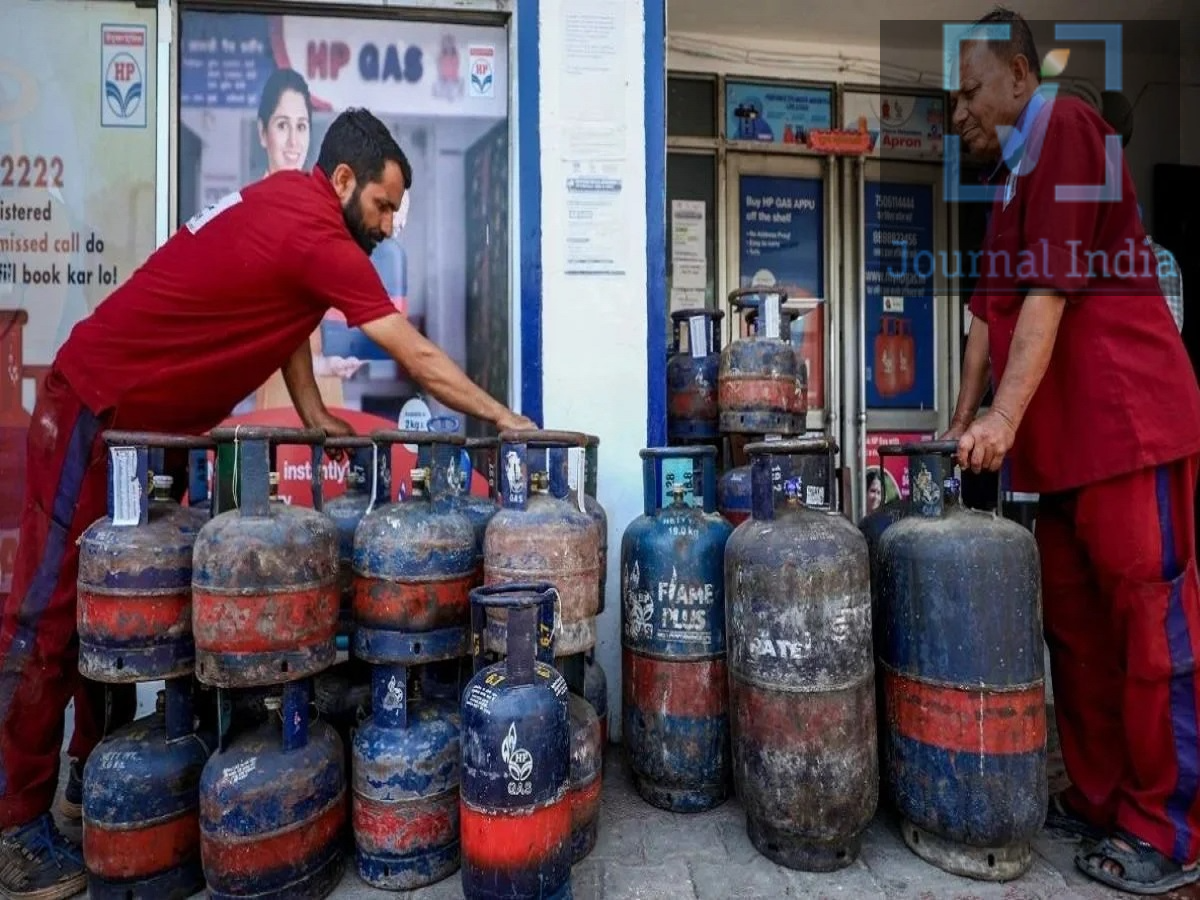 LPG Price &ndash; किस गैस सिलेंडर की कितनी है कीमत, जानिए पूरी लिस्ट दोस्तो देश में बहुत ही जल्द त्योहारी सीजन शुरु होने वाला हैं, जिसके चलते कमर्शियल LPG सिलेंडर इस्तेमाल करने वाले कारोबारियों को बड़ा झटका लगा है। सरकारी तेल कंपनियों ने 1 अक्टूबर 2026 से 19 किलो वाले कमर्शियल LPG सिलेंडर की कीमतों में बढ़ोतरी की है। शहर के हिसाब से यह बढ़ोतरी ₹62.50 से ₹71.50 तक है। हालांकि, आम लोगों के लिए राहत की खबर है। 14.2 किलो वाले घरेलू LPG सिलेंडर की कीमतों में कोई बदलाव नहीं किया गया है। दिल्ली में 19 किलो कमर्शियल सिलेंडर हुआ महंगा दिल्ली में 19 किलो वाले सामान्य कमर्शियल LPG सिलेंडर की कीमत ₹62.50 बढ़कर ₹2,810 हो गई है। इसके अलावा अलग-अलग प्रकार के कमर्शियल और बड़े सिलेंडरों के दाम भी बढ़ाए गए हैं। 19 किलो Commercial Cylinder: ₹2,747.50 से बढ़कर ₹2,810  19 किलो XtraTeJ: ₹2,770 से बढ़कर ₹2,832.50  19 किलो Nano Cut: ₹2,924.50 से बढ़कर ₹2,982.50  47.5 किलो Large Cylinder: ₹6,864.50 से बढ़कर ₹7,021  47.5 किलो XtraTeJ: ₹6,920.50 से बढ़कर ₹7,077  छोटे कमर्शियल और FTL सिलेंडर भी महंगे कीमतों में बदलाव केवल 19 किलो और बड़े सिलेंडरों तक सीमित नहीं है। छोटे कमर्शियल कनेक्शन और FTL सिलेंडरों की कीमतों में भी बढ़ोतरी हुई है। 5 किलो FTL नया कनेक्शन: ₹1,885 से बढ़कर ₹1,900.50  5 किलो FTL रिफिल: ₹764 से बढ़कर ₹779.50  2 किलो FTL नया कनेक्शन: ₹1,027 से बढ़कर ₹1,033  2 किलो FTL रिफिल: ₹319 से बढ़कर ₹325  घरेलू LPG सिलेंडर की कीमत में कोई बदलाव नहीं आम परिवारों के लिए राहत की बात यह है कि 14.2 किलो वाले घरेलू LPG सिलेंडर की कीमत पहले की तरह ₹942 बनी हुई है। अन्य घरेलू सिलेंडरों के मौजूदा दाम: 14.2 किलो Standard Domestic: ₹942  5 किलो Standard Domestic: ₹349.50  10 किलो Composite Cylinder: ₹673  5 किलो Composite Cylinder: ₹349.50  होटल और रेस्टोरेंट कारोबार पर बढ़ सकता है खर्च कमर्शियल LPG सिलेंडर का इस्तेमाल होटल, रेस्टोरेंट, ढाबे, मिठाई की दुकानों और अन्य व्यावसायिक प्रतिष्ठानों में बड़े पैमाने पर होता है। ऐसे में कीमत बढ़ने से इन कारोबारों की ऑपरेशनल लागत बढ़ सकती है। त्योहारी सीजन में मांग बढ़ने के बीच इसका असर कारोबारियों के बजट पर पड़ सकता है। वहीं, घरेलू LPG की कीमत स्थिर रहने से घरेलू उपभोक्ताओं के किचन बजट पर इस बढ़ोतरी का सीधा असर नहीं पड़ेगा।