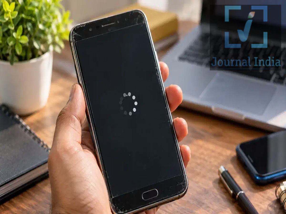 Smartphone Tips: क्या बार बार फोन हो रहा हैं हैंग, तो आज ही करें ये सेटिंग्स दोस्तो स्मार्टफोन हमारे जीवन का अहम हिस्सा हैं, जो हमें बातचीत करने, काम करने, पेमेंट करने, वीडियो देखने और रोज़ के कामों को मैनेज करने में मदद करते हैं। जैसे-जैसे स्मार्टफोन पुराना होता जाता है, इसकी परफॉरमेंस धीरे-धीरे कम हो सकती है। ऐप्स खुलने में ज़्यादा समय ले सकते हैं, स्क्रीन बार-बार फ्रीज़ हो सकती है, और इस्तेमाल के दौरान डिवाइस हैंग होने लग सकता है। जिसके लिए लोग नया फोन खरीद लेते हैं, लेकिन यहां कुछ ऐसी सेटिंग्स हैं जिनकी मदद से आप फोन को तेज कर सकते हैं-  1. कैश (Cache) क्लियर करें और फालतू फ़ाइलें हटाएँ स्मार्टफोन के धीमे होने का एक आम कारण स्टोरेज स्पेस की कमी है। इस्तेमाल के दौरान ऐप्स कुछ टेम्पररी फ़ाइलें और 'कैश डेटा' बनाते हैं, जो समय के साथ जमा होता जाता है। - अपने फ़ोन की सेटिंग्स खोलें और 'स्टोरेज' या 'ऐप्स' सेक्शन में जाएँ। - देखें कि कौन से ऐप्स सबसे ज़्यादा स्टोरेज ले रहे हैं। - ज़्यादा स्टोरेज लेने वाले ऐप्स का कैश क्लियर करें। - फालतू डाउनलोड, एक जैसी (डुप्लिकेट) फ़ोटो और बिना काम के वीडियो डिलीट कर दें। - जंक फ़ाइलों का पता लगाने के लिए अपने फ़ोन के इन-बिल्ट स्टोरेज मैनेजमेंट टूल का इस्तेमाल करें। ध्यान रखें कि किसी ऐप का कैश क्लियर करना, उसका डेटा क्लियर करने से अलग होता है। डेटा क्लियर करने से आपकी सेव की गई सेटिंग्स हट सकती हैं या आप ऐप से लॉग-आउट हो सकते हैं, इसलिए इस विकल्प का इस्तेमाल सावधानी से करें। 2. जिन ऐप्स का इस्तेमाल नहीं करते, उन्हें अनइंस्टॉल करें कई यूज़र किसी खास काम के लिए ऐप्स इंस्टॉल करते हैं और फिर उन्हें भूल जाते हैं। बिना इस्तेमाल वाले ऐप्स काफी स्टोरेज घेर लेते हैं, और कुछ ऐप्स बैकग्राउंड में भी चलते रह सकते हैं। अपने फ़ोन की परफॉरमेंस बेहतर बनाने के लिए, अपने इंस्टॉल किए गए ऐप्स को देखें और जिनकी अब ज़रूरत नहीं है, उन्हें अनइंस्टॉल कर दें। अगर आपका फ़ोन अनुमति देता है, तो बिना काम के पहले से इंस्टॉल (pre-installed) ऐप्स को डिसेबल कर दें।  फालतू ऐप्स को हटाने से स्टोरेज खाली होता है, बैकग्राउंड एक्टिविटी कम होती है, और आपका स्मार्टफोन ज़्यादा बेहतर तरीके से काम कर पाता है। 3. अपने सॉफ़्टवेयर और ऐप्स को अपडेट रखें सॉफ़्टवेयर अपडेट के नोटिफिकेशन को नज़रअंदाज़ करने का मतलब है कि आप ज़रूरी बग फिक्स, सुरक्षा सुधार और परफॉरमेंस से जुड़े अपडेट्स से चूक सकते हैं। इन स्टेप्स को अपनाएँ: - सेटिंग्स खोलें और 'सॉफ़्टवेयर अपडेट' या 'सिस्टम अपडेट' ढूँढ़ें। - चेक करें कि आपके डिवाइस के लिए कोई अपडेट उपलब्ध है या नहीं। - भरोसेमंद सोर्स से ही अपडेट इंस्टॉल करें।  - अपने ऐप्स को गूगल प्ले स्टोर या एप्पल के ऐप स्टोर के ज़रिए अपडेट करें। कोई बड़ा अपडेट इंस्टॉल करने से पहले, पक्का कर लें कि आपके फ़ोन में पर्याप्त स्टोरेज और बैटरी पावर है। साथ ही, यह भी ध्यान रखें कि अपडेट से पुराने फ़ोन हमेशा तेज़ नहीं हो जाते; परफॉरमेंस में सुधार डिवाइस और सॉफ़्टवेयर वर्ज़न पर निर्भर करता है। 4. एनिमेशन कम करें और अपनी होम स्क्रीन को सिंपल रखें लाइव वॉलपेपर, बहुत सारे विजेट और एनिमेटेड इफ़ेक्ट सिस्टम के ज़्यादा रिसोर्स इस्तेमाल कर सकते हैं, ख़ासकर पुराने या कम पावर वाले स्मार्टफ़ोन पर। आप ये आसान बदलाव कर सकते हैं: - लाइव वॉलपेपर की जगह स्थिर (स्टैटिक) इमेज लगाएँ। - होम स्क्रीन से फ़ालतू विजेट हटा दें। - अपनी होम स्क्रीन को व्यवस्थित रखें। - सपोर्ट करने वाले एंड्रॉइड फ़ोन पर, 'डेवलपर ऑप्शन्स' (Developer Options) को इनेबल करें और एनिमेशन स्केल को घटाकर 0.5x कर दें। एनिमेशन स्केल कम करने से फ़ोन ज़्यादा तेज़ (रिस्पॉन्सिव) लग सकता है, हालाँकि इससे प्रोसेसर की असल स्पीड नहीं बढ़ती। आईफ़ोन (iPhones) में 'डेवलपर ऑप्शन्स' आमतौर पर इस तरह से उपलब्ध नहीं होते हैं। 5. अपने स्मार्टफ़ोन को नियमित रूप से रीस्टार्ट करें फ़ोन को रीस्टार्ट करना भी समस्याओं को ठीक करने का एक आसान तरीक़ा है। इससे सिस्टम की अस्थायी (टेम्परेरी) दिक्कतें दूर हो सकती हैं, अटके हुए प्रोसेस बंद हो सकते हैं, और कभी-कभी होने वाले 'लैग' (धीमेपन) को ठीक करने में मदद मिल सकती है।