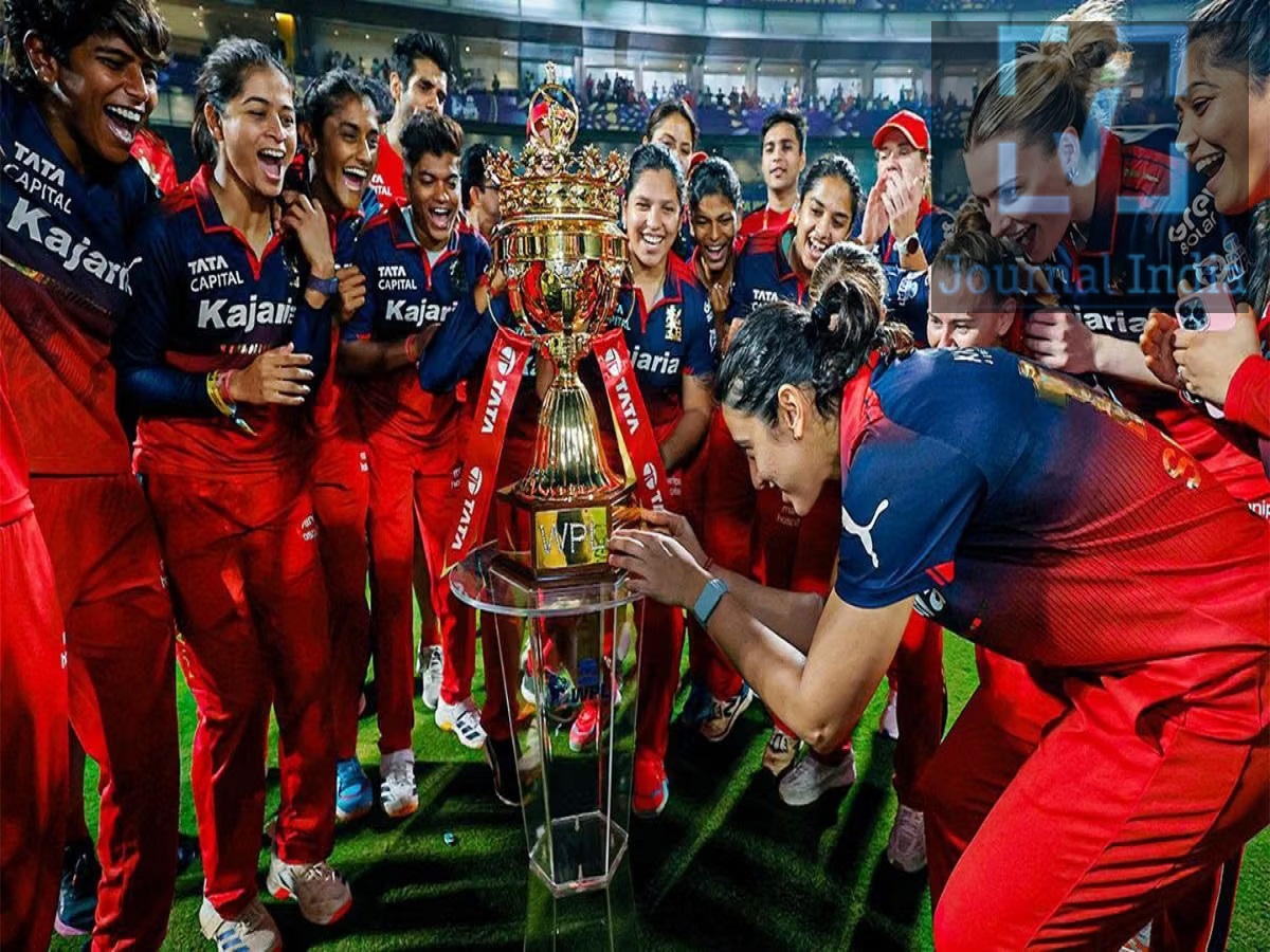 WPL 2027 Schedule- BCCI ने WPL 2027 के शेड्यूल का एलान कर दिया हैं, इस दिन से शुरु होगी लीग महिला क्रिकेट फैंस के लिए बड़ी खुशखबरी, भारतीय क्रिकेट केंट्रोल बोर्ड ने Women's Premier League के 2027 सीजन के लिए तारीखों का ऐलान कर दिया है। आगामी सीजन का आयोजन 14 जनवरी से 7 फरवरी 2027 के बीच किया जाएगा, जबकि खिलाड़ियों की नीलामी 28 अक्टूबर 2026 को कोच्चि में होगी। अभी टूर्नामेंट का पूरा मैच शेड्यूल जारी नहीं किया गया है। आइए जानें पूरी डिटेल्स WPL 2027 से जुड़ी अहम तारीखें प्लेयर रिटेंशन की आखिरी तारीख: 28 सितंबर 2026  WPL 2027 ऑक्शन: 28 अक्टूबर 2026  ऑक्शन का स्थान: कोच्चि  टूर्नामेंट की शुरुआत: 14 जनवरी 2027  फाइनल/टूर्नामेंट का समापन: 7 फरवरी 2027  मैच शेड्यूल: अभी घोषित नहीं किया गया है  टीमों के लिए क्या हैं नियम? WPL 2027 के लिए टीम स्क्वॉड को लेकर भी कुछ महत्वपूर्ण नियम लागू रहेंगे। एक टीम में अधिकतम 18 खिलाड़ी हो सकते हैं।  प्रत्येक टीम में अधिकतम 6 विदेशी खिलाड़ी शामिल किए जा सकते हैं।  किसी एक खिलाड़ी की अधिकतम कीमत ₹15 करोड़ निर्धारित है।  ऑक्शन से पहले सभी फ्रेंचाइजी को अपने रिटेन और रिलीज किए गए खिलाड़ियों की सूची जमा करनी होगी।  28 सितंबर तक करना होगा रिटेंशन नई सीजन की तैयारियों में पहला बड़ा पड़ाव 28 सितंबर 2026 होगा। इसी दिन तक सभी टीमों को अपने रिटेन किए गए और रिलीज किए गए खिलाड़ियों की सूची जमा करनी होगी। इसके ठीक एक महीने बाद 28 अक्टूबर को कोच्चि में मेगा ऑक्शन आयोजित किया जाएगा। कहां खेले जा सकते हैं WPL 2027 के मुकाबले? BCCI ने अभी तक WPL 2027 के वेन्यू को लेकर आधिकारिक घोषणा नहीं की है। हालांकि, रिपोर्ट्स के अनुसार वडोदरा और मुंबई में मुकाबले आयोजित किए जा सकते हैं। इसके अलावा वाराणसी में निर्माणाधीन नए स्टेडियम को भी संभावित वेन्यू के तौर पर चर्चा में बताया जा रहा है। हालांकि, वहां मैच आयोजित होंगे या नहीं, यह स्टेडियम के समय पर तैयार होने और उसकी स्थिति पर निर्भर करेगा।