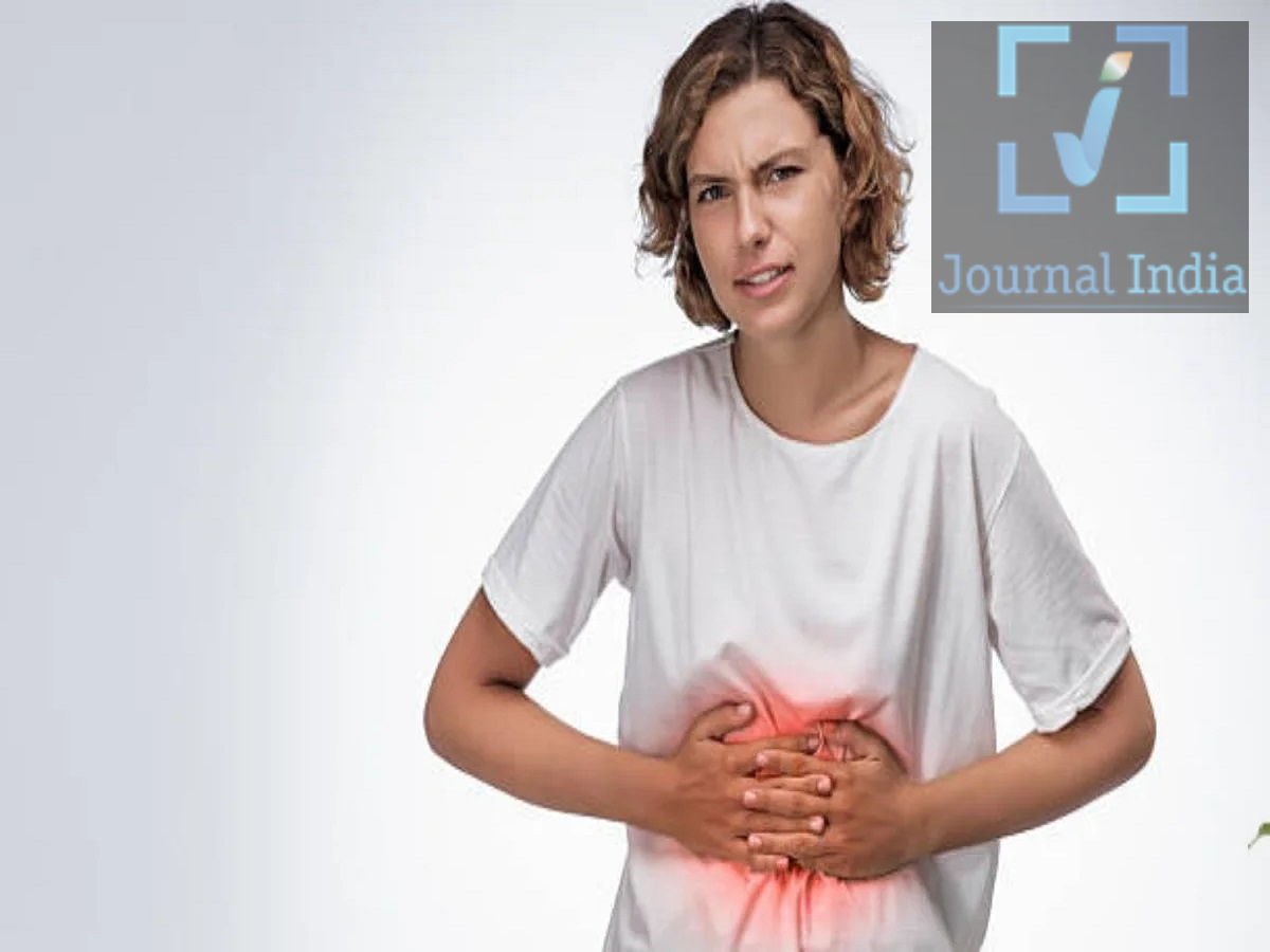 Health Tips- क्या ज्यादा फाइबर सेवन से हो सकती हैं ब्लोटिंग और गैस की समस्या, आइए जानें दोस्तो एक स्वस्थ स्वास्थ्य बनाए रखने के लिए हमें कई प्रकार के पोषक तत्वों की जरूरत होती हैं, जिनमें फाइबर भी हैं, जो पाचन तंत्र के लिए बेहद जरूरी माना जाता है। कब्ज से राहत पाने और वजन नियंत्रित करने की कोशिश करने वाले लोगों को अक्सर सलाद, फल, ओट्स, दलिया और अन्य फाइबर युक्त खाद्य पदार्थ खाने की सलाह दी जाती है। लेकिन कई लोगों को अचानक फाइबर बढ़ाने के बाद गैस, पेट फूलना, भारीपन, खट्टी डकार और पेट में असहजता जैसी समस्याएं होने लगती हैं। फाइबर खाने से गैस क्यों बनती है? फाइबर का एक बड़ा हिस्सा शरीर में पूरी तरह पच नहीं पाता और बड़ी आंत तक पहुंचता है। वहां मौजूद आंतों के बैक्टीरिया इसे तोड़ते हैं। इस प्रक्रिया को फर्मेंटेशन कहा जाता है, जिसके दौरान कुछ मात्रा में गैस बनना सामान्य है। अगर कोई व्यक्ति अचानक बहुत ज्यादा फाइबर खाना शुरू कर देता है, तो आंतों में फर्मेंटेशन बढ़ सकता है। इसके कारण: गैस और पेट फूलना पेट में भारीपन पेट में गुड़गुड़ाहट असहजता कुछ लोगों में एसिड रिफ्लक्स या खट्टी डकार जैसी समस्याएं हो सकती हैं। संवेदनशील पाचन तंत्र या IBS (Irritable Bowel Syndrome) वाले लोगों में ये लक्षण अधिक महसूस हो सकते हैं। रोज कितना फाइबर लेना चाहिए? आमतौर पर वयस्कों को प्रतिदिन लगभग 22 से 34 ग्राम फाइबर की जरूरत हो सकती है। हालांकि, सही मात्रा उम्र, लिंग और पूरी डाइट पर निर्भर करती है। इसलिए यदि आपकी डाइट में पहले फाइबर कम था, तो एक ही दिन में बहुत अधिक फाइबर लेने के बजाय इसे धीरे-धीरे बढ़ाना बेहतर होता है। फाइबर बढ़ाते समय इन गलतियों से बचें 1. अचानक बहुत ज्यादा फाइबर न लें अगर आप पहले कम फाइबर खाते थे, तो अचानक बड़ी मात्रा में सलाद, चिया सीड्स, ओट्स और फल खाना शुरू न करें। शरीर को नई मात्रा के अनुसार ढलने का समय दें। 2. पानी की मात्रा कम न करें फाइबर के साथ पर्याप्त पानी पीना भी जरूरी है। फाइबर बढ़ाकर पानी कम पीने से कुछ लोगों में कब्ज और पेट की परेशानी बढ़ सकती है। 3. हर फाइबर एक जैसा नहीं होता फाइबर मुख्य रूप से अलग-अलग प्रकार का होता है। ओट्स, दाल और कुछ फलों में घुलनशील फाइबर पाया जाता है, जबकि कच्ची सब्जियों और साबुत अनाज में अघुलनशील फाइबर की मात्रा अधिक हो सकती है।