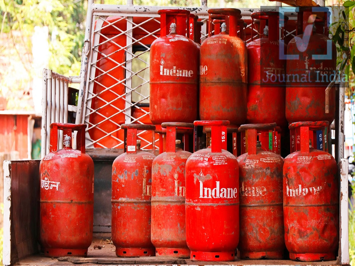 Gas Cylinder- कैसे पता करें कि सिलिंडर खाली हैं या भरा हुआ, आइए जाने मजेदार ट्रिक दोस्तो आज रसोई में बिना गैस सिलेंडर के कल्पना भी नहीं की जा सकती हैं, लेकिन कभी कभी गैस सिलेंडर खत्म हो जाता हैं, क्योंकि कई बार सिलेंडर को देखकर यह पता लगाना मुश्किल होता है कि उसमें गैस कितनी बची है और वह कितने दिनों तक चल सकती है। इसके लिए बाजार में कई तरह के गैस लेवल मीटर और डिवाइस उपलब्ध हैं, लेकिन कुछ आसान ट्रिक्स से भी आप पता कर सकते हैं कि सिलेंडर में कितनी गैस बाकी हैं, आइए कैसे एक गीले कपड़े की मदद से LPG सिलेंडर में बची गैस का अंदाजा लगाया जा सकता है। यह तरीका तापमान में अंतर पर आधारित है और कुछ ही मिनट में सिलेंडर में गैस के स्तर का अंदाजा लगाने में मदद कर सकता है। गीले कपड़े से कैसे चेक करें गैस का लेवल? इस आसान तरीके को अपनाने के लिए आपको सिर्फ एक साफ कपड़े और पानी की जरूरत होगी। सबसे पहले एक साफ कपड़े को पानी में अच्छी तरह भिगो लें। कपड़े को निचोड़ लें, ताकि उसमें से अतिरिक्त पानी निकल जाए। अब इस गीले कपड़े को LPG सिलेंडर की बाहरी सतह पर ऊपर से नीचे तक अच्छी तरह फेरें। सिलेंडर की पूरी सतह गीली करने के बाद करीब 2 से 3 मिनट इंतजार करें। अब ध्यान से देखें कि सिलेंडर का कौन-सा हिस्सा जल्दी सूख रहा है और कौन-सा हिस्सा ज्यादा देर तक गीला बना हुआ है। सिलेंडर पर बनने वाली लाइन से समझें गैस का स्तर कुछ देर बाद सिलेंडर की सतह पर एक अंतर दिखाई दे सकता है। आम तौर पर जिस हिस्से में LPG मौजूद होती है, वहां सिलेंडर की दीवार अपेक्षाकृत ठंडी रहती है। इसलिए उस हिस्से पर लगी नमी कुछ देर तक बनी रह सकती है। इसके विपरीत, ऊपर का खाली हिस्सा अपेक्षाकृत जल्दी सामान्य तापमान पर आ जाता है और वहां लगी नमी तेजी से सूख सकती है। इस तरह गीले और सूखे हिस्से के बीच दिखाई देने वाली सीमा गैस के स्तर का मोटा अंदाजा दे सकती है। ऐसा क्यों होता है? LPG सिलेंडर के अंदर तरल अवस्था में रहती है। सिलेंडर में मौजूद LPG के कारण उस हिस्से की धातु का तापमान आसपास के वातावरण की तुलना में कम हो सकता है। इसी वजह से गीले कपड़े से पानी लगाने के बाद भरे हुए हिस्से में नमी कुछ समय तक अधिक दिखाई दे सकती है। वजन करके पता करें LPG कितनी बची है अगर आपको गैस की मात्रा का ज्यादा भरोसेमंद अंदाजा चाहिए, तो सिलेंडर को घरेलू weighing scale से तौला जा सकता है। हर LPG सिलेंडर पर उसका Tare Weight (खाली सिलेंडर का वजन) लिखा होता है। इसे देखकर कुल वजन में से खाली सिलेंडर का वजन घटाया जा सकता है। फॉर्मूला: बची हुई LPG = सिलेंडर का कुल वजन &minus; खाली सिलेंडर का वजन उदाहरण के लिए, अगर सिलेंडर का कुल वजन 25 किलो है और उस पर खाली वजन 15 किलो लिखा है, तो उसमें लगभग 10 किलो LPG मौजूद है।