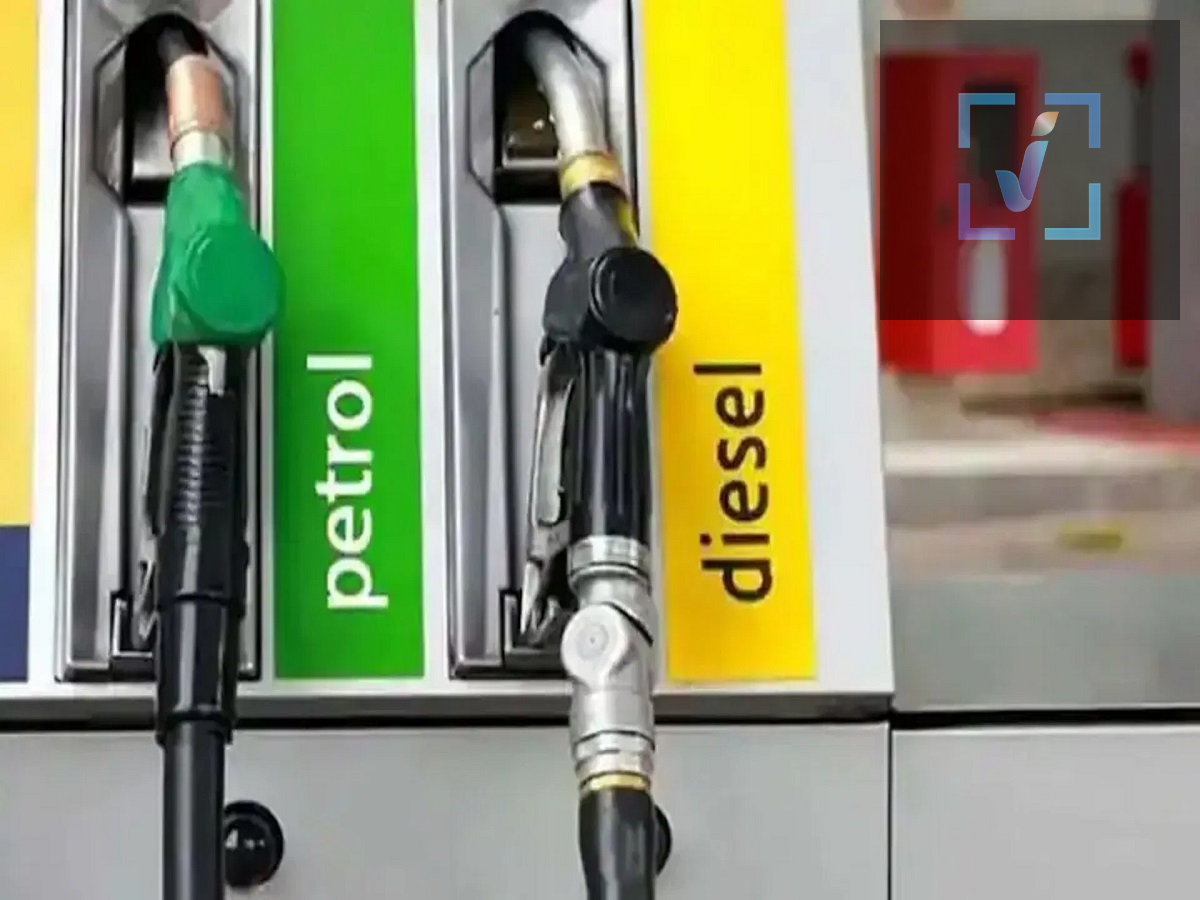 Petrol Diesel price: महीने की पहली तारिख से बढ़ी पेट्रोल-डीजल की कीमतें, जानिए आपके शहर में क्या हैं नया भाव दोस्तो अगर आप वीकेंड पर कहीं घूमने जा रहे हैं, तो घर से निकलने से पहले आप पेट्रोल औऱ डीजल के भाव जान लें क्योंकि सरकारी तेल कंपनियों ने देश के ज़्यादातर हिस्सों में पेट्रोल और डीज़ल की कीमतों में कोई बदलाव नहीं किया है। अंतरराष्ट्रीय स्तर पर कच्चे तेल की कीमतों में लगातार उतार-चढ़ाव के बावजूद, 25 मई, 2026 को हुए आखिरी बड़े बदलाव के बाद से राष्ट्रीय स्तर पर ईंधन की कीमतें स्थिर बनी हुई हैं। आज पेट्रोल-डीज़ल की कीमत: प्रमुख शहरों में लेटेस्ट दाम दिल्ली पेट्रोल: ₹102.12 प्रति लीटर डीज़ल: ₹95.20 प्रति लीटर मुंबई पेट्रोल: ₹111.21 प्रति लीटर डीज़ल: ₹97.83 प्रति लीटर कोलकाता पेट्रोल: ₹113.51 प्रति लीटर डीज़ल: ₹99.82 प्रति लीटर चेन्नई पेट्रोल: ₹107.87 प्रति लीटर डीज़ल: ₹99.65 प्रति लीटर दोनों ईंधन की कीमतों में 9 पैसे की बढ़ोतरी हुई। गुरुग्राम पेट्रोल: ₹102.97 प्रति लीटर डीज़ल: ₹95.64 प्रति लीटर दोनों की कीमतों में 22 पैसे की बढ़ोतरी हुई। नोएडा पेट्रोल: ₹101.89 प्रति लीटर डीज़ल: ₹95.37 प्रति लीटर दोनों ईंधन 7 पैसे सस्ते हुए। बेंगलुरु पेट्रोल: ₹111.68 प्रति लीटर डीज़ल: ₹99.56 प्रति लीटर पेट्रोल की कीमत में 75 पैसे और डीज़ल की कीमत में 76 पैसे की बढ़ोतरी हुई। लखनऊ पेट्रोल: ₹101.86 प्रति लीटर डीज़ल: ₹95.36 प्रति लीटर पेट्रोल की कीमत में 82 पैसे और डीज़ल की कीमत में 74 पैसे की कमी आई। पटना पेट्रोल: ₹114.67 प्रति लीटर डीज़ल: ₹100.61 प्रति लीटर पेट्रोल ₹1.30 महंगा हुआ, जबकि डीज़ल की कीमत में ₹1.25 की बढ़ोतरी हुई। 25 मई से ईंधन की कीमतें नहीं बदली हैं तेल मार्केटिंग कंपनियों ने आखिरी बार 25 मई, 2026 को पेट्रोल और डीज़ल की कीमतों में बदलाव किया था। तब से, भले ही अंतरराष्ट्रीय बाज़ार में कच्चे तेल की कीमतें ऊपर-नीचे होती रही हैं, लेकिन पूरे भारत में ईंधन की खुदरा कीमतें ज़्यादातर स्थिर रही हैं।