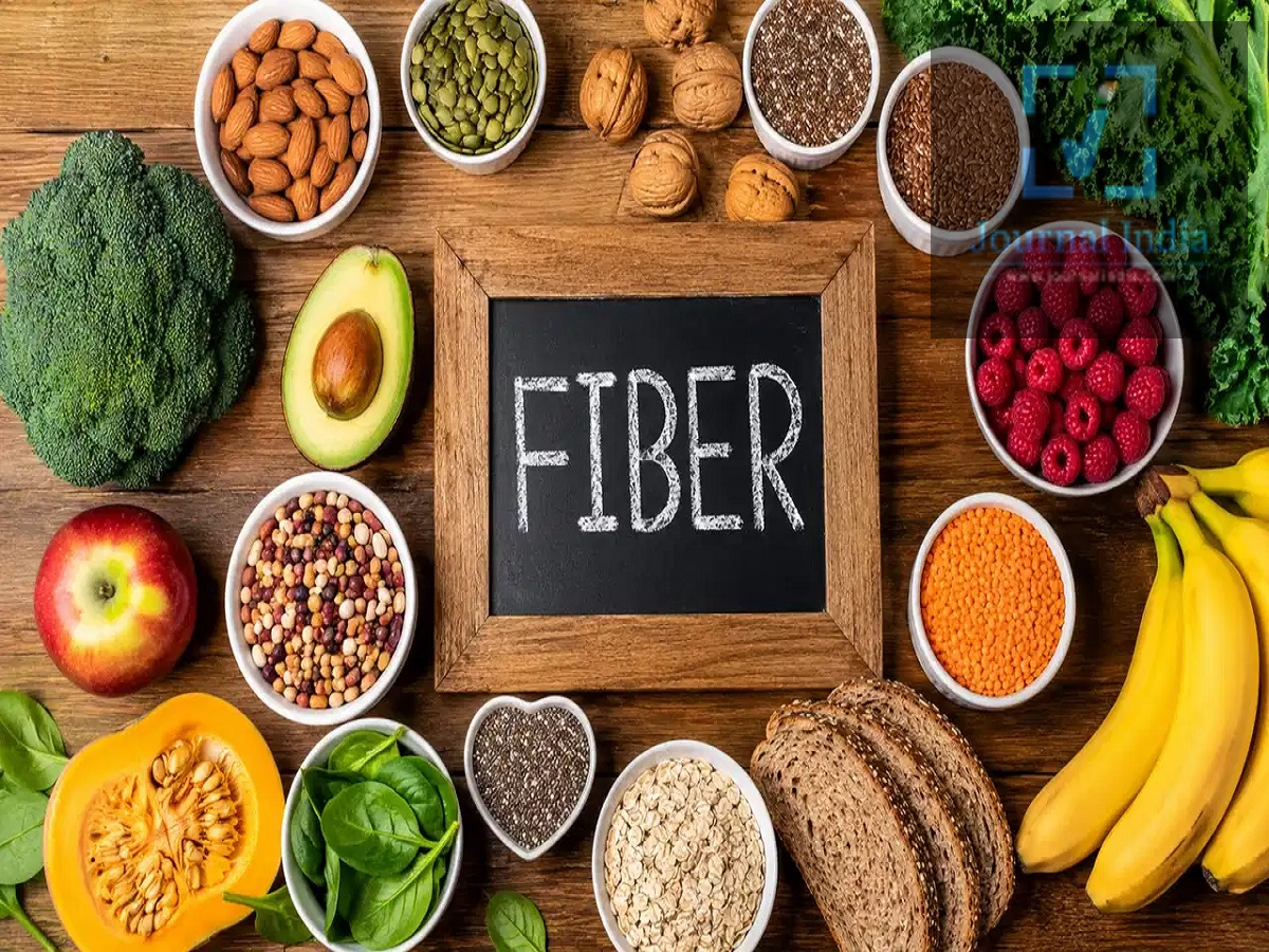 Health Tips- आहार में फाइबर लेना क्यों जरूरी हैं, जानिए कैसे मिलते हैं इसके फायदे दोस्तो युवाओं की खराब जीवनशैली और खान पान ने लोगो को कम उम्र में ही कई बीमारियों से ग्रसित कर दिया हैं, ऐसे में शरीर में फाइबर की कमी शाररिक नुकसान पहुंचा सकती हैं, फाइबर शरीर के लिए जरूरी पोषक तत्वों में से एक है। इसकी कमी से कब्ज, पेट फूलना और पाचन संबंधी अन्य समस्याएं हो सकती हैं। रोजाना पर्याप्त मात्रा में फाइबर का सेवन पाचन तंत्र को स्वस्थ रखने के साथ-साथ वजन, ब्लड शुगर और हृदय स्वास्थ्य के लिए भी फायदेमंद माना जाता है। आइए जानते हैं स्वास्थ्य के लिए फाइबर क्यों जरूरी हैं-  रोजाना कितने फाइबर की जरूरत होती है? 50 वर्ष या उससे कम उम्र की महिलाओं को रोजाना लगभग 25 ग्राम और पुरुषों को करीब 38 ग्राम फाइबर का सेवन करना चाहिए। 50 वर्ष से अधिक उम्र में महिलाओं के लिए लगभग 21 ग्राम और पुरुषों के लिए 30 ग्राम फाइबर की सलाह दी जाती है।  शरीर के लिए फाइबर के फायदे 1. कब्ज से राहत: फाइबर मल को नरम और अधिक मात्रा वाला बनाने में मदद करता है, जिससे मल त्याग आसान हो सकता है। 2. पाचन तंत्र को रखता है स्वस्थ: फाइबर आंतों तक पहुंचकर पाचन प्रक्रिया को बेहतर तरीके से संचालित करने में मदद करता है। 3. लंबे समय तक पेट भरा रखता है: फाइबर युक्त भोजन जल्दी भूख लगने से रोक सकता है। इससे बार-बार स्नैकिंग कम करने और वजन को नियंत्रित रखने में मदद मिल सकती है। 4. ब्लड शुगर नियंत्रण में मदद: घुलनशील फाइबर पानी में जेल जैसी संरचना बना सकता है, जिससे भोजन के पाचन की गति धीमी होती है और ब्लड शुगर तेजी से बढ़ने से बच सकता है। 5. हृदय स्वास्थ्य के लिए फायदेमंद: कुछ प्रकार के फाइबर शरीर में कोलेस्ट्रॉल के स्तर को कम करने में मदद कर सकते हैं, जिससे हृदय स्वास्थ्य को लाभ मिल सकता है। फाइबर के अच्छे स्रोत कौन से हैं? फल और सब्जियां साबुत अनाज दालें और मसूर चना, राजमा और अन्य बीन्स मटर बादाम और अन्य नट्स बीज छिलके सहित खाए जाने वाले फल एक मध्यम आकार के नाशपाती में लगभग 5.5 ग्राम, एक मध्यम सेब में करीब 4.4 ग्राम और एक कप रास्पबेरी में लगभग 8 ग्राम फाइबर हो सकता है। वहीं, एक कप पकी हुई दाल से लगभग 15.6 ग्राम फाइबर मिल सकता है। साबुत अनाज से बने उत्पाद खरीदते समय पैकेज पर दिए गए न्यूट्रिशन लेबल में फाइबर की मात्रा जरूर जांचें।