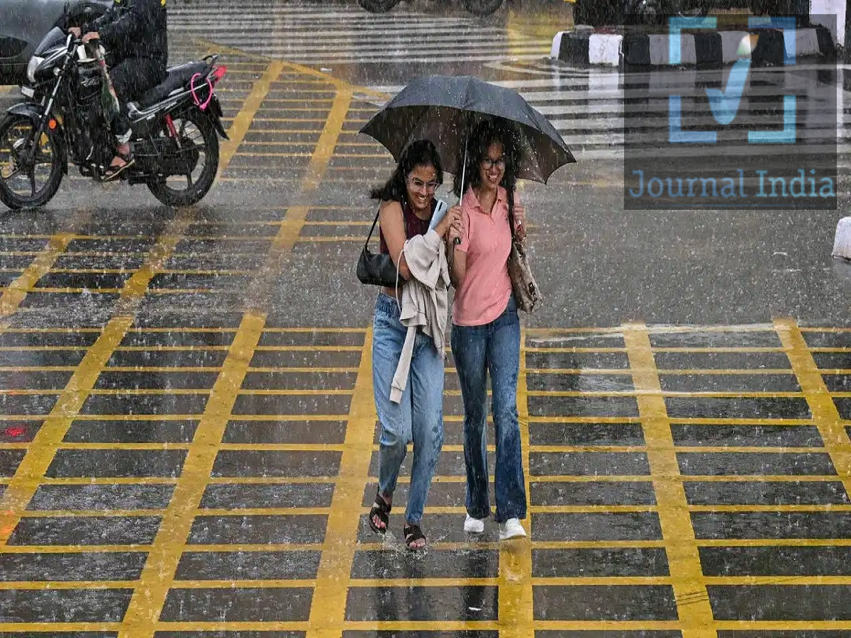 Weather Update- उत्तर भारत के इन राज्यों में हो सकती हैं मूसलाधार बारिश, जानिए मौसम का हाल दोस्तो देश के अधिकांश हिस्सों में बारिश आना बंद हो गया हैं, लेकिन जाते हुए मानसून लोगो के लिए परेशानी खड़ी कर रखी हैं, भारतीय मौसम विभाग (IMD) ने 24 सितंबर 2026 को देश के करीब 19 राज्यों में हल्की से भारी बारिश की संभावना जताई है। कई इलाकों में गरज-चमक और आकाशीय बिजली के साथ तेज हवाएं चल सकती हैं। आइए जानते हैं मौसम का हाल-  बंगाल की खाड़ी में बना डीप डिप्रेशन मौसम विभाग के अनुसार, बंगाल की खाड़ी के ऊपर बना डीप डिप्रेशन पश्चिम-उत्तर-पश्चिम दिशा में आगे बढ़ रहा है। इसके 23 सितंबर की रात तक उत्तर आंध्र प्रदेश और दक्षिण ओडिशा के तटों के बीच, कलिंगपट्टनम के आसपास, डीप डिप्रेशन के रूप में तट पार करने की संभावना जताई गई थी। इसके प्रभाव से 24 सितंबर से बारिश की गतिविधियां बढ़ने की संभावना है। छत्तीसगढ़, ओडिशा और तेलंगाना में तेज से बहुत तेज बारिश हो सकती है। ओडिशा और आंध्र प्रदेश के तटीय इलाकों में तेज हवाओं के साथ समुद्र की स्थिति बेहद खराब रहने की आशंका है। IMD ने मछुआरों को प्रभावित समुद्री क्षेत्रों में 24 सितंबर तक समुद्र में न जाने की सलाह दी है। दिल्ली का मौसम: 24 सितंबर को बारिश की संभावना नहीं दिल्ली से मानसून की विदाई हो चुकी है। 24 सितंबर को राजधानी में बारिश की संभावना कम है। हालांकि, मानसून की विदाई के बावजूद आने वाले दिनों में बारिश हो सकती है। IMD के अनुसार, दिल्ली में 27 और 28 सितंबर को भारी बारिश की संभावना है। इसलिए अगले कुछ दिनों में मौसम में बदलाव देखने को मिल सकता है। उत्तर प्रदेश में 25 सितंबर से बढ़ेगी बारिश उत्तर प्रदेश में 24 सितंबर को बारिश की गतिविधि सीमित रहने की संभावना है। हालांकि, 25 सितंबर से पूर्वी उत्तर प्रदेश में बारिश बढ़ सकती है और कुछ स्थानों पर भारी बारिश हो सकती है। 25 सितंबर: पूर्वी यूपी में कुछ स्थानों पर भारी बारिश। 26 सितंबर: पूर्वी यूपी में भारी से बहुत भारी बारिश, जबकि पश्चिमी यूपी में भारी बारिश की संभावना। 27 सितंबर: पूर्वी और पश्चिमी दोनों हिस्सों में भारी बारिश। 28-29 सितंबर: बारिश की गतिविधियों में कमी आने और कुछ स्थानों तक सीमित रहने की संभावना। मध्य प्रदेश में भारी बारिश का अलर्ट मध्य प्रदेश के पूर्वी हिस्सों में 24 सितंबर को भारी बारिश हो सकती है। मौसम विभाग ने अगले कुछ दिनों तक राज्य में बारिश का दौर जारी रहने का अनुमान जताया है। 25 सितंबर: पूर्वी MP में भारी से बहुत भारी बारिश और पश्चिमी हिस्से में भारी बारिश। 26 सितंबर: कुछ इलाकों में भारी से बहुत भारी बारिश। 27 सितंबर: राज्य में भारी बारिश जारी रहने की संभावना। 28-29 सितंबर: बारिश की गतिविधि कम होकर कुछ स्थानों तक सीमित हो सकती है। उत्तराखंड में 26-27 सितंबर को भारी बारिश उत्तराखंड में 24 सितंबर को हल्की बारिश की संभावना है। लेकिन 25 सितंबर के बाद मौसम में बदलाव देखने को मिल सकता है। IMD के अनुसार, 26 और 27 सितंबर को उत्तराखंड में भारी से बहुत भारी बारिश हो सकती है। इसके बाद 28 और 29 सितंबर को भी कुछ स्थानों पर भारी बारिश जारी रहने की संभावना है। पहाड़ी क्षेत्रों में लगातार बारिश के कारण भूस्खलन और सड़क बाधित होने का खतरा बढ़ सकता है। ऐसे में यात्रा करने वाले लोगों को स्थानीय प्रशासन और मौसम विभाग की सलाह का पालन करना चाहिए।