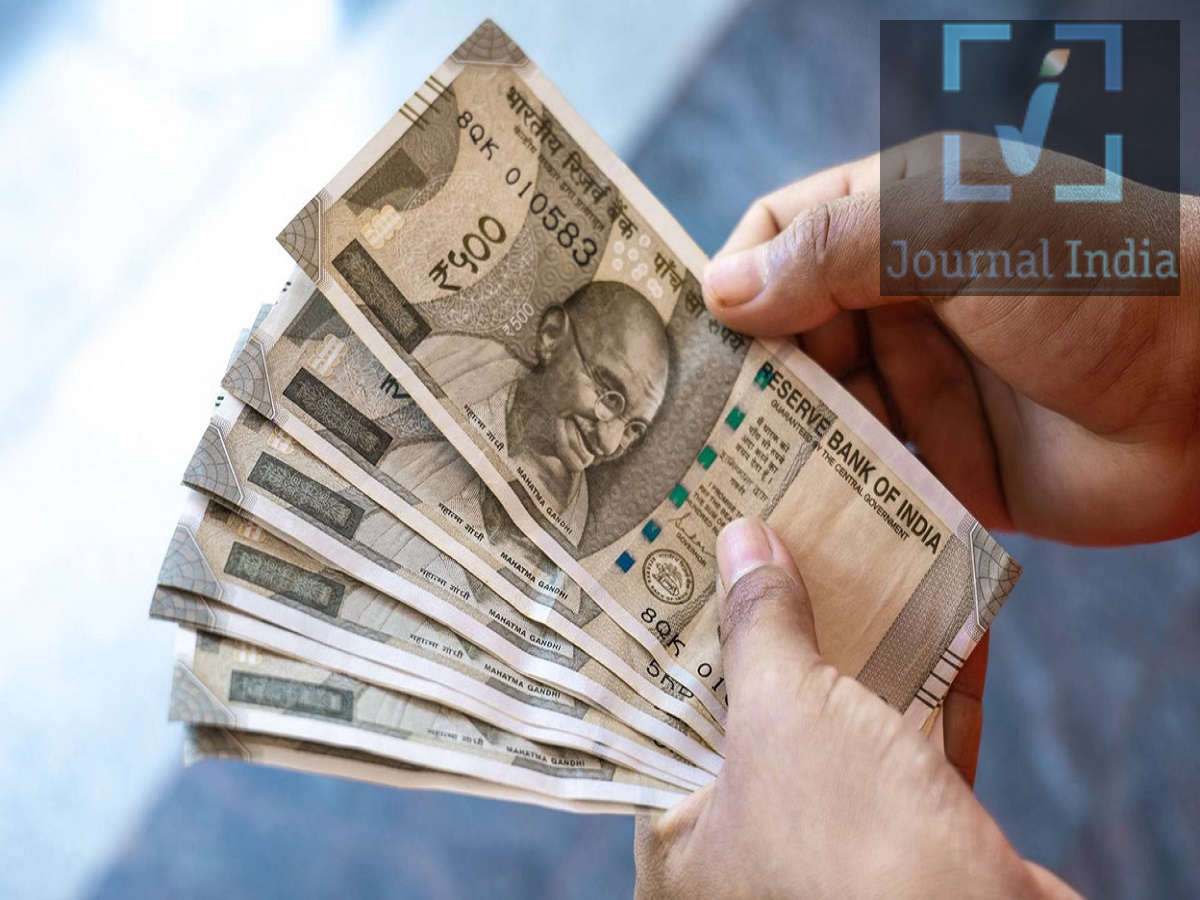 APY Scheme- बुढ़ापे में काम आएगी सरकार की ये स्किम, तो तुरंत यहां चेक करें पात्रता,  आज ही करें अप्लाई दोस्तो अगर आप एक नौकरीपैशा व्यक्ति हैं तो आपको अपने रिटायरमेंट के बाद की जिदंगी के बारे में सोचना चाहिए, क्योंकि काम छोड़ने के बाद रेगुलर इनकम अनिश्चित हो सकती है। हालांकि बहुत से लोग रिटायरमेंट फंड बनाना चाहते हैं, लेकिन एक बार में बड़ी रकम इन्वेस्ट करना हर किसी के लिए मुमकिन नहीं होता। यहीं पर अटल पेंशन योजना (APY) योग्य लोगों के लिए काम आ सकती है। यह स्कीम सब्सक्राइबर्स को उनके काम करने के सालों के दौरान रेगुलर योगदान करने और तय उम्र तक पहुँचने के बाद गारंटीड मंथली पेंशन पाने की सुविधा देती है। आइए जानते हैं इस स्कीम के बारें में-  अटल पेंशन योजना क्या है? अटल पेंशन योजना सरकार द्वारा समर्थित एक पेंशन स्कीम है जिसे लोगों को बुढ़ापे के लिए रेगुलर इनकम का ज़रिया बनाने के लिए प्रोत्साहित करने के लिए बनाया गया है।  इस स्कीम के तहत, सब्सक्राइबर्स 60 साल की उम्र तक समय-समय पर योगदान करते हैं। चुने गए विकल्प के आधार पर, वे 60 साल की उम्र के बाद ₹1,000, ₹2,000, ₹3,000, ₹4,000 या ₹5,000 की गारंटीड मंथली पेंशन पा सकते हैं, जो स्कीम के लागू नियमों के अधीन है। आपको कितना योगदान करना होगा? स्कीम से जुड़ते समय आपकी उम्र आपके द्वारा चुनी गई मंथली पेंशन की राशि उदाहरण के लिए, 18 साल की उम्र में APY से जुड़ने वाले और ₹5,000 प्रति माह का अधिकतम पेंशन विकल्प चुनने वाले व्यक्ति को ₹210 प्रति माह का योगदान करना होगा। इसी तरह, 30 साल की उम्र में जुड़ने वाले और ₹5,000 मंथली पेंशन विकल्प चुनने वाले व्यक्ति को ₹577 प्रति माह का योगदान करना होगा। इससे पता चलता है कि कम उम्र में शुरुआत करने पर उसी पेंशन विकल्प के लिए तुलनात्मक रूप से कम रेगुलर योगदान की ज़रूरत हो सकती है। 60 साल की उम्र तक योगदान जारी रहता है सब्सक्राइबर्स को आम तौर पर 60 साल की उम्र तक योगदान करना होता है। इसलिए, कुल योगदान की अवधि इस बात पर निर्भर करती है कि व्यक्ति किस उम्र में स्कीम से जुड़ता है। 18 साल की उम्र में स्कीम में शामिल होने वाले व्यक्ति के लिए, योगदान की अवधि चार दशकों से ज़्यादा हो सकती है। जो व्यक्ति बाद में शामिल होता है, उसका कॉन्ट्रिब्यूशन पीरियड (योगदान की अवधि) कम होगा, लेकिन उसी पेंशन राशि के लिए उसे ज़्यादा कॉन्ट्रिब्यूशन करना पड़ सकता है। अटल पेंशन योजना में कौन शामिल हो सकता है? आवेदक भारत का नागरिक होना चाहिए। शामिल होने के समय आवेदक की उम्र 18 से 40 साल के बीच होनी चाहिए। सब्सक्राइबर के पास बैंक अकाउंट या सेविंग्स बैंक अकाउंट होना चाहिए जिसके ज़रिए कॉन्ट्रिब्यूशन किया जा सके। मौजूदा नियमों के तहत, जो लोग इनकम-टैक्स देते हैं, वे नया APY अकाउंट खोलने के लिए योग्य नहीं हैं। जल्दी शुरू करना क्यों फायदेमंद है?  कम उम्र में APY अकाउंट शुरू करने का मतलब आम तौर पर लंबा कॉन्ट्रिब्यूशन पीरियड और उसी पेंशन विकल्प के लिए कम समय-समय पर कॉन्ट्रिब्यूशन होता है। उदाहरण के लिए, ₹5,000 के पेंशन विकल्प के लिए 18 साल के व्यक्ति का कॉन्ट्रिब्यूशन, 30 साल की उम्र में शामिल होने वाले व्यक्ति की तुलना में काफी कम होता है। इसलिए, जो योग्य व्यक्ति गारंटीड पेंशन बनाना चाहते हैं, वे जल्दी शुरू करने पर विचार कर सकते हैं। आपको कौन सी पेंशन मिल सकती है? ₹1,000 प्रति माह ₹2,000 प्रति माह ₹3,000 प्रति माह ₹4,000 प्रति माह ₹5,000 प्रति माह स्कीम में शामिल होते समय पेंशन विकल्प चुना जाता है, और उसी के अनुसार ज़रूरी कॉन्ट्रिब्यूशन तय किया जाता है।