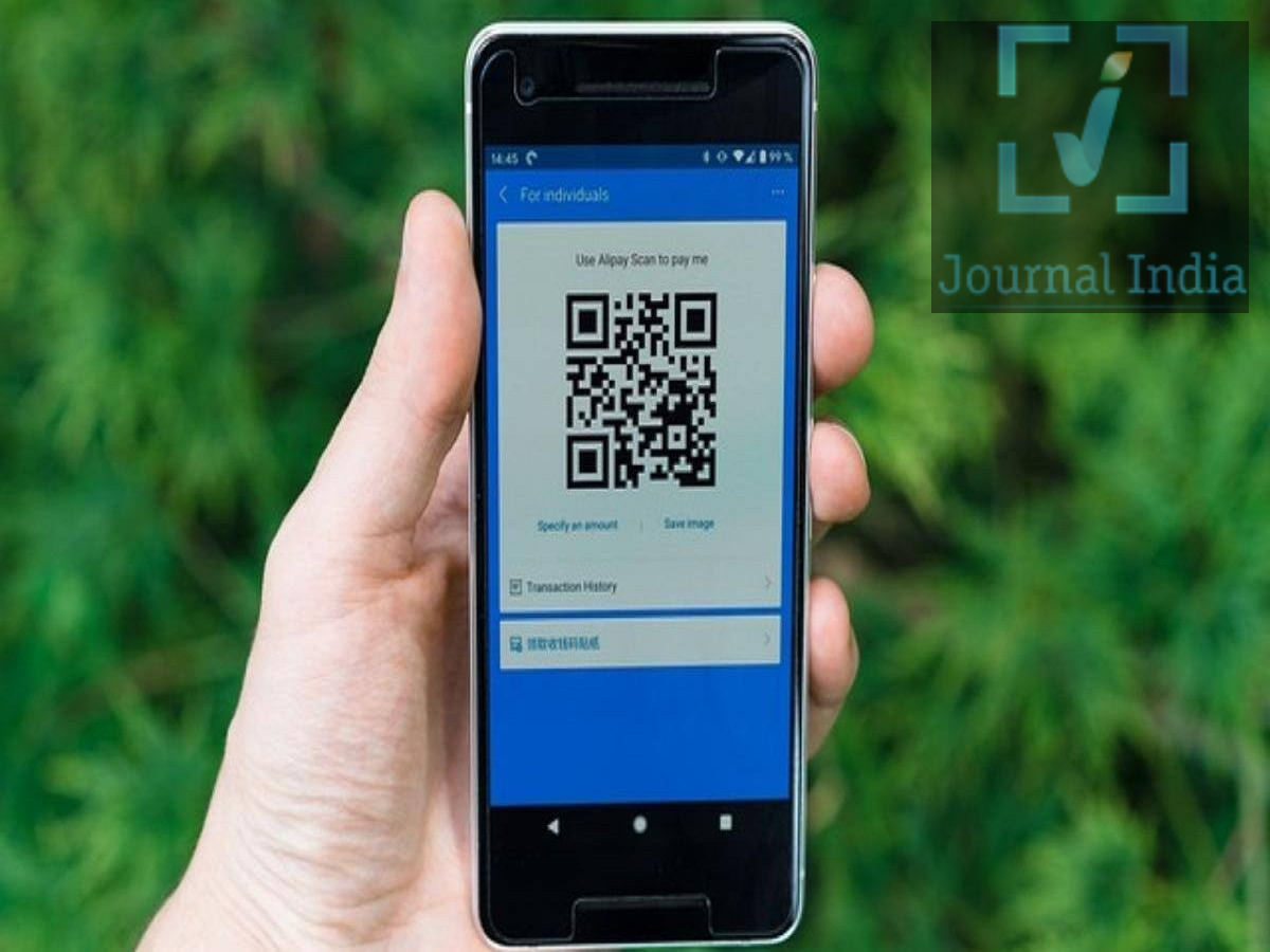 QR Code- कितना छोटा बनवा सकते हैं आप QR Code, जानिए इसकी साइज लिमिट दोस्तो आज के आधुनिक युग में QR Code का इस्तेमाल आम बात बन गई हैं, वेबसाइट खोलने, पेमेंट करने, किसी प्रोडक्ट की जानकारी पाने या किसी लिंक तक तुरंत पहुंचने के लिए लोग कुछ सेकंड में QR Code स्कैन कर लेते हैं। कहा जाता है कि QR Code कम से कम 2 से 2.5 सेंटीमीटर का होना चाहिए। कुछ जगहों पर 1 सेंटीमीटर को न्यूनतम आकार बताया जाता है। लेकिन तकनीकी रूप से QR Code इससे भी काफी छोटा हो सकता है। आइए जानते हैं कि QR की परफेक्ट साइज क्या होती हैं-  QR Code कितना छोटा हो सकता है? QR Code तकनीक विकसित करने वाली जापानी कंपनी Denso Wave के अनुसार, QR Code का आकार केवल पूरे कोड के आधार पर तय नहीं होता। इसे छोटे-छोटे वर्गों से बनाया जाता है, जिन्हें 'Modules' कहा जाता है। एक Module का न्यूनतम आकार लगभग 0.17 mm हो सकता है। एक सामान्य QR Code में न्यूनतम 21&times;21 Modules का ग्रिड हो सकता है। उच्च गुणवत्ता वाली प्रिंटिंग और सही स्कैनर की मदद से ऐसा QR Code लगभग 3.57 mm यानी करीब 0.14 इंच तक छोटा हो सकता है। हालांकि, वास्तविक इस्तेमाल में QR Code का आकार इससे बड़ा रखना अधिक व्यावहारिक होता है। Micro QR Code इससे भी छोटा सामान्य QR Code के अलावा Micro QR Code भी मौजूद हैं। Denso Wave ने इसे वर्ष 2004 में पेश किया था। Micro QR Code का आकार सामान्य QR Code की तुलना में काफी छोटा हो सकता है। इसमें एक तरफ 11 से 17 Modules तक हो सकते हैं। परीक्षणों में लगभग 2 mm चौड़े Micro QR Code को सफलतापूर्वक स्कैन किया गया। अधिक जानकारी वाले एक अन्य Micro QR Code को करीब 3 mm के आकार में भी स्कैन किया गया। इसके लिए अच्छी क्वालिटी की प्रिंटिंग और उपयुक्त स्कैनिंग तकनीक जरूरी होती है। इसका मतलब है कि सही परिस्थितियों में QR Code को कुछ मिलीमीटर तक छोटा किया जा सकता है। दुनिया का सबसे छोटा QR Code कितना है? अब बात आती है दुनिया के सबसे छोटे QR Code की। Guinness World Records के अनुसार, रिकॉर्ड में दर्ज सबसे छोटा QR Code केवल 1.977 वर्ग माइक्रोमीटर का है। यह आकार इतना छोटा है कि इसे नंगी आंखों से देखा भी नहीं जा सकता। इसे पढ़ने के लिए सामान्य स्मार्टफोन कैमरा पर्याप्त नहीं है। इसके लिए कैलिब्रेटेड Scanning Electron Microscopy (SEM) जैसी विशेष तकनीक की आवश्यकता होती है। क्या इतना छोटा QR Code आम लोगों के काम का है? व्यावहारिक तौर पर नहीं। भले ही तकनीक की मदद से QR Code को बेहद छोटा बनाया जा सकता है, लेकिन आम उपयोग के लिए उसका आकार, प्रिंट क्वालिटी, कॉन्ट्रास्ट और स्कैनिंग दूरी बेहद महत्वपूर्ण हैं। इसलिए पोस्टर, पैकेजिंग, विजिटिंग कार्ड या किसी अन्य सामान्य इस्तेमाल के लिए QR Code को इतना छोटा नहीं रखना चाहिए कि फोन का कैमरा उसे आसानी से पहचान ही न पाए।