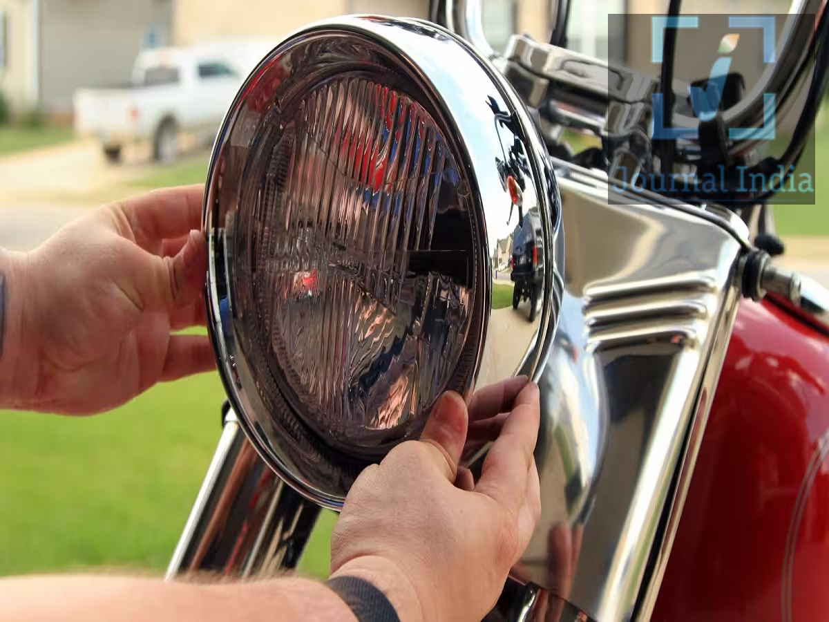 Car Head Light Update- सरकार ला रही हैं गाड़ियों की लाइट को लेकर कड़े नियम, जानिए इनके बारे में दोस्तो अगर आप कार चलाते हैं वो भी रात के समय तो आपको एक परेशानी अक्सर होती हैं, हाइवे पर हाई-बीम हेडलाइट, सामने से आने वाले ड्राइवरों के लिए परेशानी का बड़ा कारण बनती है। अचानक आंखों पर पड़ने वाली तेज रोशनी से कुछ सेकंड के लिए विजिबिलिटी कम हो सकती है, जिससे सड़क हादसों का खतरा बढ़ जाता है। इसी समस्या को कम करने के लिए सड़क परिवहन और राजमार्ग मंत्रालय (MoRTH) ने Central Motor Vehicles Rules में बदलाव का प्रस्ताव रखा है।  आइए जानते हैं इसके बारे में-  1. नए दोपहिया वाहनों में ऑटोमैटिक हेडलाइट लो-बीम पर रहेगी मौजूदा व्यवस्था में दोपहिया वाहनों का Automatic Headlight On (AHO) सिस्टम वाहन की सेटिंग के अनुसार लो-बीम या हाई-बीम को सक्रिय कर सकता है। प्रस्तावित नियमों के तहत: नए दोपहिया वाहनों में AHO सक्रिय होने पर हेडलाइट लो-बीम मोड में रहेगी। इसका उद्देश्य सामने से आने वाले वाहन चालकों की आंखों पर पड़ने वाली तेज रोशनी को कम करना है। यह नियम नए निर्मित दोपहिया वाहनों पर लागू होगा। पहले से सड़क पर चल रहे वाहनों पर इसका असर नहीं पड़ेगा। 2. हेडलाइट की अधिकतम रोशनी की सीमा घटाने का प्रस्ताव वाहनों की हेडलाइट से निकलने वाली अत्यधिक रोशनी को नियंत्रित करने के लिए अधिकतम प्रकाश तीव्रता की सीमा कम करने का प्रस्ताव है। प्रस्ताव के अनुसार: दोपहिया वाहनों के लिए सीमा 1.5 लाख कैंडेला से घटाकर 1 लाख कैंडेला की जा सकती है। कारों और अन्य चार पहिया वाहनों के लिए यह सीमा 2.25 लाख से घटाकर 1.5 लाख कैंडेला की जा सकती है। इसका उद्देश्य सामने से आने वाले ड्राइवरों को होने वाली चकाचौंध यानी glare को कम करना है। 3. सफेद रोशनी की चकाचौंध भी होगी कम आजकल कई वाहनों में बहुत तेज और ज्यादा सफेद रोशनी वाली LED हेडलाइट का इस्तेमाल होता है। अधिक कलर टेम्परेचर वाली रोशनी रात में सामने वाले ड्राइवर की आंखों पर ज्यादा glare पैदा कर सकती है। इसे देखते हुए प्रस्ताव में: वाहन की लाइट का अधिकतम कलर टेम्परेचर 6,500K तक सीमित करने का प्रस्ताव है। मुख्य बीम यानी हाई-बीम हेडलाइट की mounting height को लो-बीम हेडलाइट की ऊंचाई के अनुरूप करने का भी प्रस्ताव है। 4. शहर में हाई-बीम इस्तेमाल करने पर मिलेगा अलर्ट नए नियमों में हाई-बीम के अनावश्यक इस्तेमाल को रोकने के लिए स्पीड-सेंसिटिव ऑडियो अलार्म का प्रावधान भी प्रस्तावित है। यदि कोई ड्राइवर: शहर या भीड़भाड़ वाले इलाके में हाई-बीम ऑन करता है, तो वाहन बीप या अलर्ट साउंड के जरिए उसे लो-बीम पर जाने के लिए याद दिला सकता है। हालांकि, हाईवे पर तेज गति से वाहन चलाते समय यह अलार्म सक्रिय नहीं होगा। प्रस्ताव के अनुसार 60 किमी/घंटे से अधिक गति पर हाई-बीम की जरूरत को ध्यान में रखते हुए अलर्ट बंद रखा जा सकता है। 5. ट्रक और बसों पर रिफ्लेक्टिव टेप अनिवार्य हो सकता है रात, कोहरे और खराब मौसम में भारी वाहनों को दूर से पहचानना मुश्किल हो जाता है। इसे ध्यान में रखते हुए बस, ट्रक और अन्य भारी कमर्शियल वाहनों पर सर्टिफाइड रिफ्लेक्टिव टेप लगाना अनिवार्य किए जाने का प्रस्ताव है। इससे: रात में भारी वाहन दूर से दिखाई देंगे। कोहरे और खराब मौसम में विजिबिलिटी बेहतर होगी। पीछे से आने वाले वाहनों को भारी वाहनों की मौजूदगी पहले पता चल सकेगी। सड़क हादसों के जोखिम को कम करने में मदद मिलेगी।