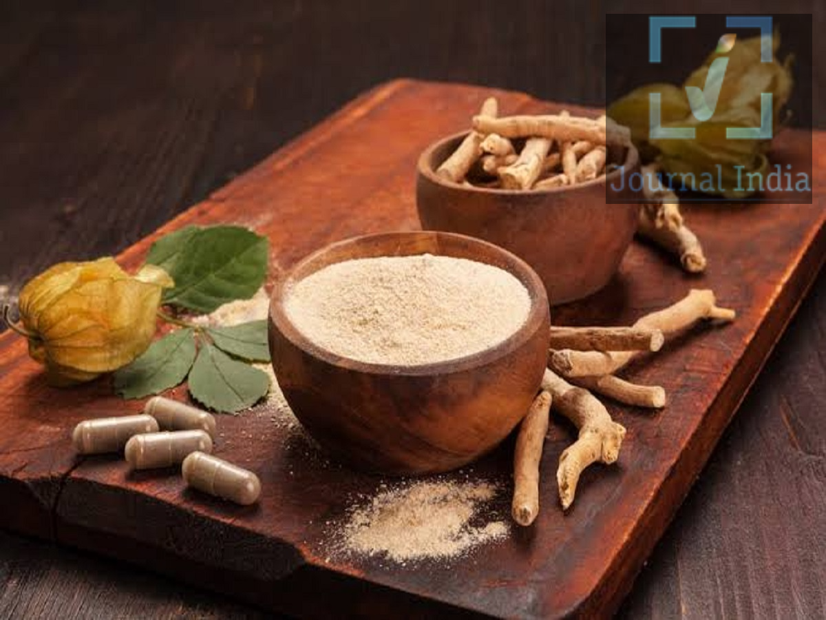 Health Tips- क्या प्रतिदिन अश्वगंधा का सेवन स्वास्थ्य के लिए सही है, आइए जानते हैं एक्सपर्ट्स की राय दोस्तो इंसान एक स्वस्थ स्वास्थ्य बनाए रखने के लिए कई अच्छी जीवनशैली और खान पान लेता है, ऐसे में कई लोग अश्वगंधा का सेवन करते हैं, जो तनाव, नींद और सामान्य स्वास्थ्य को बनाए रखता है। लेकिन लंबे समय तक इसके सेवन को लेकर अक्सर सुरक्षा से जुड़े सवाल उठते हैं। हाल ही में एक सर्वे में पाया गया कि अश्वगंधा हर व्यक्ति के लिए लंबे समय तक पूरी तरह सुरक्षित है। अध्ययन एक निश्चित मात्रा, नियंत्रित परिस्थितियों और स्वस्थ प्रतिभागियों पर किया गया था। लिवर और किडनी पर क्या असर पड़ा? अध्ययन के दौरान प्रतिभागियों के लिवर और किडनी से जुड़े स्वास्थ्य संकेतकों की नियमित जांच की गई। इनमें लिवर फंक्शन टेस्ट, क्रिएटिनिन और ब्लड यूरिया जैसे परीक्षण शामिल थे। रिसर्च के अनुसार, अधिकांश जांच के परिणाम सामान्य सीमा में रहे और अश्वगंधा लेने वाले समूह तथा प्लेसिबो समूह के बीच सुरक्षा के मामले में कोई महत्वपूर्ण अंतर नहीं पाया गया। अध्ययन में अश्वगंधा को गंभीर लिवर या किडनी इंजरी से जोड़ने वाला कोई प्रमाण नहीं मिला। हालांकि, अश्वगंधा लेने वाले लगभग 2% प्रतिभागियों में लिवर एंजाइम में हल्की वृद्धि देखी गई, जबकि प्लेसिबो समूह में यह आंकड़ा करीब 0.7% था। इसलिए यह कहना सही नहीं होगा कि अश्वगंधा का लिवर पर कभी कोई असर नहीं पड़ सकता। क्या अश्वगंधा से इम्युनिटी बढ़ी? स्टडी में यह भी देखा गया कि लंबे समय तक अश्वगंधा लेने से Covishield वैक्सीन के बाद बनी इम्युनिटी पर क्या प्रभाव पड़ता है। दोनों समूहों में वैक्सीन के बाद मजबूत इम्यून रिस्पॉन्स देखा गया। हालांकि, अश्वगंधा लेने से वैक्सीन से बनी इम्युनिटी में अतिरिक्त बढ़ोतरी होने का कोई स्पष्ट और सांख्यिकीय रूप से महत्वपूर्ण प्रमाण नहीं मिला। यानी अध्ययन के आधार पर यह भी साबित नहीं हुआ कि अश्वगंधा वैक्सीन से बनी इम्युनिटी को बढ़ाता है। गंभीर साइड इफेक्ट सामने नहीं आए अध्ययन के दौरान कुछ प्रतिभागियों में हल्के से मध्यम स्तर के प्रतिकूल प्रभाव देखे गए, लेकिन दोनों समूहों की कुल सुरक्षा प्रोफाइल तुलनीय रही। रिपोर्ट के अनुसार, अध्ययन में इस्तेमाल किए गए अश्वगंधा एक्सट्रैक्ट से संबंधित कोई गंभीर प्रतिकूल घटना सामने नहीं आई। शोधकर्ताओं के निष्कर्ष के मुताबिक, स्वस्थ प्रतिभागियों में रोजाना 500 mg स्टैंडर्डाइज्ड जलीय अश्वगंधा एक्सट्रैक्ट का 24 सप्ताह तक सेवन अच्छी तरह सहन किया गया। किन लोगों को सावधानी बरतनी चाहिए? इस स्टडी के परिणामों को हर व्यक्ति पर लागू नहीं किया जा सकता। खासकर इन परिस्थितियों में अश्वगंधा लेने से पहले डॉक्टर की सलाह लेना जरूरी है: अगर आपको पहले से कोई स्वास्थ्य समस्या है। अगर आप नियमित रूप से कोई दवा लेते हैं। अगर आप लंबे समय तक अश्वगंधा लेने की योजना बना रहे हैं। अगर आप बुजुर्ग हैं या आपकी स्वास्थ्य स्थिति सामान्य से अलग है। अगर किसी सप्लीमेंट से पहले आपको प्रतिकूल प्रतिक्रिया हो चुकी है। क्या 24 सप्ताह तक अश्वगंधा लेना सुरक्षित है? इस अध्ययन में स्वस्थ वयस्कों के बीच निर्धारित मात्रा में 24 सप्ताह तक अश्वगंधा का सेवन सामान्य रूप से अच्छी तरह सहन किया गया और गंभीर लिवर या किडनी नुकसान का संकेत नहीं मिला। लेकिन इसका अर्थ यह नहीं है कि अश्वगंधा सभी लोगों के लिए, हर मात्रा में और अनिश्चित समय तक सुरक्षित है। अध्ययन की अवधि, इस्तेमाल की गई विशेष तैयारी और प्रतिभागियों की स्वास्थ्य स्थिति को ध्यान में रखना जरूरी है।