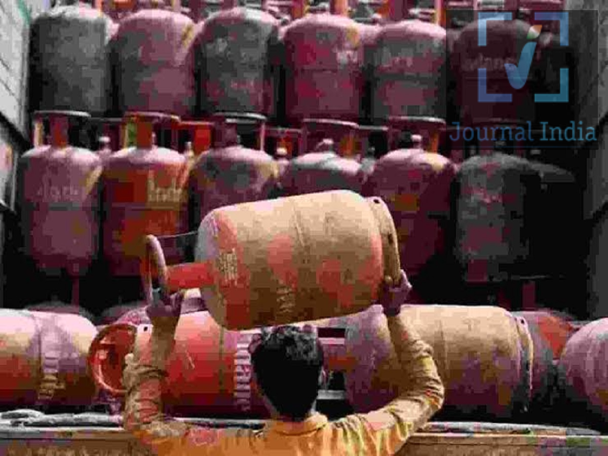 LPG Price 24 October 2026: गैस सिलेंडर की कीमत क्या हुआ हैं बदलाव, एक क्लिक में जानें दोस्तो देश भर में त्योहारों की तैयारियां चल रही हैं, त्योहारों की वजही से घर पर मिठाइयां और त्योहार के पकवान बनाने की योजना बना रहे हैं, ऐसे में सरकार ने घरेलू गैस की कीमत कम कर दी हैं, ताजा अपडेट के अनुसार, 24 अक्टूबर 2026 को घरेलू LPG सिलेंडर की कीमतों में कोई बदलाव नहीं हुआ है। दिल्ली, मुंबई, जयपुर और अन्य बड़े शहरों के उपभोक्ता अपना अगला सिलेंडर बुक करने से पहले मौजूदा कीमतों की जांच कर सकते हैं। दिल्ली में 14.2 किलोग्राम वाले घरेलू LPG सिलेंडर की कीमत ₹942 है, जबकि मुंबई में उपभोक्ताओं को इसके लिए ₹941.50 चुकाने पड़ रहे हैं। हालांकि, स्थानीय करों और अन्य शुल्कों के कारण अलग-अलग शहरों में कीमतें अलग-अलग हो सकती हैं। प्रमुख शहरों में घरेलू LPG सिलेंडर की कीमतें अलग-अलग शहरों के लिए घरेलू गैस सिलेंडर की कीमतें इस प्रकार हैं: दिल्ली: ₹942 मुंबई: ₹941.50  कोलकाता: ₹968 चेन्नई: ₹957.50 नोएडा: ₹939.50 गुरुग्राम: ₹950.50 लखनऊ: ₹979.50 जयपुर: ₹945.50 पटना: ₹1,031.50 हैदराबाद: ₹994 ये सभी कीमतें 14.2 किलोग्राम वाले मानक घरेलू LPG सिलेंडर के लिए हैं। कमर्शियल LPG सिलेंडर की कीमतें होटल, रेस्तरां और खाद्य व्यवसायों में बड़े पैमाने पर इस्तेमाल होने वाले कमर्शियल LPG सिलेंडर की कीमतें अलग होती हैं। 19 किलोग्राम वाले कमर्शियल सिलेंडर की दरें इस प्रकार हैं: दिल्ली: ₹2,810 मुंबई: ₹2,764.50 कोलकाता: ₹2,954 चेन्नई: ₹2,983 नोएडा: ₹2,810 गुरुग्राम: ₹2,828 लखनऊ: ₹2,932.50 जयपुर: ₹2,839 पटना: ₹3,100.50 हैदराबाद: ₹3,065  कमर्शियल सिलेंडर की कीमतें घरेलू LPG दरों से अलग बदल सकती हैं, जिसका असर खाद्य व्यवसायों की परिचालन लागत (ऑपरेटिंग कॉस्ट) पर पड़ सकता है। LPG की कीमतें कब बदलती हैं? तेल विपणन कंपनियां आमतौर पर हर महीने की पहली तारीख को LPG की कीमतों की समीक्षा करती हैं। घरेलू सिलेंडर की कीमतें लंबे समय तक स्थिर रह सकती हैं, जबकि कमर्शियल सिलेंडर के दाम अधिक बार बदल सकते हैं।