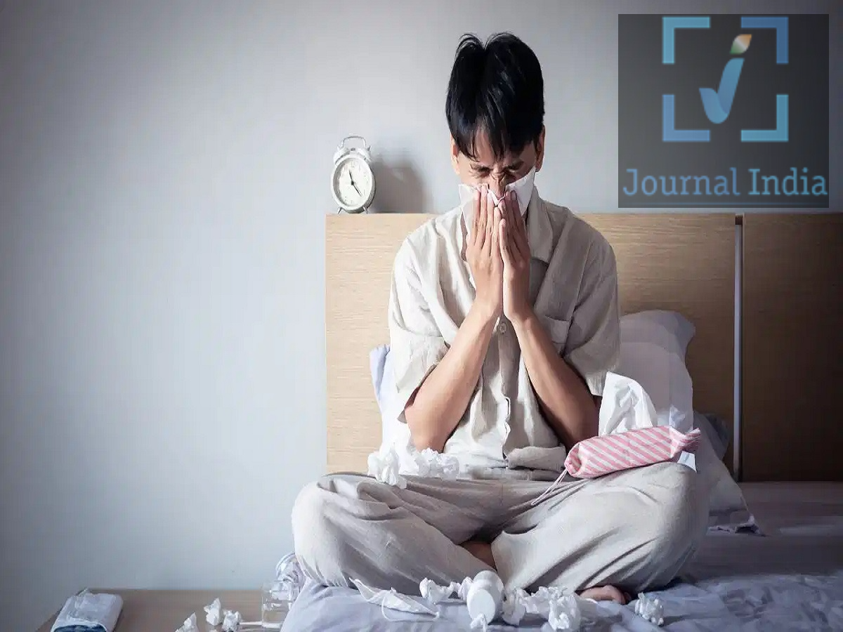 Health Tips- देश में तेजी से फैल रहा हैं H1N1 वायरस, इन बातों का रखें ध्यान दोस्तो एक तरफ मानसून और उसकी वजह से उमस दूसरी तरफ तेजी फैलता हुआ H1N1 यानी स्वाइन फ्लू, जो एक जानलेवा वायरस हैं, कई इलाकों में संक्रमण के मामले सामने आने के बाद स्वास्थ्य विभाग और अस्पतालों को सतर्क रहने के निर्देश दिए गए हैं। विशेषज्ञों का कहना है कि घबराने की जरूरत नहीं है। समय पर सावधानी बरतने और संक्रमण से बचाव के उपाय अपनाने से बीमारी के प्रसार को काफी हद तक नियंत्रित किया जा सकता है, आइए जानते हैं इसके लक्षणों के बारे में-  क्या हैं H1N1 के प्रमुख लक्षण? H1N1 एक प्रकार का इन्फ्लुएंजा है, जो मुख्य रूप से श्वसन तंत्र को प्रभावित करता है। इसके सामान्य लक्षणों में शामिल हैं: अचानक तेज बुखार आना सूखी खांसी गले में खराश नाक बहना तेज सिरदर्द शरीर में दर्द अत्यधिक थकान और कमजोरी कुछ मामलों में सांस लेने में परेशानी ऑक्सीजन स्तर कम होना हर मरीज में सभी लक्षण दिखाई देना जरूरी नहीं है। डॉक्टर ने क्या दी सलाह? समय पर सावधानी बरतने से H1N1 के प्रसार को रोका जा सकता है। उन्होंने बताया कि मौजूदा स्थिति में अधिकांश मरीजों को अस्पताल में भर्ती कराने की जरूरत नहीं पड़ती। हालांकि जिन मरीजों में सांस लेने में दिक्कत, ऑक्सीजन का स्तर कम होने या गंभीर लक्षण दिखाई दें, उन्हें चिकित्सकीय सलाह लेने में देरी नहीं करनी चाहिए। H1N1 से बचने के लिए क्या करें? संक्रमित व्यक्ति से उचित दूरी बनाए रखें। मरीज को जरूरत पड़ने पर मास्क पहनना चाहिए। खांसते या छींकते समय मुंह और नाक ढकें। हाथों को नियमित रूप से साबुन और पानी से धोएं। भीड़भाड़ वाली जगहों पर अतिरिक्त सावधानी बरतें। पर्याप्त आराम और पानी का सेवन करें। लक्षण दिखाई देने पर डॉक्टर की सलाह लें। बिना चिकित्सकीय सलाह के दवाओं का सेवन न करें। क्या नहीं करना चाहिए? H1N1 के लक्षण होने पर खुद से इलाज शुरू करने या संक्रमण को हल्के में लेने से बचना चाहिए। मरीज को दूसरों के संपर्क में आने से भी बचना चाहिए, ताकि संक्रमण आगे न फैले।