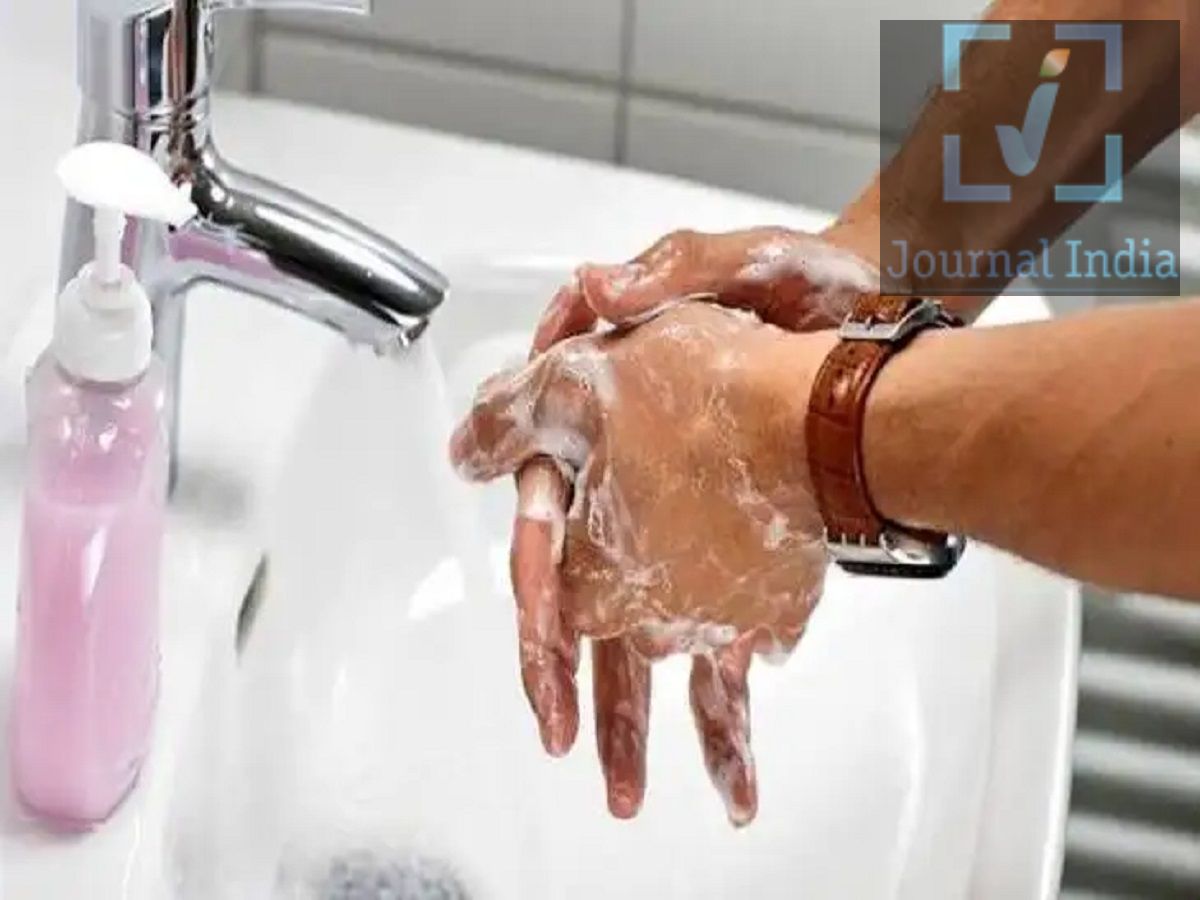 Health Tips: स्वस्थ रहने के लिए दिन में खितनी बार धोने चाहिए हाथ, आइए जानें पूरी डिटेल्स दोस्तो बचपन से ही हमें साफ सुथरा रहने की सलाह दी जाती हैं, जिनमें नियमित रूप से हाथ धोने को प्राथमिकता दी गई हैं, कई लोग अपने हाथ ठीक से नहीं धोते; वे अक्सर सिर्फ हथेलियों को साफ करते हैं और जल्दी से पानी से धो लेते हैं। साबुन और साफ बहते पानी से कम से कम 20 सेकंड तक हाथ धोएं। इस दौरान उंगलियों के बीच, नाखूनों के नीचे और हाथों के पिछले हिस्से को अच्छी तरह साफ करना न भूलें। हाथ की स्वच्छता से जुड़ी मुख्य बातें: - साबुन और पानी से कम से कम 20 सेकंड तक हाथ धोएं। - कुछ भी खाने से पहले और शौचालय का इस्तेमाल करने के बाद अपने हाथ ज़रूर धोएं। - नियमित रूप से हाथ धोने से दस्त (diarrhea) और सांस संबंधी संक्रमणों को फैलने से रोकने में मदद मिलती है। - अगर साबुन और पानी उपलब्ध न हों, तो कम से कम 60% अल्कोहल वाले हैंड सैनिटाइज़र का इस्तेमाल करें। - अगर बार-बार हाथ धोने से त्वचा रूखी हो जाती है या उसमें जलन होती है, तो मॉइस्चराइज़र लगाएं। हाथ धोना क्यों ज़रूरी है? पूरे दिन हम मोबाइल फोन, दरवाज़े के हैंडल, लिफ्ट के बटन, पैसे और ऐसी ही कई अन्य चीज़ों को छूते हैं। हमारे हाथों पर कीटाणु और गंदगी जमा हो सकती है, जो हमारी आँखों, नाक या मुँह को छूने पर शरीर के अंदर जा सकते हैं। ठीक से हाथ धोने से कीटाणु हट जाते हैं, जिससे संक्रमण का ख़तरा कम होता है और यह दूसरों तक नहीं फैलता। यह आसान आदत बच्चों, बुजुर्गों और बीमार लोगों की देखभाल करने वालों के लिए विशेष रूप से महत्वपूर्ण है। हाथ धोने का सही तरीका क्या है?          1. अपने हाथों को गीला करें साबुन लगाने से पहले, साफ बहते पानी से अपने दोनों हाथों को गीला करें। 2. साबुन लगाएं अपनी हथेलियों को आपस में रगड़ें ताकि अच्छी तरह झाग बन जाए 3. अपने हाथों के हर हिस्से को साफ करें हाथों के पिछले हिस्से, उंगलियों के बीच, अंगूठे के आस-पास, नाखूनों के नीचे और कलाइयों को अच्छी तरह रगड़कर साफ करें। 4. कम से कम 20 सेकंड तक रगड़ें साबुन को पानी से धोने से पहले, अपने हाथों को अच्छी तरह रगड़ते रहें। 5. अपने हाथों को अच्छी तरह सुखाएं हाथ सुखाने के लिए साफ तौलिये या पेपर टॉवल का इस्तेमाल करें। हाथ धोने के लिए ज़रूरी समय का अंदाज़ा लगाने के लिए, आप मन ही मन दो बार "हैप्पी बर्थडे" गाना गा सकते हैं। आपको अपने हाथ कब धोने चाहिए? दिन भर में कई मौकों पर हाथ धोना ज़रूरी है, जैसे कि: - खाना खाने से पहले, और खाना बनाने से पहले, उसके दौरान और उसके बाद। - कच्चा मांस, मछली या अंडे छूने के बाद। - शौचालय का इस्तेमाल करने के बाद। - खांसने, छींकने या नाक साफ करने के बाद। - कचरा छूने या गंदी सतहों की सफाई करने के बाद। - पालतू जानवरों को छूने या उनका खाना संभालने के बाद। - डायपर बदलने या किसी बीमार व्यक्ति की देखभाल करने के बाद। - घाव साफ करने या पट्टी बदलने से पहले और बाद में। - सार्वजनिक जगहों से घर लौटने के बाद, खासकर तब जब आपके हाथ गंदे हों।