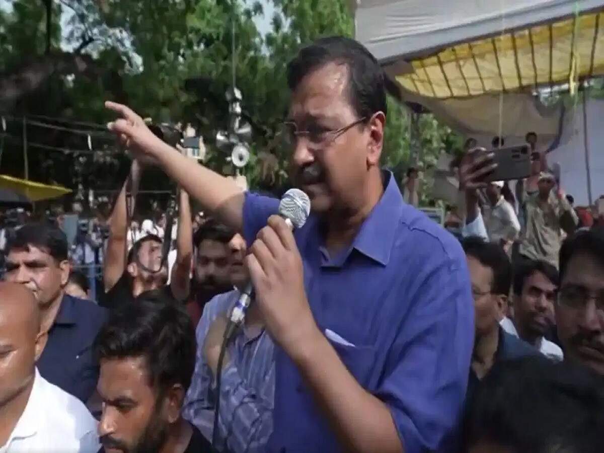 Politics News- Arvind Kejriwal assured legal help to the protesting children, went to every station and appealed for help.