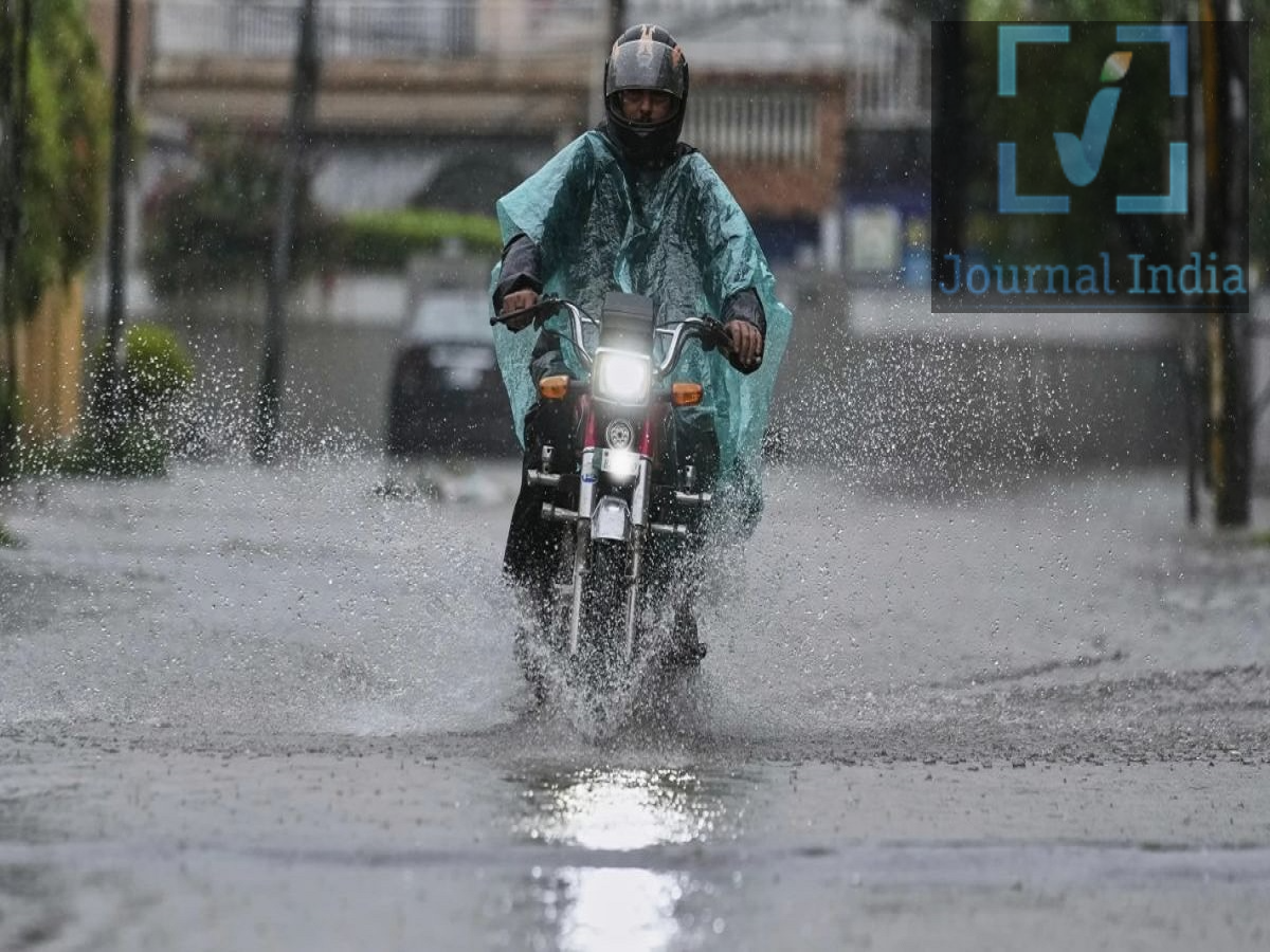 Weather Update- दिल्ली जयपुर में हो सकती हैं तेज बारिश, जानिए मौसम के बारें में पूरी जानकारी दोस्तो मानसून के जानें के बाद भी बादल शांत नहीं रह रहे हैं, अभी भारत के कई हिस्सों में बारिश बनी हुई हैं, मौसम विभाग की जानकारी के अनुसार आज कई राज्यों में भारी बारिश, आंधी-तूफान और तेज हवाएं चलने की संभावना जताई गई है। मानसून की विदाई के बाद भी, कुछ इलाकों में मौसम अस्थिर रह सकता है। रिपोर्ट के अनुसार, 19 राज्यों और केंद्र शासित प्रदेशों के लिए मौसम का अलर्ट जारी किया गया है, जहां कुछ जगहों पर हवा की गति 80 किमी/घंटा तक पहुंच सकती है। आइए जानते हैं पूरी डिटेल्स मौसम पूर्वानुमान की मुख्य बातें 19 राज्यों और केंद्र शासित प्रदेशों के कुछ हिस्सों में भारी बारिश और आंधी-तूफान की संभावना है। कई इलाकों में तेज हवाएं 30&ndash;45 किमी/घंटा की रफ्तार से चल सकती हैं, जबकि कुछ जगहों पर हवा के झोंके 80 किमी/घंटा तक पहुंच सकते हैं। पूर्वी-मध्य बंगाल की खाड़ी में बन रहा कम दबाव का क्षेत्र और 'वेस्टर्न डिस्टर्बेंस' (पश्चिमी विक्षोभ) मौसम को प्रभावित कर सकते हैं। मछुआरों को सावधानी बरतने और तटीय इलाकों के लिए जारी आधिकारिक चेतावनियों का पालन करने की सलाह दी गई है। 19 राज्यों के लिए मौसम अलर्ट इस पूर्वानुमान में दिल्ली, उत्तर प्रदेश, राजस्थान, बिहार, हिमाचल प्रदेश, पंजाब, उत्तराखंड, जम्मू-कश्मीर, झारखंड, पश्चिम बंगाल, छत्तीसगढ़, ओडिशा, केरल, तमिलनाडु, पुडुचेरी, कर्नाटक, अंडमान और निकोबार द्वीप समूह, आंध्र प्रदेश और तेलंगाना शामिल हैं। पश्चिम बंगाल, ओडिशा, आंध्र प्रदेश और तमिलनाडु के कुछ हिस्सों में आंधी-तूफान और भारी बारिश हो सकती है। रिपोर्ट के अनुसार, पूर्वी भारत के कुछ हिस्सों में बिजली गिरने का खतरा है, जबकि पांच राज्यों में ओलावृष्टि की भी संभावना है। 24 अक्टूबर को दिल्ली का मौसम दिल्ली में बारिश और आंधी-तूफान के साथ 30&ndash;40 किमी/घंटा की रफ्तार से हवाएं चल सकती हैं। अधिकतम तापमान लगभग 32&deg;C और न्यूनतम तापमान 18&deg;C के आसपास रहने का अनुमान है।  राजस्थान मौसम पूर्वानुमान अलवर, अजमेर, भरतपुर, जयपुर, चित्तौड़गढ़, भीलवाड़ा और चूरू में बारिश और आंधी-तूफान आ सकते हैं। हवा की गति 40&ndash;45 किमी/घंटा तक पहुँच सकती है। जयपुर में अधिकतम तापमान 33&deg;C और न्यूनतम तापमान लगभग 20&deg;C रहने का अनुमान है।
